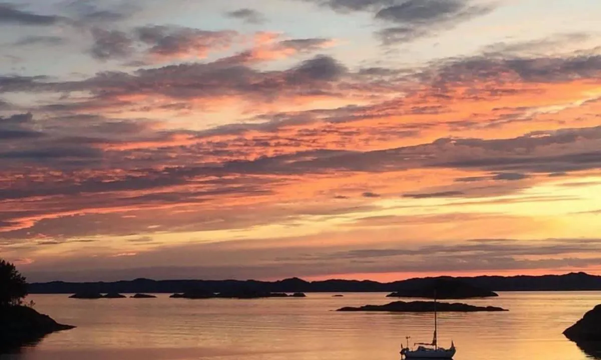 Vestrevågen: {"base": "no", "no": "P\u00e5 bildet ligger b\u00e5ten litt lengre nord en det som er optimalt.", "se": "P\u00e5 bilden ligger b\u00e5ten lite l\u00e4ngre norrut \u00e4n vad som \u00e4r optimalt.", "en": "In the picture, the boat is positioned a bit further north than what is optimal.", "da": "P\u00e5 billedet ligger b\u00e5den lidt l\u00e6ngere mod nord end det som er optimalt."}