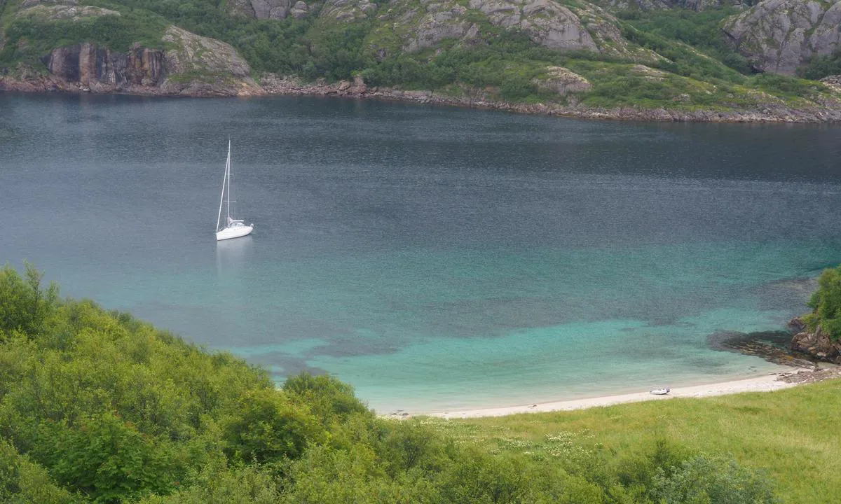 Ankret på 8 meters dyp (høyvann) utenfor stranden midt på Vetøya. Med 30 meter kjetting ute var det tilstrekkelig svingrom.
Tok ikke sjansen på bøya. Ekkoloddet viste 3.8 meter ved høyvann. Noe snaut for seilbåt ved lavvann inn mot stranda?