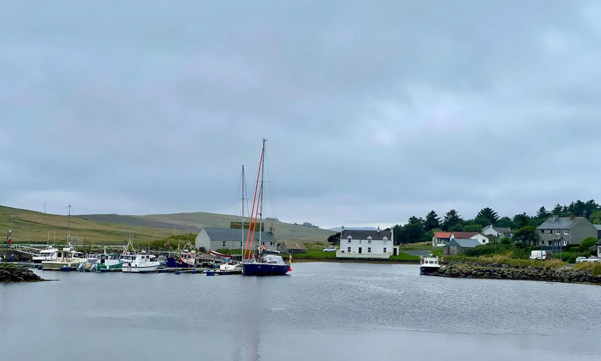 Vidlin Marina: Fortøye longside på enden av den første brygga. Det blir fort grunt for seilbåter lenger innover i havna.