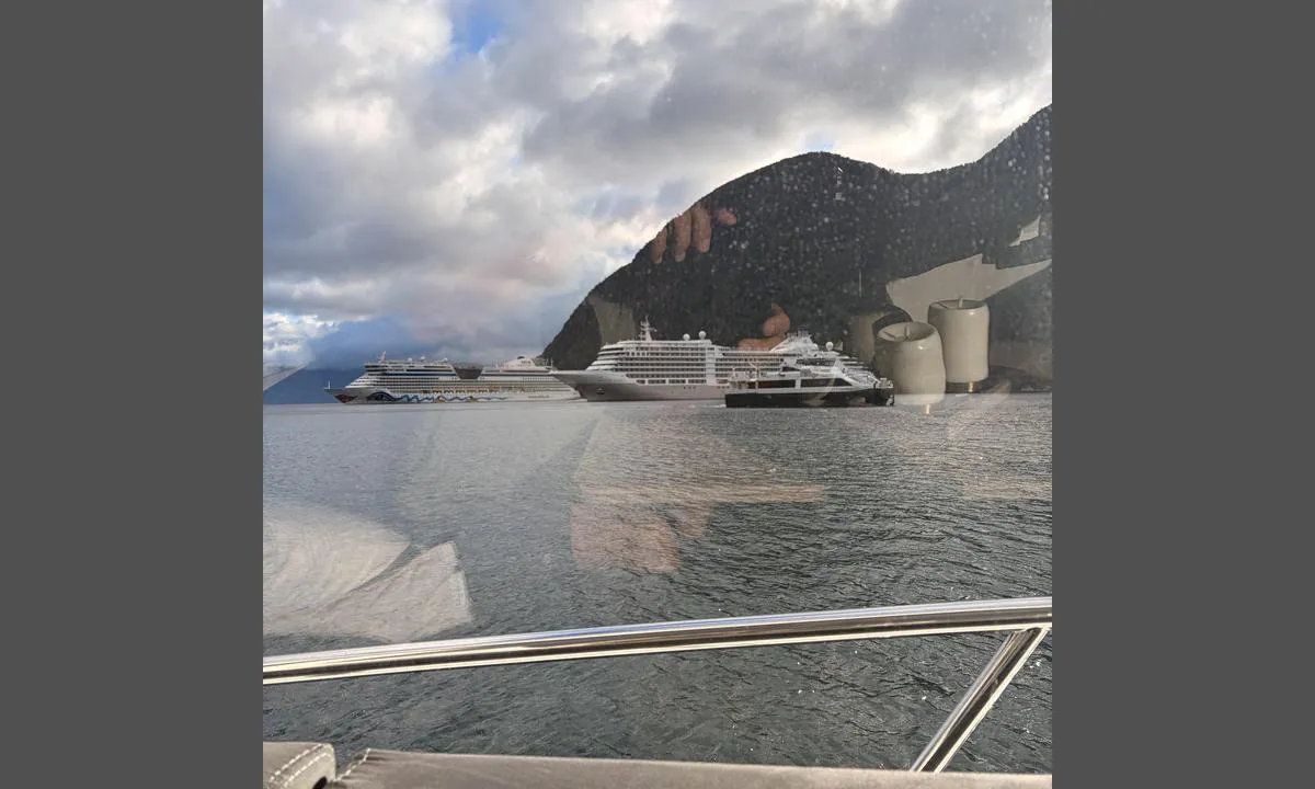 Vik Gjestehavn - Vikøyri: {"base": "no", "no": "cruiseb\u00e5ter og hurtigg\u00e5ende passasjerb\u00e5t. Kan v\u00e6re en fordel \u00e5 ligge p\u00e5 innsiden av betogbrtggen pga  b\u00f8lger", "se": "kryssningsfartyg och snabbtg\u00e5ende passagerarb\u00e5t. Det kan vara en f\u00f6rdel att ligga p\u00e5 insidan av betongkajen p\u00e5 grund av v\u00e5gor", "en": "cruise ships and high-speed passenger boat. It can be advantageous to be on the inside of the concrete pier due to waves", "da": "cruiseb\u00e5de og hurtigg\u00e5ende passagerb\u00e5d. Det kan v\u00e6re en fordel at ligge p\u00e5 indersiden af betonbroen p\u00e5 grund af b\u00f8lger", "fr": "bateaux de croisi\u00e8re et bateau \u00e0 passagers \u00e0 grande vitesse. Il peut \u00eatre avantageux de rester \u00e0 l'int\u00e9rieur du quai en b\u00e9ton \u00e0 cause des vagues.", "de": "Kreuzfahrtschiffe und schnelle Passagierboote. Kann von Vorteil sein, auf der Innenseite des Betonkai zu liegen wegen der Wellen.", "es": "cruceros y barcos de pasajeros de alta velocidad. Puede ser una ventaja estar en el interior del muelle de concreto debido a las olas", "it": "crociere e traghetto passeggeri veloce. Pu\u00f2 essere vantaggioso stare all'interno del molo a causa delle onde", "pt": "navios de cruzeiro e barco de passageiros de alta velocidade. Pode ser uma vantagem estar no lado interno do cais devido a ondas", "nl": "cruiseschepen en hogesnelheidspassagiersboot. Het kan voordelig zijn om aan de binnenkant van de betogsteiger te liggen vanwege de golven", "pl": "statki wycieczkowe i szybkie \u0142odzie pasa\u017cerskie. Mo\u017ce by\u0107 korzystne zacumowa\u0107 od wewn\u0119trznej strony pomostu ze wzgl\u0119du na fale.", "uk": "\u043a\u0440\u0443\u0457\u0437\u043d\u0456 \u0441\u0443\u0434\u043d\u0430 \u0442\u0430 \u0448\u0432\u0438\u0434\u043a\u0456\u0441\u043d\u0438\u0439 \u043f\u0430\u0441\u0430\u0436\u0438\u0440\u0441\u044c\u043a\u0438\u0439 \u043a\u0430\u0442\u0435\u0440. \u041c\u043e\u0436\u0435 \u0431\u0443\u0442\u0438 \u043f\u0435\u0440\u0435\u0432\u0430\u0433\u043e\u044e \u0441\u0442\u043e\u044f\u043d\u043a\u0430 \u043d\u0430 \u0432\u043d\u0443\u0442\u0440\u0456\u0448\u043d\u0456\u0439 \u0441\u0442\u043e\u0440\u043e\u043d\u0456 \u043f\u0440\u0438\u0441\u0442\u0430\u043d\u0456 \u0447\u0435\u0440\u0435\u0437 \u0445\u0432\u0438\u043b\u0456", "ro": "nave de croazier\u0103 \u0219i b\u0103rci rapide de pasageri. Poate fi un avantaj s\u0103 sta\u021bionezi pe partea interioar\u0103 a <em>betogbrtggen</em> din cauza valurilor", "tr": "kruvaz\u00f6r gemiler ve y\u00fcksek h\u0131zl\u0131 yolcu teknesi. Dalgalar nedeniyle r\u0131ht\u0131m\u0131n i\u00e7 k\u0131sm\u0131na demirlemek avantajl\u0131 olabilir.", "el": "\u03ba\u03c1\u03bf\u03c5\u03b1\u03b6\u03b9\u03b5\u03c1\u03cc\u03c0\u03bb\u03bf\u03b9\u03b1 \u03ba\u03b1\u03b9 \u03c4\u03b1\u03c7\u03c5\u03ba\u03af\u03bd\u03b7\u03c4\u03bf \u03b5\u03c0\u03b9\u03b2\u03b1\u03c4\u03b7\u03b3\u03cc \u03c3\u03ba\u03ac\u03c6\u03bf\u03c2. \u039c\u03c0\u03bf\u03c1\u03b5\u03af \u03bd\u03b1 \u03b5\u03af\u03bd\u03b1\u03b9 \u03c0\u03bb\u03b5\u03bf\u03bd\u03ad\u03ba\u03c4\u03b7\u03bc\u03b1 \u03bd\u03b1 \u03b1\u03b3\u03ba\u03c5\u03c1\u03bf\u03b2\u03bf\u03bb\u03ae\u03c3\u03b5\u03c4\u03b5 \u03c3\u03c4\u03b7\u03bd \u03b5\u03c3\u03c9\u03c4\u03b5\u03c1\u03b9\u03ba\u03ae \u03c0\u03bb\u03b5\u03c5\u03c1\u03ac \u03c4\u03b7\u03c2 \u03c0\u03c1\u03bf\u03b2\u03bb\u03ae\u03c4\u03b1\u03c2 \u03b5\u03be\u03b1\u03b9\u03c4\u03af\u03b1\u03c2 \u03c4\u03c9\u03bd \u03ba\u03c5\u03bc\u03ac\u03c4\u03c9\u03bd", "cs": "v\u00fdletn\u00ed lod\u011b a rychl\u00e1 osobn\u00ed lo\u010f. M\u016f\u017ee b\u00fdt v\u00fdhodn\u00e9 le\u017eet na vnit\u0159n\u00ed stran\u011b betonov\u00e9ho mola kv\u016fli vln\u00e1m", "hu": "tengerj\u00e1r\u00f3 haj\u00f3k \u00e9s gyorsj\u00e1rat\u00fa utassz\u00e1ll\u00edt\u00f3 haj\u00f3. El\u0151ny\u00f6s lehet a kik\u00f6t\u0151 bels\u0151 oldal\u00e1n horgonyozni a hull\u00e1mok miatt.", "fi": "risteilyalukset ja pikalinjavene. Voi olla etu olla betonilaiturin sis\u00e4puolella aallokon vuoksi", "bg": "\u043a\u0440\u0443\u0438\u0437\u043d\u0438 \u043a\u043e\u0440\u0430\u0431\u0438 \u0438 \u0431\u044a\u0440\u0437\u043e\u0445\u043e\u0434\u0435\u043d \u043f\u044a\u0442\u043d\u0438\u0447\u0435\u0441\u043a\u0438 \u043a\u043e\u0440\u0430\u0431. \u041c\u043e\u0436\u0435 \u0434\u0430 \u0435 \u043f\u0440\u0435\u0434\u0438\u043c\u0441\u0442\u0432\u043e \u0434\u0430 \u0441\u0435 \u0441\u0442\u043e\u0438 \u043e\u0442 \u0432\u044a\u0442\u0440\u0435\u0448\u043d\u0430\u0442\u0430 \u0441\u0442\u0440\u0430\u043d\u0430 \u043d\u0430 \u0431\u0435\u0442\u043e\u043d\u043e\u0432\u0438\u044f \u043c\u043e\u0441\u0442 \u043f\u043e\u0440\u0430\u0434\u0438 \u0432\u044a\u043b\u043d\u0438.", "sr": "kruzeri i brzi putni\u010dki brod. Mo\u017ee biti prednost da se usidri sa unutra\u0161nje strane betonskog pristani\u0161ta zbog talasa.", "et": "kruiisilaevad ja kiired reisilaevad. V\u00f5ib olla eeliseks peatuda sisemises kaiosas lainete t\u00f5ttu.", "lv": "kru\u012bza ku\u0123i un \u0101trgaitas pasa\u017eieru ku\u0123is. Var b\u016bt izdev\u012bgi atrasties piest\u0101tnes iek\u0161pus\u0113 vi\u013c\u0146u d\u0113\u013c", "lt": "kruiziniai laivai ir greitaeigiai keleiviniai laivai. Gali b\u016bti naudinga stov\u0117ti vidin\u0117je prieplaukos pus\u0117je d\u0117l bang\u0173"}