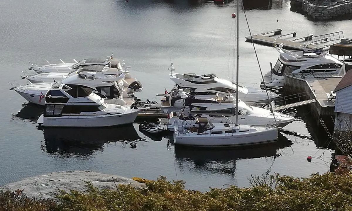 Vikavågen Gjestebrygge: {"base": "no", "no": "Fotograf: Leif Mange Vik.\r\nB\u00e5ter p\u00e5 flytebrygge og langs kaien.", "se": "Fotograf: Leif Mange Vik.<br />B\u00e5tar vid flytbrygga och l\u00e4ngs kajen.", "en": "Photographer: Leif Mange Vik.<br>Boats on the floating dock and along the quay.", "da": "Fotograf: Leif Mange Vik.<br>B\u00e5de p\u00e5 flydebro og langs kajen.", "fr": "Photographe : Leif Mange Vik. Bateaux sur le ponton flottant et le long du quai.", "de": "Fotograf: Leif Mange Vik.<br>Boote an der Schwimmsteganlage und entlang der Kaimauer.", "es": "Fot\u00f3grafo: Leif Mange Vik. <br/> Barcos en el muelle flotante y a lo largo del muelle.", "it": "Fotografo: Leif Mange Vik.<br>Battelli sul pontile galleggiante e lungo il molo.", "pt": "Fot\u00f3grafo: Leif Mange Vik. Barcos no cais flutuante e ao longo da doca.", "nl": "Fotograaf: Leif Mange Vik.<br>Boten aan de drijvende steiger en langs de kade.", "pl": "Fotograf: Leif Mange Vik. <br> \u0141odzie przy p\u0142ywaj\u0105cym pomo\u015bcie i wzd\u0142u\u017c nabrze\u017ca.", "uk": "\u0424\u043e\u0442\u043e\u0433\u0440\u0430\u0444: \u041b\u0435\u0439\u0444 \u041c\u0430\u043d\u0433\u0435 \u0412\u0456\u043a.<br>\u0427\u043e\u0432\u043d\u0438 \u043d\u0430 \u043f\u043b\u0430\u0432\u0430\u044e\u0447\u043e\u043c\u0443 \u043f\u0440\u0438\u0447\u0430\u043b\u0456 \u0442\u0430 \u0432\u0437\u0434\u043e\u0432\u0436 \u043d\u0430\u0431\u0435\u0440\u0435\u0436\u043d\u043e\u0457.", "ro": "Fotograf: Leif Mange Vik. <br> B\u0103rci la pontonul plutitor \u0219i de-a lungul cheiului.", "tr": "Foto\u011fraf: Leif Mange Vik.<br>B\u00fcy\u00fck r\u0131ht\u0131mda ve y\u00fczer iskelede tekneler.", "el": "\u03a6\u03c9\u03c4\u03bf\u03b3\u03c1\u03ac\u03c6\u03bf\u03c2: Leif Mange Vik. \u03a3\u03ba\u03ac\u03c6\u03b7 \u03c3\u03c4\u03b7\u03bd \u03c0\u03bb\u03c9\u03c4\u03ae \u03b1\u03c0\u03bf\u03b2\u03ac\u03b8\u03c1\u03b1 \u03ba\u03b1\u03b9 \u03ba\u03b1\u03c4\u03ac \u03bc\u03ae\u03ba\u03bf\u03c2 \u03c4\u03b7\u03c2 \u03c0\u03c1\u03bf\u03ba\u03c5\u03bc\u03b1\u03af\u03b1\u03c2.", "cs": "Fotograf: Leif Mange Vik. Lod\u011b u plovouc\u00edho mola a pod\u00e9l p\u0159\u00edstavi\u0161t\u011b.", "hu": "Fotogr\u00e1fus: Leif Mange Vik. Haj\u00f3k \u00fasz\u00f3m\u00f3l\u00f3n \u00e9s a kik\u00f6t\u0151 ment\u00e9n.", "fi": "Valokuvaaja: Leif Mange Vik.<br>B\u00e5tar p\u00e5 kelluvalaiturilla ja laiturin varrella.", "bg": "\u0424\u043e\u0442\u043e\u0433\u0440\u0430\u0444: \u041b\u0435\u0439\u0444 \u041c\u0430\u043d\u0433\u0435 \u0412\u0438\u043a. \u041b\u043e\u0434\u043a\u0438 \u043d\u0430 \u043f\u043b\u0430\u0432\u0430\u0449 \u043a\u0435\u0439 \u0438 \u043f\u043e\u043a\u0440\u0430\u0439 \u043a\u0435\u044f.", "sr": "Fotograf: Leif Mange Vik.\nBrodovi na plutaju\u0107em molu i uz kej.", "et": "Fotograaf: Leif Mange Vik. <br> Paadid ujuvkail ja kai \u00e4\u00e4res.", "lv": "Fotogr\u0101fs: Leifs Mange Viks.<br>B\u0101rtas pie peldo\u0161\u0101 pontona un gar piest\u0101tni.", "lt": "Fotografas: Leif Mange Vik. Laivai prie plaukiojan\u010di\u0173 tilt\u0173 ir prieplaukos."}