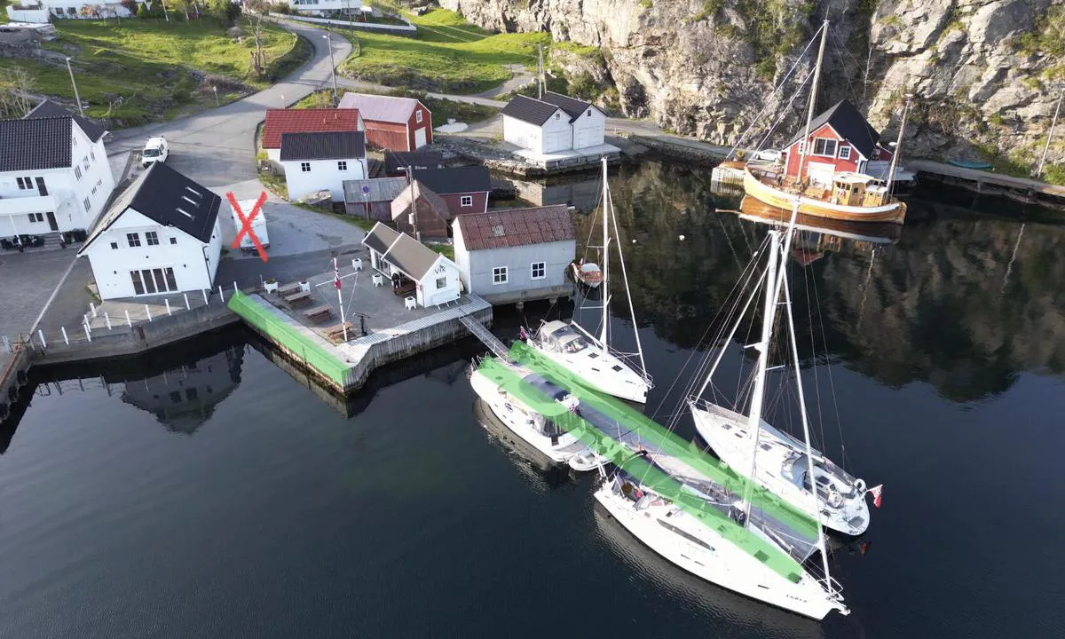 Vikavågen Gjestebrygge: Flytebrygge med strøm og vann på flytebryggen.

Benker på kaien.
Bua med bok skap og bilde utstilling. 
Verdens minste maritime museum nord for bua.

Kaifront kan brukes, strøm finner en da i strømskap på stolpe

Søppel legges i spann som står nord for bua.