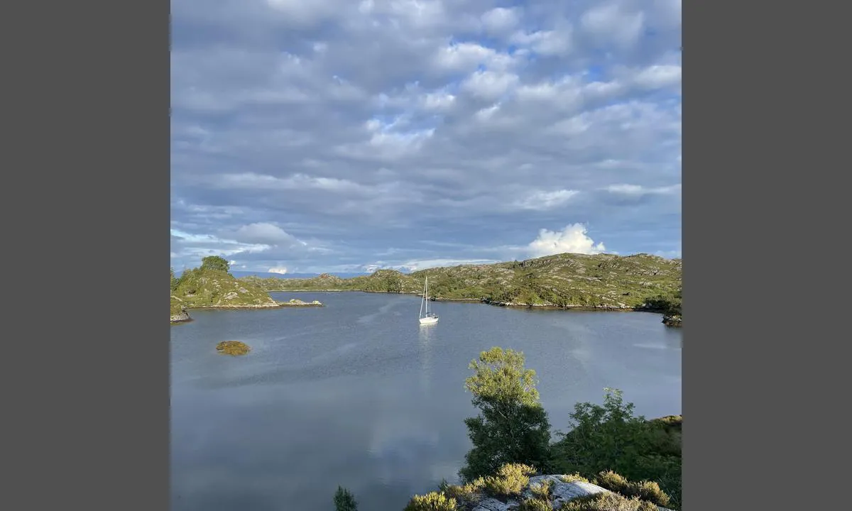 Vikingevågen: Ligger fint til innerst i Vikingavågen. Fin mulighet å ro inn til land og gå en liten fjelltur!