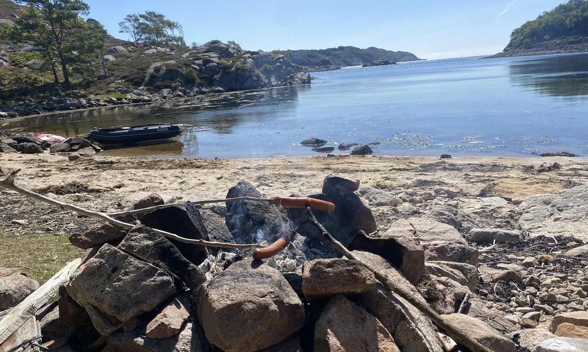 Vikingheim - Vervågen: {"base": "no", "no": "B\u00e5lplass etablert ved stranda", "se": "Eldplats uppr\u00e4ttad vid stranden", "en": "Fire pit established by the beach", "da": "B\u00e5lplads etableret ved stranden", "fr": "Foyer \u00e9tabli pr\u00e8s de la plage", "de": "Lagerfeuerstelle am Strand eingerichtet", "es": "Fuego establecido en la playa", "it": "Posto per fal\u00f2 stabilito sulla spiaggia", "pt": "Fogueira estabelecida na praia", "nl": "Vuurplaats aangelegd bij het strand", "pl": "Miejsce na ognisko utworzone przy pla\u017cy", "uk": "\u0412\u043e\u0433\u043d\u0438\u0449\u0435, \u043e\u0431\u043b\u0430\u0448\u0442\u043e\u0432\u0430\u043d\u0435 \u0431\u0456\u043b\u044f \u043f\u043b\u044f\u0436\u0443", "ro": "Loc pentru foc amenajat l\u00e2ng\u0103 plaj\u0103", "tr": "Kumsalda kurulmu\u015f kamp ate\u015fi alan\u0131", "el": "\u03a0\u03b5\u03c1\u03b9\u03bf\u03c7\u03ae \u03b3\u03b9\u03b1 \u03c6\u03c9\u03c4\u03b9\u03ac \u03b5\u03b3\u03ba\u03b1\u03c4\u03b5\u03c3\u03c4\u03b7\u03bc\u03ad\u03bd\u03b7 \u03c3\u03c4\u03b7\u03bd \u03c0\u03b1\u03c1\u03b1\u03bb\u03af\u03b1", "cs": "Ohnisko zalo\u017een\u00e9 na pl\u00e1\u017ei", "hu": "T\u00e1bort\u0171zhely a parton l\u00e9tes\u00edtve", "fi": "Tulentekopaikka perustettu rannalle", "bg": "\u041c\u044f\u0441\u0442\u043e \u0437\u0430 \u043e\u0433\u044a\u043d, \u043e\u0431\u043e\u0441\u043e\u0431\u0435\u043d\u043e \u043a\u0440\u0430\u0439 \u043f\u043b\u0430\u0436\u0430", "sr": "\u041c\u0435\u0441\u0442\u043e \u0437\u0430 \u0432\u0430\u0442\u0440\u0443 \u0443\u0437 \u043f\u043b\u0430\u0436\u0443", "et": "Tulekoda rajatud ranna \u00e4\u00e4rde", "lv": "Ugunskura vieta izveidota pie pludmales", "lt": "Paplok\u0161t\u0117 \u012frengta prie papl\u016bdimio"}