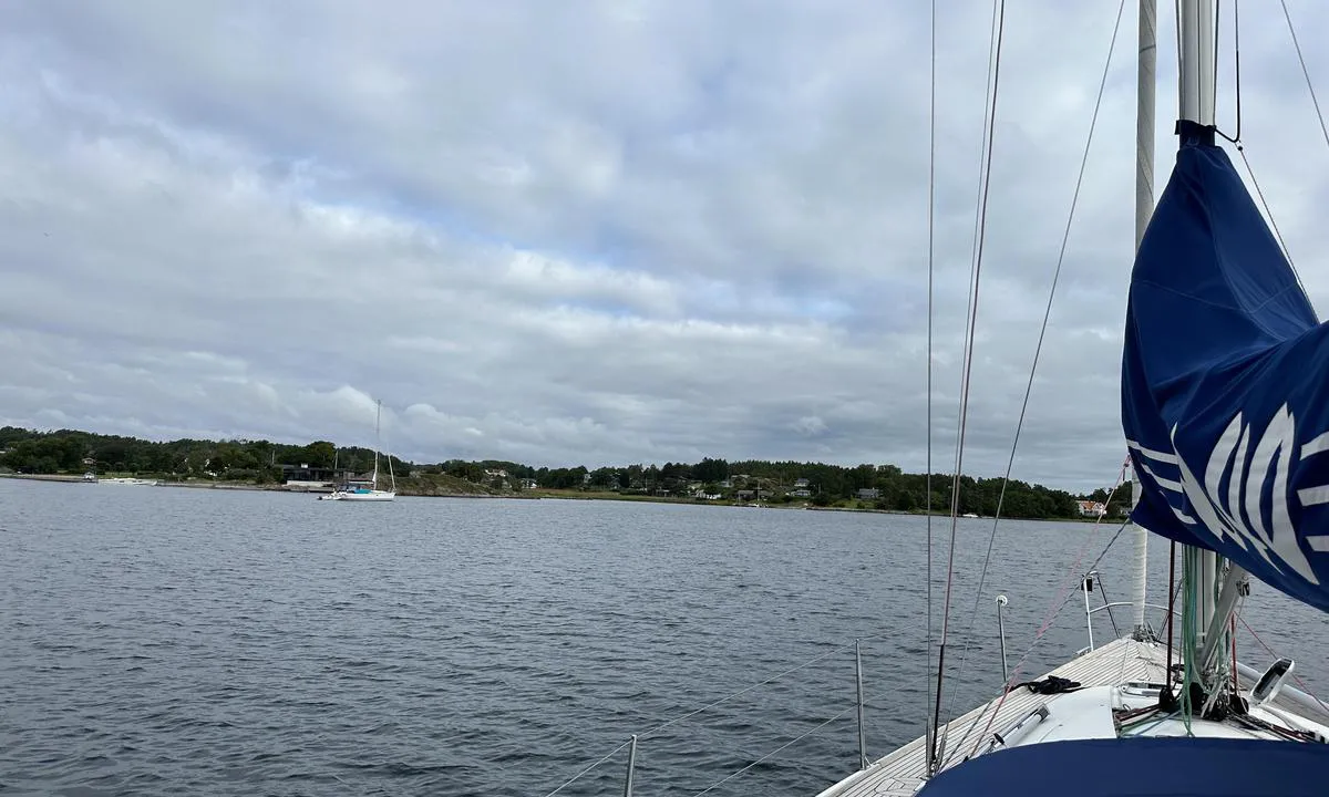 Viksfjord / Ulkeholmen: Utsikt inn mot Bjønnesstranda, kiosk åpen i sommermånedene.