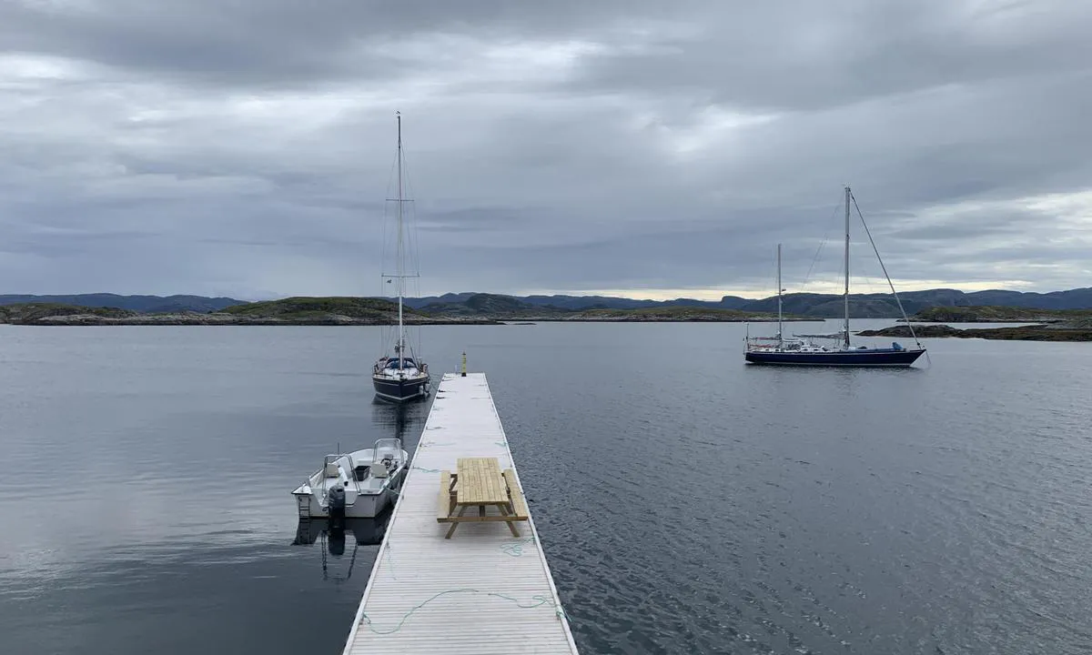 Villa: {"base": "no", "no": "Dette er dagens brygge - utmerket flytebrygge - et par av bildene (inkl. satellittbilder) viser en gammel mindre brygge. Ikke vann og str\u00f8m.", "se": "Detta \u00e4r dagens brygga - utm\u00e4rkt flytbrygga - n\u00e5gra av bilderna (inkl. satellitbilder) visar en gammal mindre brygga. Ingen vatten och str\u00f6m.", "en": "This is today's jetty - excellent floating jetty - some of the pictures (including satellite images) show an old smaller jetty. No water and electricity.", "da": "Dette er dagens bro - udm\u00e6rket flydebro - et par af billederne (inkl. satellitbilleder) viser en gammel mindre bro. Ikke vand og str\u00f8m.", "fr": "Ceci est le quai actuel - excellent quai flottant - quelques-unes des photos (y compris les images satellites) montrent un ancien petit quai. Pas d'eau ni d'\u00e9lectricit\u00e9.", "de": "Dies ist der heutige Steg - ausgezeichneter Schwimmsteg - ein paar der Bilder (inkl. Satellitenbilder) zeigen einen alten kleineren Steg. Kein Wasser und Strom.", "es": "Este es el muelle de hoy: excelente muelle flotante; algunas de las im\u00e1genes (incluyendo im\u00e1genes satelitales) muestran un muelle antiguo m\u00e1s peque\u00f1o. No hay agua ni electricidad.", "it": "Questo \u00e8 il molo di oggi - ottimo molo galleggiante - alcune delle immagini (incl. immagini satellitari) mostrano un vecchio molo pi\u00f9 piccolo. Niente acqua e corrente.", "pt": "Este \u00e9 o p\u00eder de hoje - excelente p\u00eder flutuante - algumas das fotos (incl. imagens de sat\u00e9lite) mostram um p\u00eder antigo menor. Sem \u00e1gua e eletricidade.", "nl": "Dit is de huidige steiger - uitstekende drijvende steiger - een paar van de foto's (inclusief satellietbeelden) tonen een oude, kleinere steiger. Geen water en elektriciteit.", "pl": "To jest dzisiejsze molo - znakomite p\u0142ywaj\u0105ce molo - na kilku zdj\u0119ciach (w tym zdj\u0119ciach satelitarnych) pokazano stare, mniejsze molo. Brak dost\u0119pu do wody i pr\u0105du.", "uk": "\u0426\u0435 \u043d\u0438\u043d\u0456\u0448\u043d\u0456\u0439 \u043f\u0440\u0438\u0447\u0430\u043b - \u0432\u0456\u0434\u043c\u0456\u043d\u043d\u0438\u0439 \u043f\u043b\u0430\u0432\u0443\u0447\u0438\u0439 \u043f\u0440\u0438\u0447\u0430\u043b - \u0434\u0435\u044f\u043a\u0456 \u0437 \u0444\u043e\u0442\u043e\u0433\u0440\u0430\u0444\u0456\u0439 (\u0432\u043a\u043b\u044e\u0447\u0430\u044e\u0447\u0438 \u0441\u0443\u043f\u0443\u0442\u043d\u0438\u043a\u043e\u0432\u0456 \u0437\u043d\u0456\u043c\u043a\u0438) \u043f\u043e\u043a\u0430\u0437\u0443\u044e\u0442\u044c \u0441\u0442\u0430\u0440\u0438\u0439 \u043c\u0435\u043d\u0448\u0438\u0439 \u043f\u0440\u0438\u0447\u0430\u043b. \u0411\u0435\u0437 \u0432\u043e\u0434\u0438 \u0439 \u0435\u043b\u0435\u043a\u0442\u0440\u0438\u043a\u0438.", "ro": "Aceasta este dana de ast\u0103zi - ponton plutitor excelent - c\u00e2teva dintre imagini (inclusiv imaginile din satelit) arat\u0103 un ponton mai vechi \u0219i mai mic. F\u0103r\u0103 ap\u0103 \u0219i electricitate.", "tr": "Bu, g\u00fcn\u00fcm\u00fcz iskelesidir - m\u00fckemmel y\u00fczer iskele - birka\u00e7 foto\u011fraf (uydu g\u00f6r\u00fcnt\u00fcleri dahil) eski k\u00fc\u00e7\u00fck bir iskelesi g\u00f6steriyor. Su ve elektrik yok.", "el": "\u0391\u03c5\u03c4\u03ae \u03b5\u03af\u03bd\u03b1\u03b9 \u03b7 \u03c3\u03b7\u03bc\u03b5\u03c1\u03b9\u03bd\u03ae \u03b1\u03c0\u03bf\u03b2\u03ac\u03b8\u03c1\u03b1 - \u03b5\u03be\u03b1\u03b9\u03c1\u03b5\u03c4\u03b9\u03ba\u03ae \u03c0\u03bb\u03c9\u03c4\u03ae \u03b1\u03c0\u03bf\u03b2\u03ac\u03b8\u03c1\u03b1 - \u03bc\u03b5\u03c1\u03b9\u03ba\u03ad\u03c2 \u03b1\u03c0\u03cc \u03c4\u03b9\u03c2 \u03c6\u03c9\u03c4\u03bf\u03b3\u03c1\u03b1\u03c6\u03af\u03b5\u03c2 (\u03c3\u03c5\u03bc\u03c0\u03b5\u03c1\u03b9\u03bb\u03b1\u03bc\u03b2\u03b1\u03bd\u03bf\u03bc\u03ad\u03bd\u03c9\u03bd \u03c4\u03c9\u03bd \u03b4\u03bf\u03c1\u03c5\u03c6\u03bf\u03c1\u03b9\u03ba\u03ce\u03bd \u03b5\u03b9\u03ba\u03cc\u03bd\u03c9\u03bd) \u03b4\u03b5\u03af\u03c7\u03bd\u03bf\u03c5\u03bd \u03bc\u03b9\u03b1 \u03c0\u03b1\u03bb\u03b9\u03ac \u03bc\u03b9\u03ba\u03c1\u03cc\u03c4\u03b5\u03c1\u03b7 \u03b1\u03c0\u03bf\u03b2\u03ac\u03b8\u03c1\u03b1. \u0394\u03b5\u03bd \u03c5\u03c0\u03ac\u03c1\u03c7\u03b5\u03b9 \u03bd\u03b5\u03c1\u03cc \u03ba\u03b1\u03b9 \u03c1\u03b5\u03cd\u03bc\u03b1.", "cs": "Toto je dne\u0161n\u00ed molo - vynikaj\u00edc\u00ed plovouc\u00ed molo - n\u011bkolik fotografi\u00ed (v\u010detn\u011b satelitn\u00edch sn\u00edmk\u016f) ukazuje star\u00e9 men\u0161\u00ed molo. \u017d\u00e1dn\u00e1 voda a elekt\u0159ina.", "hu": "Ez a mai m\u00f3l\u00f3 - kiv\u00e1l\u00f3 \u00fasz\u00f3m\u00f3l\u00f3 - n\u00e9h\u00e1ny k\u00e9p (bele\u00e9rtve a m\u0171holdfelv\u00e9teleket) egy r\u00e9gi kisebb m\u00f3l\u00f3t mutat. Nincs v\u00edz \u00e9s \u00e1ram.", "fi": "T\u00e4m\u00e4 on nykyinen laituri - erinomainen kelluva laituri - pari kuvista (mukaan lukien satelliittikuvat) n\u00e4ytt\u00e4\u00e4 vanhan pienemm\u00e4n laiturin. Ei vett\u00e4 eik\u00e4 s\u00e4hk\u00f6\u00e4.", "bg": "\u0422\u043e\u0432\u0430 \u0435 \u0434\u043d\u0435\u0448\u043d\u043e\u0442\u043e \u043f\u0440\u0438\u0441\u0442\u0430\u043d\u0438\u0449\u0435 - \u043e\u0442\u043b\u0438\u0447\u0435\u043d \u043f\u043b\u0430\u0432\u0430\u0449 \u043a\u0435\u0439 - \u043d\u044f\u043a\u043e\u043b\u043a\u043e \u043e\u0442 \u0441\u043d\u0438\u043c\u043a\u0438\u0442\u0435 (\u0432\u043a\u043b. \u0441\u0430\u0442\u0435\u043b\u0438\u0442\u043d\u0438 \u0441\u043d\u0438\u043c\u043a\u0438) \u043f\u043e\u043a\u0430\u0437\u0432\u0430\u0442 \u0441\u0442\u0430\u0440 \u043f\u043e-\u043c\u0430\u043b\u044a\u043a \u043a\u0435\u0439. \u041d\u044f\u043c\u0430 \u0432\u043e\u0434\u0430 \u0438 \u0442\u043e\u043a.", "sr": "Ovo je dana\u0161nji kej - izvanredan plutaju\u0107i dok - par slika (uklj. satelitske slike) prikazuju stariji, manji dok. Nema vode i struje.", "et": "See on meie p\u00e4eva kai - suurep\u00e4rane ujuvkai - paar pilti (sh satelliidipildid) n\u00e4itavad vana v\u00e4iksemat kai. Ei ole vett ega elektrit.", "lv": "\u0160\u012b ir m\u016bsdienu piest\u0101tne - izcila peldo\u0161\u0101 piest\u0101tne - da\u017eas no bild\u0113m (ieskaitot satel\u012btatt\u0113lus) par\u0101da vec\u0101ku, maz\u0101ku piest\u0101tni. Nav \u016bdens un elektr\u012bbas.", "lt": "Tai yra \u0161iuolaikinis pontonas - puikus pl\u016bduriuojantis pontonas - keliose nuotraukose (\u012fskaitant palydovines nuotraukas) matoma senesn\u0117 ma\u017eesn\u0117 krantin\u0117. N\u0117ra vandens ir elektros."}