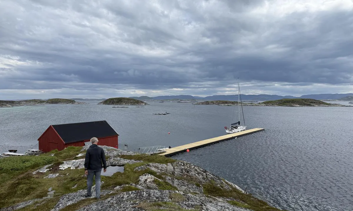 Villa: {"base": "no", "no": "Ny fin 60 m brygge lagt ut 22 juni 25. Ikke el/vann.", "se": "Ny fin 60 m brygga lades ut 22 juni 25. Ingen el/vatten.", "en": "New nice 60 m dock laid out June 22, 25. No electricity/water.", "da": "Ny fin 60 m bro lagt ud 22. juni 25. Ingen el/vand.", "fr": "Nouvelle belle jet\u00e9e de 60 m install\u00e9e le 22 juin 25. Pas d'\u00e9lectricit\u00e9/eau.", "de": "Neue sch\u00f6ne 60 m Steg am 22. Juni 25 gelegt. Kein Strom/Wasser.", "es": "Nueva y bonita plataforma de 60 m colocada el 22 de junio de 2025. Sin electricidad/agua.", "it": "Nuovo bel molo di 60 m installato il 22 giugno 25. Nessuna elettricit\u00e0/acqua.", "pt": "Nova e bonita doca de 60 m instalada em 22 de junho de 25. Sem eletricidade/\u00e1gua.", "nl": "Nieuwe mooie 60 m steiger uitgelegd op 22 juni 25. Geen elektriciteit/water.", "pl": "Nowy, pi\u0119kny 60-metrowy pomost wystawiony 22 czerwca 25. Brak pr\u0105du/wody.", "uk": "\u041d\u043e\u0432\u0438\u0439 \u0433\u0430\u0440\u043d\u0438\u0439 \u043f\u0456\u0440\u0441 \u0434\u043e\u0432\u0436\u0438\u043d\u043e\u044e 60 \u043c \u043f\u043e\u0431\u0443\u0434\u043e\u0432\u0430\u043d\u043e 22 \u0447\u0435\u0440\u0432\u043d\u044f 25. \u041d\u0435\u043c\u0430\u0454 \u0435\u043b\u0435\u043a\u0442\u0440\u0438\u043a\u0438/\u0432\u043e\u0434\u0438.", "ro": "Nou cheu frumos de 60 m instalat la 22 iunie 25. F\u0103r\u0103 electricitate/ap\u0103.", "tr": "Yeni g\u00fczel 60 m iskele 22 Haziran 25'te yerle\u015ftirildi. Elektrik/su yok.", "el": "<p>\u039d\u03ad\u03b1 \u03ba\u03b1\u03bb\u03ae \u03c0\u03c1\u03bf\u03b2\u03bb\u03ae\u03c4\u03b1 60 \u03bc. \u03c4\u03bf\u03c0\u03bf\u03b8\u03b5\u03c4\u03ae\u03b8\u03b7\u03ba\u03b5 \u03c3\u03c4\u03b9\u03c2 22 \u0399\u03bf\u03c5\u03bd\u03af\u03bf\u03c5 25. \u0394\u03b5\u03bd \u03c5\u03c0\u03ac\u03c1\u03c7\u03b5\u03b9 \u03b7\u03bb\u03b5\u03ba\u03c4\u03c1\u03b9\u03ba\u03cc/\u03bd\u03b5\u03c1\u03cc.</p>", "cs": "Nov\u00e9 p\u011bkn\u00e9 60 m molo bylo vylo\u017eeno 22. \u010dervna 25. \u017d\u00e1dn\u00e1 elekt\u0159ina/voda.", "hu": "\u00daj, sz\u00e9p 60 m-es m\u00f3l\u00f3 telep\u00edtve 25. j\u00fanius 22-\u00e9n. Nincs \u00e1ram/v\u00edz.", "fi": "Uusi hieno 60 m laituri sijoitettu 22. kes\u00e4kuuta 25. Ei s\u00e4hk\u00f6\u00e4/vett\u00e4.", "bg": "\u041d\u043e\u0432\u043e \u043a\u0440\u0430\u0441\u0438\u0432\u043e 60 \u043c \u043a\u0435\u0439 \u043f\u043e\u0441\u0442\u0430\u0432\u0435\u043d \u043d\u0430 22 \u044e\u043d\u0438 25. \u041d\u044f\u043c\u0430 \u0435\u043b\u0435\u043a\u0442\u0440\u0438\u0447\u0435\u0441\u0442\u0432\u043e/\u0432\u043e\u0434\u0430.", "sr": "\u041d\u043e\u0432\u0438 \u043b\u0435\u043f\u0438 60 \u043c \u0434\u0443\u0433\u0438 \u043c\u043e\u043b \u043f\u043e\u0441\u0442\u0430\u0432\u0459\u0435\u043d 22. \u0458\u0443\u043d\u0430 25. \u041d\u0435\u043c\u0430 \u0441\u0442\u0440\u0443\u0458\u0435/\u0432\u043e\u0434\u0435.", "et": "Uus kena 60 m sild paigaldatud 22. juunil 25. Ei ole elektrit/vett.", "lv": "Jauna skaista 60 m piest\u0101tne uzst\u0101d\u012bta 25. j\u016bnija 22. Nav elektr\u012bbas/\u016bdens.", "lt": "Naujas gra\u017eus 60 m ilgio prieplauka pastatytas 22 bir\u017eelio 25. N\u0117ra elektros/vandens."}