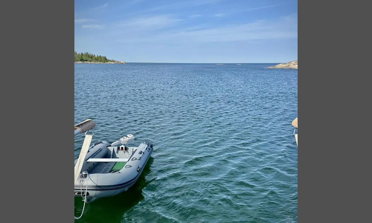 Villösan - Långskär: {"base": "en", "no": "Denne havnen er beskyttet fra alle retninger unntatt nord og nord\u00f8st. Kraftige s\u00f8rlige vinder vil komme inn gjennom en liten grunt kanal mellom \u00f8yene.", "se": "Denna hamn \u00e4r skyddad fr\u00e5n alla h\u00e5ll utom norr och nordost. Kraftiga sydliga vindar kommer att komma in fr\u00e5n en liten grund kanal mellan \u00f6arna.", "en": "This harbour is protected from all directions except the north and northeast. Hard southern winds will enter from a small shallow channel between islands.", "da": "Denne havn er beskyttet fra alle retninger undtagen nord og nord\u00f8st. Kraftige sydlige vinde vil komme ind fra en lille lavvandet kanal mellem \u00f8erne.", "fr": "Ce port est prot\u00e9g\u00e9 de toutes les directions sauf du nord et du nord-est. Des vents forts du sud p\u00e9n\u00e9treront par un petit chenal peu profond entre les \u00eeles.", "de": "Dieser Hafen ist aus allen Richtungen au\u00dfer dem Norden und Nordosten gesch\u00fctzt. Harte s\u00fcdliche Winde gelangen durch einen kleinen flachen Kanal zwischen den Inseln.", "es": "Este puerto est\u00e1 protegido de todas las direcciones excepto del norte y noreste. Los fuertes vientos del sur entrar\u00e1n por un peque\u00f1o canal poco profundo entre las islas.", "it": "Questo porto \u00e8 protetto da tutte le direzioni eccetto nord e nord-est. I venti forti da sud entreranno da un piccolo canale poco profondo tra le isole.", "pt": "Este porto \u00e9 protegido de todas as dire\u00e7\u00f5es, exceto o norte e nordeste. Ventos fortes do sul entrar\u00e3o por um pequeno canal raso entre as ilhas.", "nl": "Deze haven is beschermd vanuit alle richtingen behalve het noorden en noordoosten. Harde zuidenwinden komen binnen via een klein ondiep kanaal tussen de eilanden.", "pl": "Ten port jest chroniony ze wszystkich stron z wyj\u0105tkiem p\u00f3\u0142nocy i p\u00f3\u0142nocnego wschodu. Silne po\u0142udniowe wiatry dostan\u0105 si\u0119 przez ma\u0142y, p\u0142ytki kana\u0142 mi\u0119dzy wyspami.", "uk": "\u0426\u044f \u0433\u0430\u0432\u0430\u043d\u044c \u0437\u0430\u0445\u0438\u0449\u0435\u043d\u0430 \u0437 \u0443\u0441\u0456\u0445 \u0441\u0442\u043e\u0440\u0456\u043d, \u043a\u0440\u0456\u043c \u043f\u0456\u0432\u043d\u043e\u0447\u0456 \u0442\u0430 \u043f\u0456\u0432\u043d\u0456\u0447\u043d\u043e\u0433\u043e \u0441\u0445\u043e\u0434\u0443. \u0421\u0438\u043b\u044c\u043d\u0456 \u043f\u0456\u0432\u0434\u0435\u043d\u043d\u0456 \u0432\u0456\u0442\u0440\u0438 \u043c\u043e\u0436\u0443\u0442\u044c \u0437\u0430\u0445\u043e\u0434\u0438\u0442\u0438 \u0447\u0435\u0440\u0435\u0437 \u043d\u0435\u0432\u0435\u043b\u0438\u043a\u0438\u0439 \u043c\u0456\u043b\u043a\u043e\u0432\u043e\u0434\u043d\u0438\u0439 \u043a\u0430\u043d\u0430\u043b \u043c\u0456\u0436 \u043e\u0441\u0442\u0440\u043e\u0432\u0430\u043c\u0438.", "ro": "Acest port este protejat din toate direc\u021biile, cu excep\u021bia nordului \u0219i nord-estului. V\u00e2nturile puternice din sud vor intra printr-un canal mic \u0219i pu\u021bin ad\u00e2nc dintre insule.", "tr": "Bu liman kuzey ve kuzeydo\u011fu hari\u00e7 t\u00fcm y\u00f6nlerden korunmaktad\u0131r. G\u00fcneyden esen sert r\u00fczgarlar, adalar aras\u0131ndaki k\u00fc\u00e7\u00fck s\u0131\u011f bir kanaldan i\u00e7eri girer.", "el": "\u0391\u03c5\u03c4\u03cc \u03c4\u03bf \u03bb\u03b9\u03bc\u03ac\u03bd\u03b9 \u03c0\u03c1\u03bf\u03c3\u03c4\u03b1\u03c4\u03b5\u03cd\u03b5\u03c4\u03b1\u03b9 \u03b1\u03c0\u03cc \u03cc\u03bb\u03b5\u03c2 \u03c4\u03b9\u03c2 \u03ba\u03b1\u03c4\u03b5\u03c5\u03b8\u03cd\u03bd\u03c3\u03b5\u03b9\u03c2 \u03b5\u03ba\u03c4\u03cc\u03c2 \u03b1\u03c0\u03cc \u03c4\u03bf \u03b2\u03bf\u03c1\u03c1\u03ac \u03ba\u03b1\u03b9 \u03c4\u03bf \u03b2\u03bf\u03c1\u03b5\u03b9\u03bf\u03b1\u03bd\u03b1\u03c4\u03bf\u03bb\u03b9\u03ba\u03ac. \u0399\u03c3\u03c7\u03c5\u03c1\u03bf\u03af \u03bd\u03cc\u03c4\u03b9\u03bf\u03b9 \u03ac\u03bd\u03b5\u03bc\u03bf\u03b9 \u03b8\u03b1 \u03b5\u03b9\u03c3\u03ad\u03bb\u03b8\u03bf\u03c5\u03bd \u03b1\u03c0\u03cc \u03ad\u03bd\u03b1 \u03bc\u03b9\u03ba\u03c1\u03cc \u03c1\u03b7\u03c7\u03cc \u03ba\u03b1\u03bd\u03ac\u03bb\u03b9 \u03bc\u03b5\u03c4\u03b1\u03be\u03cd \u03c4\u03c9\u03bd \u03bd\u03b7\u03c3\u03b9\u03ce\u03bd.", "cs": "Tento p\u0159\u00edstav je chr\u00e1n\u011bn ze v\u0161ech stran krom\u011b severu a severov\u00fdchodu. Siln\u00e9 ji\u017en\u00ed v\u011btry vniknou mal\u00fdm m\u011blk\u00fdm pr\u016flivem mezi ostrovy.", "hu": "Ez a kik\u00f6t\u0151 minden ir\u00e1nyb\u00f3l v\u00e9dett, kiv\u00e9ve \u00e9szak \u00e9s \u00e9szakkelet fel\u0151l. Az er\u0151s d\u00e9li szelek egy sek\u00e9ly csatorn\u00e1n kereszt\u00fcl \u00e9rkezhetnek a szigetek k\u00f6z\u00f6tt.", "fi": "T\u00e4m\u00e4 satama on suojassa kaikista suunnista paitsi pohjoisesta ja koillisesta. Kovat etel\u00e4tuulet p\u00e4\u00e4sev\u00e4t sis\u00e4\u00e4n pienen matalan kanaalin kautta saarten v\u00e4list\u00e4.", "bg": "\u0422\u043e\u0432\u0430 \u043f\u0440\u0438\u0441\u0442\u0430\u043d\u0438\u0449\u0435 \u0435 \u0437\u0430\u0449\u0438\u0442\u0435\u043d\u043e \u043e\u0442 \u0432\u0441\u0438\u0447\u043a\u0438 \u043f\u043e\u0441\u043e\u043a\u0438 \u0441 \u0438\u0437\u043a\u043b\u044e\u0447\u0435\u043d\u0438\u0435 \u043d\u0430 \u0441\u0435\u0432\u0435\u0440 \u0438 \u0441\u0435\u0432\u0435\u0440\u043e\u0438\u0437\u0442\u043e\u043a. \u0421\u0438\u043b\u043d\u0438 \u044e\u0436\u043d\u0438 \u0432\u0435\u0442\u0440\u043e\u0432\u0435 \u0449\u0435 \u043d\u0430\u0432\u043b\u044f\u0437\u0430\u0442 \u043f\u0440\u0435\u0437 \u043c\u0430\u043b\u044a\u043a \u043f\u043b\u0438\u0442\u044a\u043a \u043a\u0430\u043d\u0430\u043b \u043c\u0435\u0436\u0434\u0443 \u043e\u0441\u0442\u0440\u043e\u0432\u0438\u0442\u0435.", "sr": "Ova luka je za\u0161ti\u0107ena sa svih strana, osim sa severa i severoistoka. Jaki ju\u017eni vetrovi \u0107e ulaziti kroz mali plitki kanal izme\u0111u ostrva.", "et": "See sadam on kaitstud k\u00f5ikidest suundadest, v\u00e4lja arvatud p\u00f5hja ja kirde poolt. Tugevad l\u00f5unatuuled p\u00e4\u00e4sevad sisse saarte vahel asuvast v\u00e4ikesest madalast kanalist.", "lv": "\u0160\u012b osta ir aizsarg\u0101ta no visiem virzieniem, iz\u0146emot zieme\u013cus un zieme\u013caustrumus. Sp\u0113c\u012bgi dienvidu v\u0113ji iek\u013c\u016bst caur \u0161auru sekla kan\u0101lu starp sal\u0101m.", "lt": "\u0160is uostas yra apsaugotas i\u0161 vis\u0173 pusi\u0173, i\u0161skyrus \u0161iaur\u0119 ir \u0161iaur\u0117s rytus. Stipr\u016bs piet\u0173 v\u0117jai pateks per nedidel\u012f sekl\u0173 kanal\u0105 tarp sal\u0173."}
