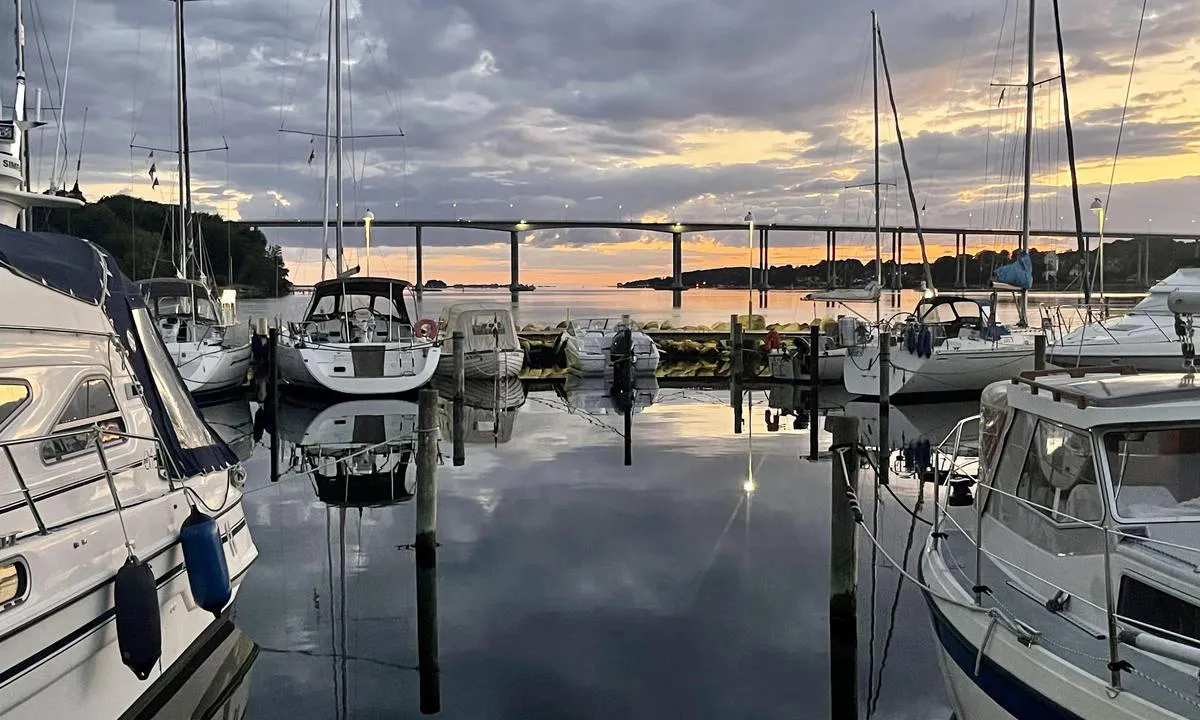 Vindeby Lystbådehavn - Svendborg: {"base": "en", "no": "Svendborgsundbroen. Sterk str\u00f8m mellom pilarene", "se": "Svendborgsundbron. Stark str\u00f6m mellan pelarna", "en": "Svendborg Fjord Bridge. Strong current between the pillars", "da": "Svendborgsundbroen. St\u00e6rk str\u00f8m mellem pillerne", "fr": "Pont du fjord de Svendborg. Courant fort entre les piliers", "de": "Svendborg Fjord Br\u00fccke. Starke Str\u00f6mung zwischen den Pfeilern", "es": "Puente del Fiordo de Svendborg. Corriente fuerte entre los pilares", "it": "Ponte del Fiordo di Svendborg. Corrente forte tra i piloni", "pt": "Ponte do Fiorde de Svendborg. Corrente forte entre os pilares", "nl": "Svendborg Fjord Brug. Sterke stroming tussen de pijlers", "pl": "Most na fiordzie Svendborg. Silny pr\u0105d mi\u0119dzy filarami", "uk": "\u041c\u0456\u0441\u0442 \u0447\u0435\u0440\u0435\u0437 \u0444\u0439\u043e\u0440\u0434 \u0421\u0432\u0435\u043d\u0431\u043e\u0440\u0433. \u0421\u0438\u043b\u044c\u043d\u0430 \u0442\u0435\u0447\u0456\u044f \u043c\u0456\u0436 \u043e\u043f\u043e\u0440\u0430\u043c\u0438", "ro": "<p>Podul Svendborg Fjord. Curent puternic \u00eentre piloni</p>", "tr": "Svendborg Fjord K\u00f6pr\u00fcs\u00fc. S\u00fctunlar aras\u0131nda g\u00fc\u00e7l\u00fc ak\u0131nt\u0131", "el": "\u0393\u03ad\u03c6\u03c5\u03c1\u03b1 \u03a3\u03b2\u03ad\u03bd\u03c4\u03bc\u03c0\u03bf\u03c1\u03b3\u03ba \u03a6\u03b9\u03cc\u03c1\u03b4. \u0399\u03c3\u03c7\u03c5\u03c1\u03cc \u03c1\u03b5\u03cd\u03bc\u03b1 \u03bc\u03b5\u03c4\u03b1\u03be\u03cd \u03c4\u03c9\u03bd \u03c0\u03c5\u03bb\u03ce\u03bd\u03c9\u03bd", "cs": "Most Svendborg Fjord. Siln\u00fd proud mezi pil\u00ed\u0159i", "hu": "Svendborg Fjord h\u00edd. Er\u0151s \u00e1raml\u00e1s az oszlopok k\u00f6z\u00f6tt", "fi": "Svendborginvuonon silta. Vahva virtaus pilarien v\u00e4liss\u00e4", "bg": "\u041c\u043e\u0441\u0442 \u043d\u0430 \u0421\u0432\u0435\u043d\u0431\u043e\u0440\u0433 \u0424\u0438\u043e\u0440\u0434. \u0421\u0438\u043b\u043d\u043e \u0442\u0435\u0447\u0435\u043d\u0438\u0435 \u043c\u0435\u0436\u0434\u0443 \u043a\u043e\u043b\u043e\u043d\u0438\u0442\u0435", "sr": "Most Svendborg Fjord. Jak struja izme\u0111u stubova", "et": "Svendborgi Fjordi sild. Tugipostide vahel tugev hoovus", "lv": "Svendborgas fjorda tilts. Sp\u0113c\u012bga straume starp balstiem", "lt": "Svendborgo Fjordo Tiltas. Stipri srov\u0117 tarp stulp\u0173"}
