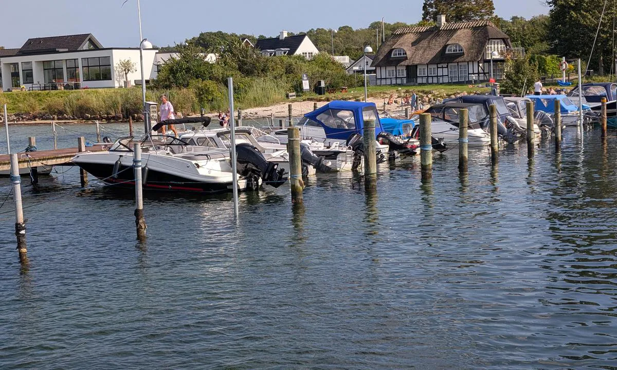 Vindeby Lystbådehavn - Svendborg: {"base": "da", "no": "Stranden \"Carla's plass\"", "se": "Stranden \"Carla's plats\"", "en": "The beach \"Carla's place\"", "da": "Stranden \"Carla's plads\"", "fr": "La plage \"Carla's plads\"", "de": "Der Strand 'Carlas Platz'", "es": "La playa \"El lugar de Carla\"", "it": "La spiaggia 'Carla's plaza'", "pt": "Praia 'Carla's plads'", "nl": "Het strand 'Carla's plaats'", "pl": "Pla\u017ca \u201eMiejsce Carli\u201d", "uk": "\u041f\u043b\u044f\u0436 \"\u041c\u0456\u0441\u0446\u0435 \u041a\u0430\u0440\u043b\u0438\"", "ro": "Plaja 'Locul Carlei'", "tr": "Plaj 'Carla'n\u0131n yeri'", "el": "\u0397 \u03c0\u03b1\u03c1\u03b1\u03bb\u03af\u03b1 \u00ab\u0397 \u03b8\u03ad\u03c3\u03b7 \u03c4\u03b7\u03c2 \u039a\u03ac\u03c1\u03bb\u03b1\u00bb", "cs": "Pl\u00e1\u017e \u201eCarlin prostor\u201c", "hu": "A strand \u201eCarla helye\u201d", "fi": "Ranta 'Carla's plads'", "bg": "\u041f\u043b\u0430\u0436\u044a\u0442 \u201e\u041c\u044f\u0441\u0442\u043e\u0442\u043e \u043d\u0430 \u041a\u0430\u0440\u043b\u0430\u201c", "sr": "Pla\u017ea \"Carla's plads\"", "et": "Rand \"Carla plats\"", "lv": "Pludmale \"Karlash vieta\"", "lt": "\u201eCarla's plads\u201c papl\u016bdimys"}