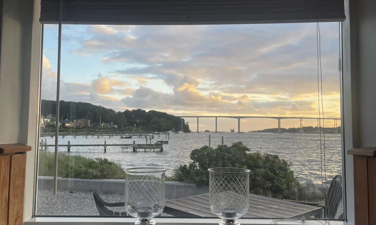 Vindeby Lystbådehavn - Svendborg: {"base": "en", "no": "Utsikt fra klubbhuset som kan brukes av gjester", "se": "Utsikt fr\u00e5n klubbhuset som kan anv\u00e4ndas av g\u00e4ster", "en": "View from the clubhouse which can be used by guests", "da": "Udsigt fra klubhuset, som kan bruges af g\u00e6ster", "fr": "Vue depuis le club-house qui peut \u00eatre utilis\u00e9 par les invit\u00e9s", "de": "Blick vom Clubhaus, das von G\u00e4sten genutzt werden kann", "es": "Vista desde la casa club que puede ser utilizada por los invitados", "it": "Vista dal club house che pu\u00f2 essere utilizzata dagli ospiti", "pt": "Vista do clube que pode ser utilizado por convidados", "nl": "Uitzicht vanaf het clubhuis dat door gasten kan worden gebruikt", "pl": "Widok z budynku klubowego, kt\u00f3ry mog\u0105 u\u017cywa\u0107 go\u015bcie", "uk": "\u0412\u0438\u0434 \u0437 \u043a\u043b\u0443\u0431\u043d\u043e\u0433\u043e \u0431\u0443\u0434\u0438\u043d\u043a\u0443, \u044f\u043a\u0438\u0439 \u043c\u043e\u0436\u0443\u0442\u044c \u0432\u0438\u043a\u043e\u0440\u0438\u0441\u0442\u043e\u0432\u0443\u0432\u0430\u0442\u0438 \u0433\u043e\u0441\u0442\u0456", "ro": "Vedere de la club house care poate fi folosit de oaspe\u021bi", "tr": "Misafirler taraf\u0131ndan kullan\u0131labilecek kul\u00fcp binas\u0131ndan manzara", "el": "\u0398\u03ad\u03b1 \u03b1\u03c0\u03cc \u03c4\u03bf \u03ba\u03bb\u03b1\u03bc\u03c0 \u03c0\u03bf\u03c5 \u03bc\u03c0\u03bf\u03c1\u03b5\u03af \u03bd\u03b1 \u03c7\u03c1\u03b7\u03c3\u03b9\u03bc\u03bf\u03c0\u03bf\u03b9\u03b7\u03b8\u03b5\u03af \u03b1\u03c0\u03cc \u03c4\u03bf\u03c5\u03c2 \u03b5\u03c0\u03b9\u03c3\u03ba\u03ad\u03c0\u03c4\u03b5\u03c2", "cs": "V\u00fdhled z klubovny, kterou mohou pou\u017e\u00edvat host\u00e9", "hu": "Kil\u00e1t\u00e1s a klubh\u00e1zb\u00f3l, amelyet vend\u00e9gek is haszn\u00e1lhatnak", "fi": "N\u00e4k\u00f6ala klubitalolta, jota vieraat voivat k\u00e4ytt\u00e4\u00e4", "bg": "\u0418\u0437\u0433\u043b\u0435\u0434 \u043e\u0442 \u043a\u043b\u0443\u0431\u0430, \u043a\u043e\u0439\u0442\u043e \u043c\u043e\u0436\u0435 \u0434\u0430 \u0431\u044a\u0434\u0435 \u0438\u0437\u043f\u043e\u043b\u0437\u0432\u0430\u043d \u043e\u0442 \u0433\u043e\u0441\u0442\u0438\u0442\u0435", "sr": "Pogled iz kluba koji mogu koristiti gosti", "et": "Vaade klubihoonest, mida saavad kasutada k\u00fclalised", "lv": "Skats no kluba m\u0101jas, kuru var izmantot viesi", "lt": "Vaizdas i\u0161 klubo nam\u0173, kuriuos gali naudoti sve\u010diai"}