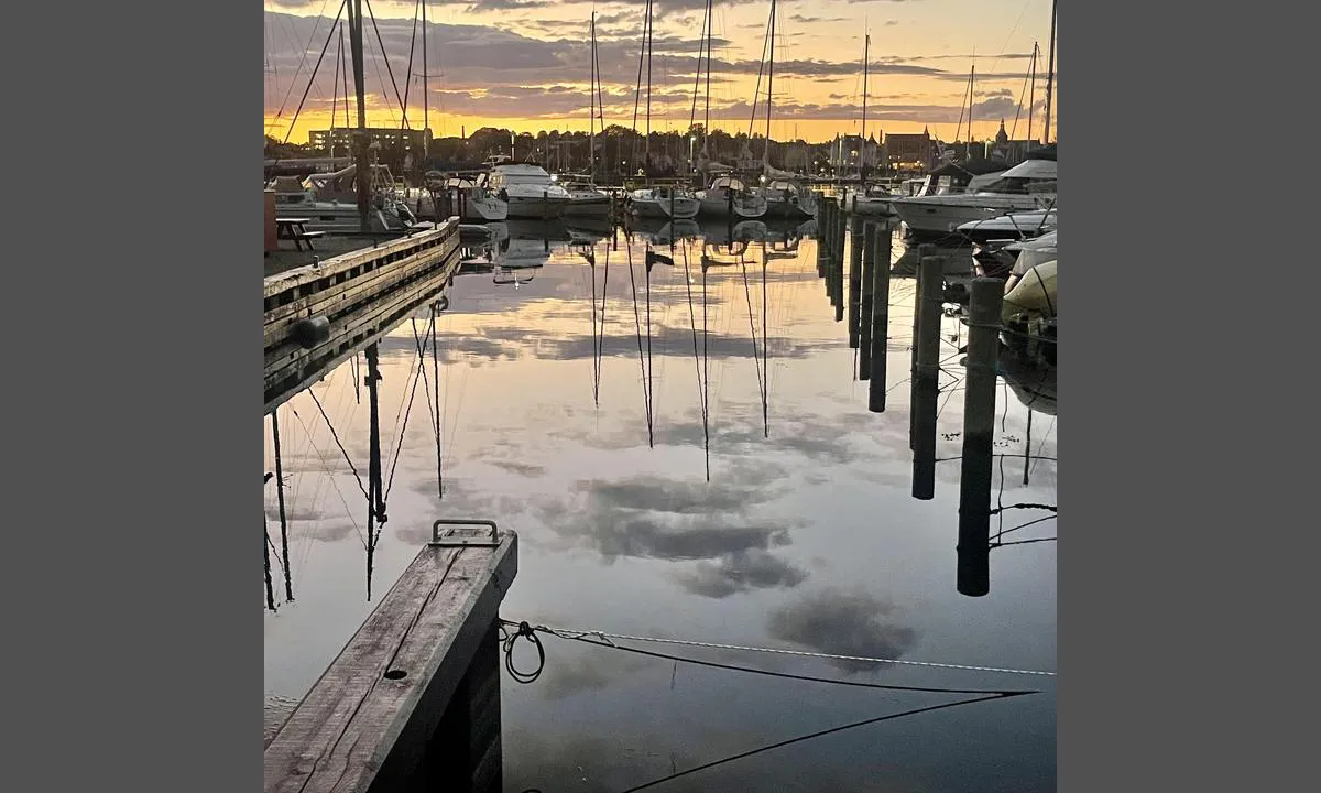 Vindeby Lystbådehavn - Svendborg: {"base": "en", "no": "Utsikt fra Slipen til Svendborg", "se": "Vy fr\u00e5n slipen till Svendborg", "en": "View from the Slip to svendborg", "da": "Udsigt fra Slip til Svendborg", "fr": "Vue de la rampe vers Svendborg", "de": "Blick vom Slip nach Svendborg", "es": "Vista desde el Slip hacia Svendborg", "it": "Vista dalla Scivolo verso Svendborg", "pt": "Vista da rampa para Svendborg", "nl": "Uitzicht vanaf de helling naar Svendborg", "pl": "Widok ze slipu na Svendborg", "uk": "\u0412\u0438\u0434 \u0437\u0456 \u0441\u0445\u0438\u043b\u0443 \u043d\u0430 \u0421\u0432\u0430\u043d\u043d\u0431\u043e\u0440\u0433", "ro": "Vedere de la ramp\u0103 spre Svendborg", "tr": "Slipten Svendborg'a Bak\u0131\u015f", "el": "\u0398\u03ad\u03b1 \u03b1\u03c0\u03cc \u03c4\u03bf Slip \u03c0\u03c1\u03bf\u03c2 \u03c4\u03bf svendborg", "cs": "V\u00fdhled z kluz\u00e1ku na Svendborg", "hu": "Kil\u00e1t\u00e1s a Svendborg-i surran\u00f3r\u00f3l", "fi": "N\u00e4kym\u00e4 slipilt\u00e4 Svendborgiin", "bg": "\u0418\u0437\u0433\u043b\u0435\u0434 \u043e\u0442 \u043d\u0430\u043a\u043b\u043e\u043d\u0435\u043d\u0430\u0442\u0430 \u0440\u0430\u043c\u043f\u0430 \u043a\u044a\u043c \u0421\u0432\u0435\u043d\u0431\u043e\u0440\u0433", "sr": "Pogled sa platforme prema Svendborgu", "et": "Vaade slipist Svendborgi suunas", "lv": "Skats no piest\u0101tnes uz Svendborgu", "lt": "Vaizdas nuo platformos \u012f Svendborg\u0105"}
