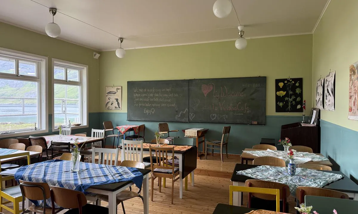 Vindstad: {"base": "en", "no": "Koselig kaf\u00e9 i den gamle skolen", "se": "Mysig kaf\u00e9 i den gamla skolan", "en": "Cozy cafe in the old school", "da": "Hyggelig caf\u00e9 i den gamle skole", "fr": "Caf\u00e9 accueillant dans l'ancienne \u00e9cole", "de": "Gem\u00fctliches Caf\u00e9 in der alten Schule", "es": "Acogedora cafeter\u00eda en la antigua escuela", "it": "Accogliente caff\u00e8 nella vecchia scuola", "pt": "Caf\u00e9 acolhedor na antiga escola", "nl": "Gezellig caf\u00e9 in de oude school", "pl": "Przytulna kawiarnia w starej szkole", "uk": "\u0417\u0430\u0442\u0438\u0448\u043d\u0435 \u043a\u0430\u0444\u0435 \u0432 \u0441\u0442\u0430\u0440\u0456\u0439 \u0448\u043a\u043e\u043b\u0456", "ro": "Cafea confortabil\u0103 \u00een vechea \u0219coal\u0103", "tr": "Eski okulda samimi kafe", "el": "\u0396\u03b5\u03c3\u03c4\u03cc \u03ba\u03b1\u03c6\u03ad \u03c3\u03c4\u03b7\u03bd \u03c0\u03b1\u03bb\u03b9\u03ac \u03c3\u03c7\u03bf\u03bb\u03ae", "cs": "\u00datuln\u00e1 kav\u00e1rna ve star\u00e9 \u0161kole", "hu": "Hangulatos k\u00e1v\u00e9z\u00f3 a r\u00e9gi iskol\u00e1ban", "fi": "Kodikas kahvila vanhassa koulussa", "bg": "\u0423\u044e\u0442\u043d\u043e \u043a\u0430\u0444\u0435\u043d\u0435 \u0432 \u0441\u0442\u0430\u0440\u043e\u0442\u043e \u0443\u0447\u0438\u043b\u0438\u0449\u0435", "sr": "Prijatan kafi\u0107 u staroj \u0161koli", "et": "Hubane kohvik vanas koolimajas", "lv": "M\u0101j\u012bgs kafejn\u012bca vecaj\u0101 skol\u0101", "lt": "<div>Jauki kavin\u0117 senojoje mokykloje</div>"}