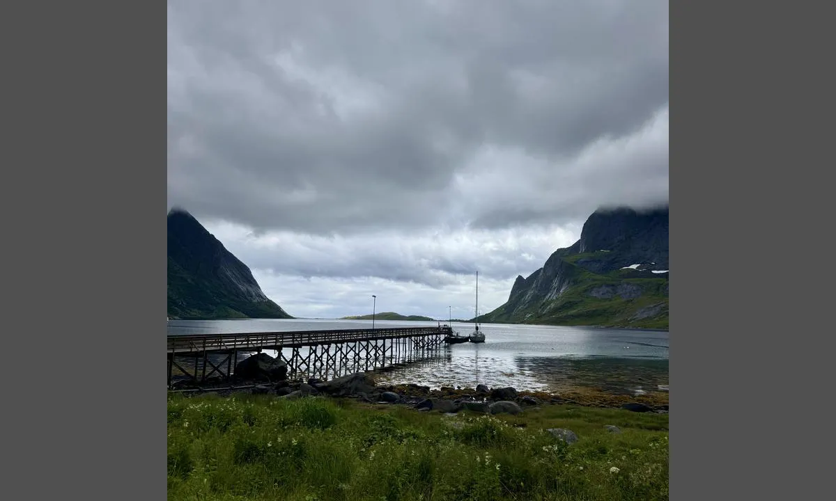 Vindstad: {"base": "en", "no": "Det er mulig \u00e5 legge til p\u00e5 venstre side av broen, som fergen bruker. Dybden er 3-4 meter ved lavvann. Informasjon om betaling finnes p\u00e5 et skilt p\u00e5 broen.", "se": "Det \u00e4r m\u00f6jligt att f\u00f6rt\u00f6ja p\u00e5 v\u00e4nster sida av bron, som f\u00e4rjan anv\u00e4nder. Djupet \u00e4r 3-4 meter vid l\u00e5gvatten. Information om betalning finns p\u00e5 en skylt p\u00e5 bron.", "en": "It\u2019s possible to dock on the left side of the bridge, that the ferry use. The depth is 3-4 meters at low tide. Information about payment is on a sign on the bridge.", "da": "Det er muligt at l\u00e6gge til p\u00e5 venstre side af broen, som f\u00e6rgen bruger. Dybden er 3-4 meter ved lavvande. Oplysninger om betaling findes p\u00e5 et skilt p\u00e5 broen.", "fr": "Il est possible d'amarrer du c\u00f4t\u00e9 gauche du pont, que le ferry utilise. La profondeur est de 3-4 m\u00e8tres \u00e0 mar\u00e9e basse. Les informations de paiement se trouvent sur un panneau sur le pont.", "de": "Es ist m\u00f6glich, auf der linken Seite der Br\u00fccke anzulegen, die von der F\u00e4hre genutzt wird. Die Tiefe betr\u00e4gt bei Niedrigwasser 3-4 Meter. Informationen zur Zahlung stehen auf einem Schild an der Br\u00fccke.", "es": "Es posible atracar en el lado izquierdo del puente, que utiliza el ferry. La profundidad es de 3-4 metros en marea baja. La informaci\u00f3n sobre el pago est\u00e1 en un letrero en el puente.", "it": "\u00c8 possibile attraccare sul lato sinistro del ponte, che viene utilizzato dal traghetto. La profondit\u00e0 \u00e8 di 3-4 metri con la bassa marea. Le informazioni sul pagamento sono su un cartello sul ponte.", "pt": "\u00c9 poss\u00edvel atracar no lado esquerdo da ponte, que a balsa usa. A profundidade \u00e9 de 3-4 metros na mar\u00e9 baixa. Informa\u00e7\u00f5es sobre o pagamento est\u00e3o em uma placa na ponte.", "nl": "Het is mogelijk om aan de linkerkant van de brug aan te meren, die de veerboot gebruikt. De diepte is 3-4 meter bij eb. Informatie over betaling staat op een bord op de brug.", "pl": "Mo\u017cliwe jest cumowanie po lewej stronie mostu, kt\u00f3rym p\u0142ywa prom. G\u0142\u0119boko\u015b\u0107 wynosi 3-4 metry przy odp\u0142ywie. Informacje o p\u0142atno\u015bciach znajduj\u0105 si\u0119 na tablicy na mo\u015bcie.", "uk": "\u041c\u043e\u0436\u043b\u0438\u0432\u043e \u043f\u0440\u0438\u0447\u0430\u043b\u0438\u0442\u0438 \u0437 \u043b\u0456\u0432\u043e\u0433\u043e \u0431\u043e\u043a\u0443 \u043c\u043e\u0441\u0442\u0443, \u044f\u043a\u0438\u0439 \u0432\u0438\u043a\u043e\u0440\u0438\u0441\u0442\u043e\u0432\u0443\u0454 \u043f\u043e\u0440\u043e\u043c. \u0413\u043b\u0438\u0431\u0438\u043d\u0430 \u0441\u043a\u043b\u0430\u0434\u0430\u0454 3-4 \u043c\u0435\u0442\u0440\u0438 \u043f\u0456\u0434 \u0447\u0430\u0441 \u0432\u0456\u0434\u043f\u043b\u0438\u0432\u0443. \u0406\u043d\u0444\u043e\u0440\u043c\u0430\u0446\u0456\u044f \u043f\u0440\u043e \u043e\u043f\u043b\u0430\u0442\u0443 \u0440\u043e\u0437\u043c\u0456\u0449\u0435\u043d\u0430 \u043d\u0430 \u0442\u0430\u0431\u043b\u0438\u0447\u0446\u0456 \u043d\u0430 \u043c\u043e\u0441\u0442\u0443.", "ro": "Este posibil s\u0103 andoca\u021bi pe partea st\u00e2ng\u0103 a podului, pe care o folose\u0219te feribotul. Ad\u00e2ncimea este de 3-4 metri la mareea joas\u0103. Informa\u021biile despre plat\u0103 se afl\u0103 pe un panou la pod.", "tr": "Feribotun kulland\u0131\u011f\u0131 k\u00f6pr\u00fcn\u00fcn sol taraf\u0131na yana\u015fmak m\u00fcmk\u00fcnd\u00fcr. Gelgit s\u0131ras\u0131nda derinlik 3-4 metredir. \u00d6deme bilgileri k\u00f6pr\u00fcdeki bir tabelada yer almaktad\u0131r.", "el": "\u0395\u03af\u03bd\u03b1\u03b9 \u03b4\u03c5\u03bd\u03b1\u03c4\u03cc\u03bd \u03bd\u03b1 \u03b4\u03ad\u03c3\u03b5\u03c4\u03b5 \u03c3\u03c4\u03b7\u03bd \u03b1\u03c1\u03b9\u03c3\u03c4\u03b5\u03c1\u03ae \u03c0\u03bb\u03b5\u03c5\u03c1\u03ac \u03c4\u03b7\u03c2 \u03b3\u03ad\u03c6\u03c5\u03c1\u03b1\u03c2, \u03c0\u03bf\u03c5 \u03c7\u03c1\u03b7\u03c3\u03b9\u03bc\u03bf\u03c0\u03bf\u03b9\u03b5\u03af \u03c4\u03bf \u03c6\u03ad\u03c1\u03b9. \u03a4\u03bf \u03b2\u03ac\u03b8\u03bf\u03c2 \u03b5\u03af\u03bd\u03b1\u03b9 3-4 \u03bc\u03ad\u03c4\u03c1\u03b1 \u03c3\u03c4\u03b7\u03bd \u03ac\u03bc\u03c0\u03c9\u03c4\u03b7. \u03a0\u03bb\u03b7\u03c1\u03bf\u03c6\u03bf\u03c1\u03af\u03b5\u03c2 \u03b3\u03b9\u03b1 \u03c4\u03b7\u03bd \u03c0\u03bb\u03b7\u03c1\u03c9\u03bc\u03ae \u03c5\u03c0\u03ac\u03c1\u03c7\u03bf\u03c5\u03bd \u03c3\u03b5 \u03bc\u03b9\u03b1 \u03c0\u03b9\u03bd\u03b1\u03ba\u03af\u03b4\u03b1 \u03c3\u03c4\u03b7 \u03b3\u03ad\u03c6\u03c5\u03c1\u03b1.", "cs": "Je mo\u017en\u00e9 zakotvit na lev\u00e9 stran\u011b mostu, kter\u00fd pou\u017e\u00edv\u00e1 trajekt. Hloubka je 3-4 metry p\u0159i odlivu. Informace o platb\u011b jsou na zna\u010dce na mostu.", "hu": "Lehets\u00e9ges kik\u00f6tni a h\u00edd bal oldal\u00e1n, amit a komp haszn\u00e1l. Az ap\u00e1ly idej\u00e9n a v\u00edzm\u00e9lys\u00e9g 3-4 m\u00e9ter. Az \u00e1rakr\u00f3l sz\u00f3l\u00f3 inform\u00e1ci\u00f3kat a h\u00eddon tal\u00e1lhat\u00f3 t\u00e1bl\u00e1n lehet megtal\u00e1lni.", "fi": "On mahdollista kiinnitty\u00e4 sillan vasemmalle puolelle, jota lautta k\u00e4ytt\u00e4\u00e4. Syvyys on 3-4 metri\u00e4 matalan veden aikana. Tietoa maksusta on sillalla olevassa kyltiss\u00e4.", "bg": "\u0412\u044a\u0437\u043c\u043e\u0436\u043d\u043e \u0435 \u0434\u0430 \u0441\u0435 \u0430\u043a\u043e\u0441\u0442\u0438\u0440\u0430 \u043e\u0442 \u043b\u044f\u0432\u0430\u0442\u0430 \u0441\u0442\u0440\u0430\u043d\u0430 \u043d\u0430 \u043c\u043e\u0441\u0442\u0430, \u043a\u043e\u0439\u0442\u043e \u0444\u0435\u0440\u0438\u0431\u043e\u0442\u044a\u0442 \u0438\u0437\u043f\u043e\u043b\u0437\u0432\u0430. \u0414\u044a\u043b\u0431\u043e\u0447\u0438\u043d\u0430\u0442\u0430 \u0435 3-4 \u043c\u0435\u0442\u0440\u0430 \u043f\u0440\u0438 \u043e\u0442\u043b\u0438\u0432. \u0418\u043d\u0444\u043e\u0440\u043c\u0430\u0446\u0438\u044f \u0437\u0430 \u043f\u043b\u0430\u0449\u0430\u043d\u0435 \u0438\u043c\u0430 \u043d\u0430 \u0442\u0430\u0431\u0435\u043b\u0430 \u043d\u0430 \u043c\u043e\u0441\u0442\u0430.", "sr": "Mogu\u0107e je pristati na levoj strani mosta, koji koristi trajekt. Dubina je 3-4 metra za vreme oseke. Informacije o pla\u0107anju nalaze se na znaku na mostu.", "et": "On v\u00f5imalik silduda silla vasakul k\u00fcljel, mida praam kasutab. Madalvee ajal on s\u00fcgavus 3-4 meetrit. Teave maksmise kohta on silla peal oleval m\u00e4rgil.", "lv": "Ir iesp\u0113jams pietauvoties tilta kreisaj\u0101 pus\u0113, kuru izmanto pr\u0101mis. Dzi\u013cums ir 3-4 metri pie b\u0113guma. Inform\u0101cija par maks\u0101jumu ir uz z\u012bmes uz tilta.", "lt": "\u012emanoma prisi\u0161vartuoti kair\u0117je tilto pus\u0117je, kuria naudojasi keltas. Gylis yra 3-4 metrai per atosl\u016bg\u012f. Informacija apie apmok\u0117jim\u0105 yra ant tilto esan\u010diame \u017eenkle."}