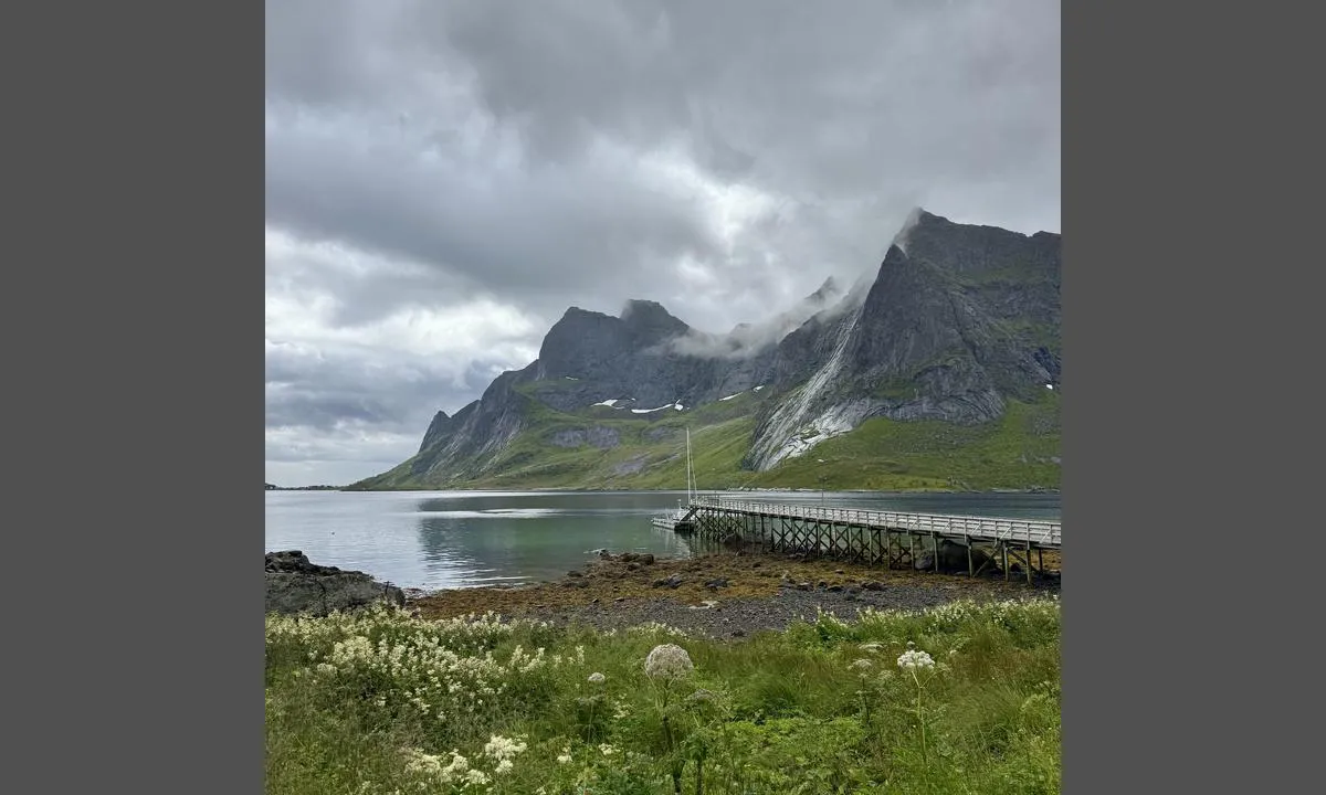 Vindstad: {"base": "en", "no": "Det er mulig \u00e5 legge til p\u00e5 venstre side av broen, som fergen bruker. Dybden er 3-4 meter ved lavvann. Informasjon om betaling finnes p\u00e5 et skilt p\u00e5 broen.", "se": "Det \u00e4r m\u00f6jligt att l\u00e4gga till p\u00e5 v\u00e4nster sida av bron, som f\u00e4rjan anv\u00e4nder. Djupet \u00e4r 3-4 meter vid l\u00e5gvatten. Information om betalning finns p\u00e5 en skylt p\u00e5 bron.", "en": "It\u2019s possible to dock on the left side of the bridge, that the ferry use. The depth is 3-4 meters at low tide. Information about payment is on a sign on the bridge.", "da": "Det er muligt at l\u00e6gge til p\u00e5 venstre side af broen, som f\u00e6rgen bruger. Dybden er 3-4 meter ved lavvande. Information om betaling findes p\u00e5 et skilt p\u00e5 broen.", "fr": "Il est possible d'accoster sur le c\u00f4t\u00e9 gauche du pont, utilis\u00e9 par le ferry. La profondeur est de 3-4 m\u00e8tres \u00e0 mar\u00e9e basse. Les informations concernant le paiement sont sur un panneau sur le pont.", "de": "Es ist m\u00f6glich, auf der linken Seite der Br\u00fccke anzulegen, die die F\u00e4hre benutzt. Die Tiefe betr\u00e4gt 3-4 Meter bei Ebbe. Informationen zur Bezahlung befinden sich auf einem Schild an der Br\u00fccke.", "es": "Es posible atracar en el lado izquierdo del puente que utiliza el ferry. La profundidad es de 3-4 metros en marea baja. La informaci\u00f3n sobre el pago est\u00e1 en un cartel en el puente.", "it": "\u00c8 possibile attraccare sul lato sinistro del ponte, che viene utilizzato dal traghetto. La profondit\u00e0 \u00e8 di 3-4 metri con la bassa marea. Le informazioni sul pagamento si trovano su un cartello sul ponte.", "pt": "\u00c9 poss\u00edvel atracar no lado esquerdo da ponte, que a balsa utiliza. A profundidade \u00e9 de 3-4 metros na mar\u00e9 baixa. Informa\u00e7\u00f5es sobre pagamento est\u00e3o em uma placa na ponte.", "nl": "Het is mogelijk om aan de linkerkant van de brug aan te meren, die de veerboot gebruikt. De diepte is 3-4 meter bij eb. Informatie over betaling staat op een bord op de brug.", "pl": "Mo\u017cliwe jest zacumowanie po lewej stronie mostu, z kt\u00f3rego korzysta prom. G\u0142\u0119boko\u015b\u0107 wynosi 3-4 metry przy niskim stanie wody. Informacje dotycz\u0105ce p\u0142atno\u015bci znajduj\u0105 si\u0119 na znaku na mo\u015bcie.", "uk": "\u041c\u043e\u0436\u043b\u0438\u0432\u043e \u0448\u0432\u0430\u0440\u0442\u0443\u0432\u0430\u0442\u0438\u0441\u044f \u0437 \u043b\u0456\u0432\u043e\u0433\u043e \u0431\u043e\u043a\u0443 \u043c\u043e\u0441\u0442\u0443, \u044f\u043a\u0438\u0439 \u0432\u0438\u043a\u043e\u0440\u0438\u0441\u0442\u043e\u0432\u0443\u0454 \u043f\u043e\u0440\u043e\u043c. \u0413\u043b\u0438\u0431\u0438\u043d\u0430 \u0441\u043a\u043b\u0430\u0434\u0430\u0454 3-4 \u043c\u0435\u0442\u0440\u0430 \u043f\u0456\u0434 \u0447\u0430\u0441 \u0432\u0456\u0434\u043f\u043b\u0438\u0432\u0443. \u0406\u043d\u0444\u043e\u0440\u043c\u0430\u0446\u0456\u044f \u043f\u0440\u043e \u043e\u043f\u043b\u0430\u0442\u0443 \u0437\u043d\u0430\u0445\u043e\u0434\u0438\u0442\u044c\u0441\u044f \u043d\u0430 \u0437\u043d\u0430\u043a\u0443 \u043d\u0430 \u043c\u043e\u0441\u0442\u0443.", "ro": "Este posibil s\u0103 acosta\u021bi pe partea st\u00e2ng\u0103 a podului, pe care o folose\u0219te feribotul. Ad\u00e2ncimea este de 3-4 metri la reflux. Informa\u021biile despre plat\u0103 sunt afi\u0219ate pe un semn pe pod.", "tr": "Feribotun kulland\u0131\u011f\u0131 k\u00f6pr\u00fcn\u00fcn sol taraf\u0131na yana\u015fmak m\u00fcmk\u00fcnd\u00fcr. Gelgit s\u0131ras\u0131nda derinlik 3-4 metredir. \u00d6deme bilgileri k\u00f6pr\u00fcdeki bir i\u015faret \u00fczerinde bulunmaktad\u0131r.", "el": "\u0395\u03af\u03bd\u03b1\u03b9 \u03b4\u03c5\u03bd\u03b1\u03c4\u03cc \u03bd\u03b1 \u03c0\u03c1\u03bf\u03c3\u03b1\u03c1\u03ac\u03be\u03b5\u03c4\u03b5 \u03c3\u03c4\u03b7\u03bd \u03b1\u03c1\u03b9\u03c3\u03c4\u03b5\u03c1\u03ae \u03c0\u03bb\u03b5\u03c5\u03c1\u03ac \u03c4\u03b7\u03c2 \u03b3\u03ad\u03c6\u03c5\u03c1\u03b1\u03c2 \u03c0\u03bf\u03c5 \u03c7\u03c1\u03b7\u03c3\u03b9\u03bc\u03bf\u03c0\u03bf\u03b9\u03b5\u03af \u03c4\u03bf \u03c6\u03ad\u03c1\u03b9. \u03a4\u03bf \u03b2\u03ac\u03b8\u03bf\u03c2 \u03b5\u03af\u03bd\u03b1\u03b9 3-4 \u03bc\u03ad\u03c4\u03c1\u03b1 \u03c3\u03c4\u03b7\u03bd \u03ac\u03bc\u03c0\u03c9\u03c4\u03b7. \u03a0\u03bb\u03b7\u03c1\u03bf\u03c6\u03bf\u03c1\u03af\u03b5\u03c2 \u03b3\u03b9\u03b1 \u03c4\u03b7\u03bd \u03c0\u03bb\u03b7\u03c1\u03c9\u03bc\u03ae \u03b2\u03c1\u03af\u03c3\u03ba\u03bf\u03bd\u03c4\u03b1\u03b9 \u03c3\u03b5 \u03bc\u03b9\u03b1 \u03c0\u03b9\u03bd\u03b1\u03ba\u03af\u03b4\u03b1 \u03c3\u03c4\u03b7 \u03b3\u03ad\u03c6\u03c5\u03c1\u03b1.", "cs": "Je mo\u017en\u00e9 p\u0159ist\u00e1t na lev\u00e9 stran\u011b mostu, kter\u00fd pou\u017e\u00edv\u00e1 trajekt. Hloubka je 3-4 metry p\u0159i odlivu. Informace o platb\u011b jsou na ceduli na most\u011b.", "hu": "A h\u00edd bal oldal\u00e1n lehet dokkolni, amelyet a komp haszn\u00e1l. Az ap\u00e1ly idej\u00e9n a m\u00e9lys\u00e9g 3-4 m\u00e9ter. A fizet\u00e9ssel kapcsolatos inform\u00e1ci\u00f3 a h\u00eddon tal\u00e1lhat\u00f3 t\u00e1bl\u00e1n olvashat\u00f3.", "fi": "On mahdollista kiinnitty\u00e4 sillan vasemmalle puolelle, jota lautta k\u00e4ytt\u00e4\u00e4. Syvyys on 3-4 metri\u00e4 alaveden aikaan. Tietoa maksusta on sillalla olevassa kyltiss\u00e4.", "bg": "\u0412\u044a\u0437\u043c\u043e\u0436\u043d\u043e \u0435 \u0434\u0430 \u0430\u043a\u043e\u0441\u0442\u0438\u0440\u0430\u0442\u0435 \u043e\u0442 \u043b\u044f\u0432\u0430\u0442\u0430 \u0441\u0442\u0440\u0430\u043d\u0430 \u043d\u0430 \u043c\u043e\u0441\u0442\u0430, \u043a\u043e\u0439\u0442\u043e \u0438\u0437\u043f\u043e\u043b\u0437\u0432\u0430 \u0444\u0435\u0440\u0438\u0431\u043e\u0442\u044a\u0442. \u0414\u044a\u043b\u0431\u043e\u0447\u0438\u043d\u0430\u0442\u0430 \u0435 3-4 \u043c\u0435\u0442\u0440\u0430 \u043f\u0440\u0438 \u043e\u0442\u043b\u0438\u0432. \u0418\u043d\u0444\u043e\u0440\u043c\u0430\u0446\u0438\u044f \u0437\u0430 \u043f\u043b\u0430\u0449\u0430\u043d\u0435\u0442\u043e \u0435 \u043d\u0430 \u0442\u0430\u0431\u0435\u043b\u0430 \u043d\u0430 \u043c\u043e\u0441\u0442\u0430.", "sr": "Mogu\u0107e je pristati sa leve strane mosta, koji koristi trajekt. Dubina je 3-4 metra pri oseci. Informacije o pla\u0107anju su na znaku na mostu.", "et": "V\u00f5imalik on silduda silla vasakule poolele, mida parvlaev kasutab. S\u00fcgavus on m\u00f5\u00f5na ajal 3-4 meetrit. Teave makse kohta on silla peal oleval sildil.", "lv": "Ir iesp\u0113jams piest\u0101t tilta kreisaj\u0101 pus\u0113, kuru izmanto pr\u0101mju satiksme. Dzi\u013cums pie b\u0113guma ir 3-4 metri. Inform\u0101cija par maksu ir nor\u0101d\u012bta uz z\u012bmes uz tilta.", "lt": "Yra galimyb\u0117 \u0161vartuotis kair\u0117je tilto pus\u0117je, kur naudojasi keltas. Gylis esant atosl\u016bgiui yra 3-4 metrai. Informacija apie mok\u0117jim\u0105 yra pateikta \u017eenkluose ant tilto."}