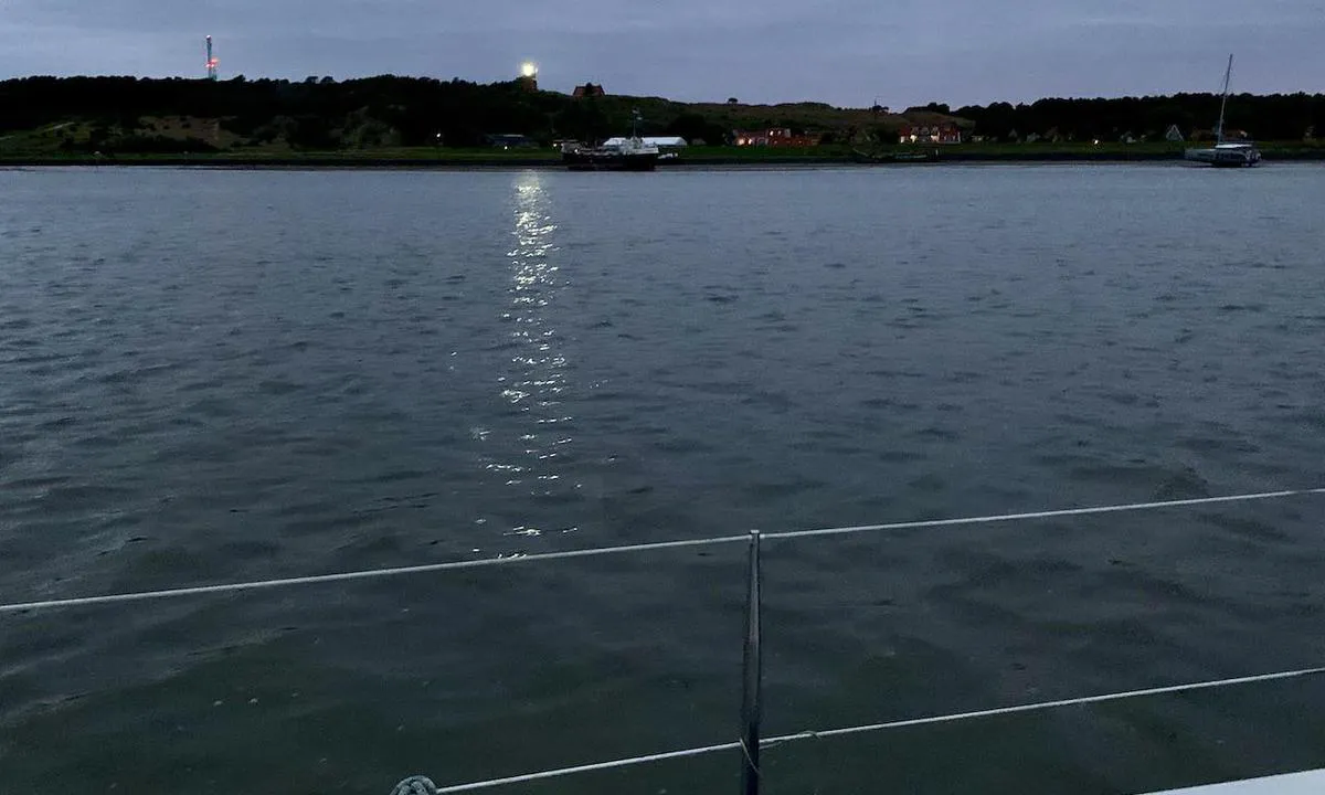 {"base": "en", "no": "I h\u00f8ysesongen er marinaen i Vlieland ofte overfylt, og hvis du er for sent ute, er dette et alternativ: ankrer under fyret. (Foto er privat, ikke bruk det om igjen.).", "se": "Under h\u00f6gs\u00e4songen \u00e4r marinan i Vlieland ofta \u00f6verfull och om du \u00e4r f\u00f6r sen, s\u00e5 finns det ett alternativ: ankra under fyren. (Fotoet \u00e4r privat, \u00e5teranv\u00e4nd det inte.)", "en": "In the high season the marina of Vlieland is frequently overcrowded and if you are too late, then this is an option: anchor under the lighthouse. (Photo is private, do not reuse it.).", "da": "I h\u00f8js\u00e6sonen er marinaen i Vlieland ofte overfyldt, og hvis du er for sent ude, s\u00e5 er dette en mulighed: ankr under fyret. (Foto er privat, m\u00e5 ikke genbruges.).", "fr": "En haute saison, la marina de Vlieland est souvent surpeupl\u00e9e et si vous arrivez trop tard, alors ceci est une option : ancrez sous le phare. (La photo est priv\u00e9e, ne pas la r\u00e9utiliser.).", "de": "In der Hochsaison ist der Yachthafen von Vlieland h\u00e4ufig \u00fcberf\u00fcllt, und wenn Sie zu sp\u00e4t kommen, dann gibt es diese Option: vor Anker unter dem Leuchtturm liegen. (Das Foto ist privat, bitte nicht wiederverwenden.).", "es": "En la temporada alta, el puerto deportivo de Vlieland est\u00e1 frecuentemente abarrotado y, si llegas tarde, \u00e9sta es una opci\u00f3n: fondear bajo el faro. (La foto es privada, no la reutilices).", "it": "Nella stagione alta il porto turistico di Vlieland \u00e8 spesso sovraffollato e se arrivate troppo tardi, allora questa \u00e8 un'opzione: ancorare sotto il faro. (La foto \u00e8 privata, non riutilizzarla.).", "pt": "Na alta temporada, a marina de Vlieland \u00e9 frequentemente superlotada e, se voc\u00ea chegar tarde, essa \u00e9 uma op\u00e7\u00e3o: ancorar sob o farol. (A foto \u00e9 privada, n\u00e3o a reutilize.)", "nl": "In het hoogseizoen is de jachthaven van Vlieland vaak overvol en als je te laat bent, dan is dit een optie: anker uit onder de vuurtoren. (Foto is priv\u00e9, niet hergebruiken.).", "pl": "W sezonie letnim marina na Vlielandzie jest cz\u0119sto przepe\u0142niona, a je\u015bli przyb\u0119dziesz za p\u00f3\u017ano, to jest opcja: zakotwiczy\u0107 pod latarni\u0105 morsk\u0105. (Zdj\u0119cie jest prywatne, nie u\u017cywaj go ponownie).", "uk": "\u041f\u0456\u0434 \u0447\u0430\u0441 \u0432\u0438\u0441\u043e\u043a\u043e\u0433\u043e \u0441\u0435\u0437\u043e\u043d\u0443 \u043c\u0430\u0440\u0438\u043d\u0430 \u0412\u043b\u0456\u043b\u0430\u043d\u0434\u0430 \u0447\u0430\u0441\u0442\u043e \u0431\u0443\u0432\u0430\u0454 \u043f\u0435\u0440\u0435\u043f\u043e\u0432\u043d\u0435\u043d\u043e\u044e, \u0456 \u044f\u043a\u0449\u043e \u0432\u0438 \u0437\u0430\u043f\u0456\u0437\u043d\u0438\u043b\u0438\u0441\u044f, \u0442\u043e\u0434\u0456 \u0446\u0435 \u0454 \u0432\u0430\u0440\u0456\u0430\u043d\u0442\u043e\u043c: \u0441\u0442\u0430\u0442\u0438 \u043d\u0430 \u044f\u043a\u0456\u0440 \u043f\u0456\u0434 \u043c\u0430\u044f\u043a\u043e\u043c. (\u0424\u043e\u0442\u043e \u043f\u0440\u0438\u0432\u0430\u0442\u043d\u0435, \u043d\u0435 \u0432\u0438\u043a\u043e\u0440\u0438\u0441\u0442\u043e\u0432\u0443\u0432\u0430\u0442\u0438 \u0439\u043e\u0433\u043e \u043f\u043e\u0432\u0442\u043e\u0440\u043d\u043e.).", "ro": "\u00cen sezonul de v\u00e2rf, portul de agrement din Vlieland este frecvent supra\u00eenc\u0103rcat \u0219i dac\u0103 ajunge\u021bi prea t\u00e2rziu, ave\u021bi aceast\u0103 op\u021biune: ancora\u021bi sub far. (Fotografia este privat\u0103, nu o reutiliza\u021bi.)", "tr": "Y\u00fcksek sezonda Vlieland marinas\u0131 s\u0131k s\u0131k a\u015f\u0131r\u0131 kalabal\u0131k olur ve e\u011fer \u00e7ok ge\u00e7 kal\u0131rsan\u0131z, o zaman bu bir se\u00e7enektir: deniz fenerinin alt\u0131nda demirleyin. (Foto\u011fraf \u00f6zeldir, yeniden kullanmay\u0131n.).", "el": "\u03a3\u03c4\u03b7\u03bd \u03c5\u03c8\u03b7\u03bb\u03ae \u03c0\u03b5\u03c1\u03af\u03bf\u03b4\u03bf \u03b7 \u03bc\u03b1\u03c1\u03af\u03bd\u03b1 \u03c4\u03bf\u03c5 \u0392\u03bb\u03af\u03b5\u03bb\u03b1\u03bd\u03c4 \u03b5\u03af\u03bd\u03b1\u03b9 \u03c3\u03c5\u03c7\u03bd\u03ac \u03c5\u03c0\u03b5\u03c1\u03c0\u03bb\u03ae\u03c1\u03b7\u03c2 \u03ba\u03b1\u03b9 \u03b1\u03bd \u03c6\u03c4\u03ac\u03c3\u03b5\u03c4\u03b5 \u03b1\u03c1\u03b3\u03ac, \u03c4\u03cc\u03c4\u03b5 \u03c5\u03c0\u03ac\u03c1\u03c7\u03b5\u03b9 \u03b1\u03c5\u03c4\u03ae \u03b7 \u03b5\u03c0\u03b9\u03bb\u03bf\u03b3\u03ae: \u03b1\u03b3\u03ba\u03c5\u03c1\u03bf\u03b2\u03bf\u03bb\u03ae\u03c3\u03c4\u03b5 \u03ba\u03ac\u03c4\u03c9 \u03b1\u03c0\u03cc \u03c4\u03bf\u03bd \u03c6\u03ac\u03c1\u03bf. (\u0397 \u03c6\u03c9\u03c4\u03bf\u03b3\u03c1\u03b1\u03c6\u03af\u03b1 \u03b5\u03af\u03bd\u03b1\u03b9 \u03b9\u03b4\u03b9\u03c9\u03c4\u03b9\u03ba\u03ae, \u03bc\u03b7\u03bd \u03c4\u03b7 \u03c7\u03c1\u03b7\u03c3\u03b9\u03bc\u03bf\u03c0\u03bf\u03b9\u03ae\u03c3\u03b5\u03c4\u03b5 \u03be\u03b1\u03bd\u03ac.)", "cs": "V hlavn\u00ed sez\u00f3n\u011b je marina ve Vlielandu \u010dasto p\u0159epln\u011bn\u00e1 a pokud p\u0159ijdete pozd\u011b, m\u00e1te tuto mo\u017enost: zakotvit pod maj\u00e1kem. (Fotografie je soukrom\u00e1, nepou\u017e\u00edvejte ji znovu.).", "hu": "A f\u0151szezonban a vlielandi kik\u00f6t\u0151 gyakran t\u00falzs\u00fafolt, \u00e9s ha t\u00fal k\u00e9s\u0151n \u00e9rkezel, akkor van egy lehet\u0151s\u00e9g: horgonyozz le a vil\u00e1g\u00edt\u00f3torony alatt. (A f\u00e9nyk\u00e9p priv\u00e1t, ne haszn\u00e1ld \u00fajra.)", "fi": "Korkeasesongin aikana Vlielandin venesatama on usein ylikuormitettu ja jos olet liian my\u00f6h\u00e4ss\u00e4, niin t\u00e4ss\u00e4 on vaihtoehto: ankkuroi majakan alapuolelle. (Kuva on yksityinen, \u00e4l\u00e4 k\u00e4yt\u00e4 uudelleen.).", "bg": "\u041f\u0440\u0435\u0437 \u0430\u043a\u0442\u0438\u0432\u043d\u0438\u044f \u0441\u0435\u0437\u043e\u043d \u043f\u0440\u0438\u0441\u0442\u0430\u043d\u0438\u0449\u0435\u0442\u043e \u043d\u0430 \u0412\u043b\u0438\u043b\u0430\u043d\u0434 \u0447\u0435\u0441\u0442\u043e \u0435 \u043f\u0440\u0435\u043d\u0430\u0441\u0435\u043b\u0435\u043d\u043e \u0438 \u0430\u043a\u043e \u0437\u0430\u043a\u044a\u0441\u043d\u0435\u0435\u0442\u0435, \u0442\u043e\u0432\u0430 \u0435 \u0435\u0434\u043d\u0430 \u0432\u044a\u0437\u043c\u043e\u0436\u043d\u043e\u0441\u0442: \u0437\u0430\u043a\u043e\u0442\u0432\u0438 \u0441\u0435 \u043f\u043e\u0434 \u0444\u0430\u0440\u0430. (\u0421\u043d\u0438\u043c\u043a\u0430\u0442\u0430 \u0435 \u0447\u0430\u0441\u0442\u043d\u0430, \u043d\u0435 \u044f \u0438\u0437\u043f\u043e\u043b\u0437\u0432\u0430\u0439\u0442\u0435 \u043f\u043e\u0432\u0442\u043e\u0440\u043d\u043e.)", "sr": "Tokom visoke sezone marina na Vlielandu je \u010desto pretrpana i ako zakasnite, postoji ova opcija: usidrite se ispod svetionika. (Fotografija je privatna, nemojte je ponovo koristiti.)", "et": "K\u00f5rghooajal on Vlielandi jahisadam sageli \u00fclerahvastatud ja kui j\u00f5uate liiga hilja, siis siin on \u00fcks v\u00f5imalus: ankru alla majaka all. (Foto on privaatne, \u00e4rge kasutage seda uuesti.).", "lv": "Augstas sezonas laik\u0101 Vlielandas jahtu osta bie\u017ei ir p\u0101rpild\u012bta, un, ja ierodaties p\u0101r\u0101k v\u0113lu, \u0161\u012b ir alternat\u012bva: pietaupiet enkurzem\u0113 zem b\u0101kas. (Foto ir priv\u0101ts, nelietojiet to atk\u0101rtoti.).", "lt": "Per auk\u0161t\u0105j\u012f sezon\u0105 Vlielando prieplauka da\u017enai b\u016bna perpildyta ir jei atvykstate per v\u0117lai, \u0161is variantas: inkaruoti prie \u0161vyturio. (Nuotrauka yra privati, nepernaudokite jos.)."}