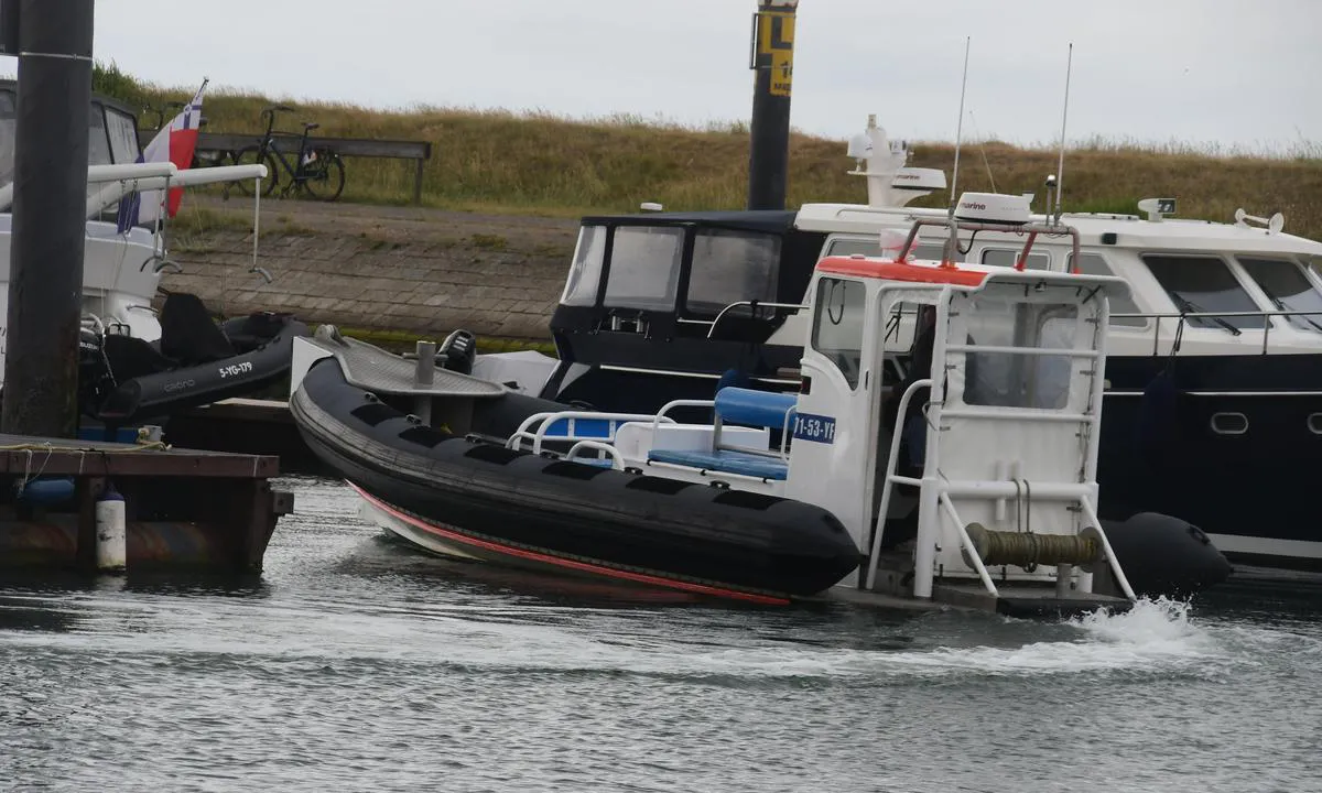 Vlieland Yachtharbor: {"base": "no", "no": "Redningsb\u00e5t med kraftig motor", "se": "R\u00e4ddningsb\u00e5t med kraftig motor", "en": "Rescue boat with a powerful motor", "da": "Redningsb\u00e5d med kraftig motor", "fr": "Bateau de sauvetage avec moteur puissant", "de": "Rettungsboot mit kr\u00e4ftigem Motor", "es": "Bote de rescate con motor potente", "it": "Barca di salvataggio con potente motore", "pt": "Barco de resgate com motor potente", "nl": "Reddingsboot met krachtige motor", "pl": "\u0141\u00f3d\u017a ratunkowa z mocnym silnikiem", "uk": "\u0420\u044f\u0442\u0443\u0432\u0430\u043b\u044c\u043d\u0438\u0439 \u0447\u043e\u0432\u0435\u043d \u0437 \u043f\u043e\u0442\u0443\u0436\u043d\u0438\u043c \u0434\u0432\u0438\u0433\u0443\u043d\u043e\u043c", "ro": "Barc\u0103 de salvare cu motor puternic", "tr": "G\u00fc\u00e7l\u00fc motorlu kurtarma botu", "el": "\u03a3\u03ba\u03ac\u03c6\u03bf\u03c2 \u03b4\u03b9\u03ac\u03c3\u03c9\u03c3\u03b7\u03c2 \u03bc\u03b5 \u03b9\u03c3\u03c7\u03c5\u03c1\u03ae \u03bc\u03b7\u03c7\u03b1\u03bd\u03ae", "cs": "Z\u00e1chrann\u00fd \u010dlun se siln\u00fdm motorem", "hu": "Ment\u0151cs\u00f3nak er\u0151s motorral", "fi": "Pelastusvene, jossa on tehokas moottori", "bg": "\u0421\u043f\u0430\u0441\u0438\u0442\u0435\u043b\u043d\u0430 \u043b\u043e\u0434\u043a\u0430 \u0441\u044a\u0441 \u0441\u0438\u043b\u0435\u043d \u043c\u043e\u0442\u043e\u0440", "sr": "Spasila\u010dki \u010damac sa sna\u017enim motorom", "et": "P\u00e4\u00e4stepaat v\u00f5imsa mootoriga", "lv": "Gl\u0101b\u0161anas laiva ar jaud\u012bgu motoru", "lt": "Gelb\u0117jimo valtis su galingu varikliu"}