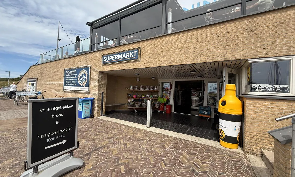 Vlieland Yachtharbor: {"base": "no", "no": "Supermsrked med det aller mest n\u00f8dvenfige", "se": "Supermarket med det allra mest n\u00f6dv\u00e4ndiga", "en": "Supermarket with all the essentials", "da": "Supermarked med det allermest n\u00f8dvendige", "fr": "Supermarch\u00e9 avec le strict n\u00e9cessaire", "de": "Supermarkt mit dem Allern\u00f6tigsten", "es": "Supermercado con lo m\u00e1s necesario", "it": "Supermercato con il minimo indispensabile", "pt": "Supermercado com o mais necess\u00e1rio", "nl": "Supermarkt met de meest noodzakelijke informatie", "pl": "Supermarket z najbardziej niezb\u0119dnymi artyku\u0142ami", "uk": "\u0421\u0443\u043f\u0435\u0440\u043c\u0430\u0440\u043a\u0435\u0442 \u0437 \u0443\u0441\u0456\u043c \u043d\u0430\u0439\u043d\u0435\u043e\u0431\u0445\u0456\u0434\u043d\u0456\u0448\u0438\u043c", "ro": "Supermarket cu tot ce este mai necesar", "tr": "En gerekli olan her \u015fey ile s\u00fcpermarket", "el": "\u03a3\u03bf\u03cd\u03c0\u03b5\u03c1 \u03bc\u03ac\u03c1\u03ba\u03b5\u03c4 \u03bc\u03b5 \u03c4\u03b1 \u03c0\u03b9\u03bf \u03b1\u03c0\u03b1\u03c1\u03b1\u03af\u03c4\u03b7\u03c4\u03b1", "cs": "Supermarket s t\u00edm nejnutn\u011bj\u0161\u00edm", "hu": "Szupermarket a legsz\u00fcks\u00e9gesebb dolgokkal", "fi": "Supermarketti, jossa on kaikkein v\u00e4ltt\u00e4m\u00e4tt\u00f6mint\u00e4", "bg": "\u0421\u0443\u043f\u0435\u0440\u043c\u0430\u0440\u043a\u0435\u0442 \u0441 \u0432\u0441\u0438\u0447\u043a\u0438 \u043d\u0430\u0439-\u043d\u0435\u043e\u0431\u0445\u043e\u0434\u0438\u043c\u0438 \u043d\u0435\u0449\u0430", "sr": "\u0421\u0443\u043f\u0435\u0440\u043c\u0430\u0440\u043a\u0435\u0442 \u0441\u0430 \u0441\u0432\u0438\u043c \u043d\u0430\u0458\u043d\u0443\u0436\u043d\u0438\u0458\u0438\u043c", "et": "Supermarketid k\u00f5ige vajalikemate asjadega", "lv": "Superm\u0101rkets ar visu nepiecie\u0161amo", "lt": "Supermarketas su pa\u010diais b\u016btiniausiais dalykais"}
