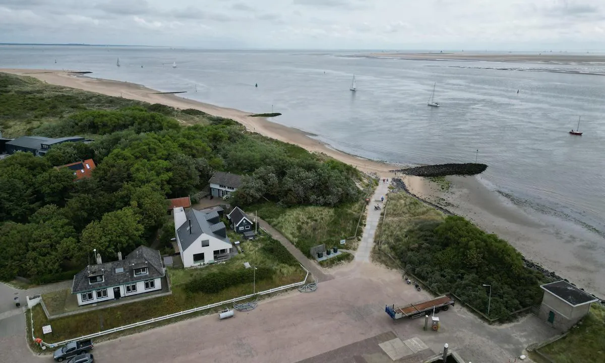 Vlieland Yachtharbor: {"base": "no", "no": "Fine strender n\u00e6r havna", "se": "Fina str\u00e4nder n\u00e4ra hamnen", "en": "Nice beaches near the harbor", "da": "Fine strande n\u00e6r havnen", "fr": "De belles plages pr\u00e8s du port", "de": "Sch\u00f6ne Str\u00e4nde in der N\u00e4he des Hafens", "es": "Playas bonitas cerca del puerto", "it": "Belle spiagge vicino al porto", "pt": "Boas praias perto do porto", "nl": "Mooie stranden dichtbij de haven", "pl": "\u0141adne pla\u017ce blisko portu", "uk": "\u0427\u0443\u0434\u043e\u0432\u0456 \u043f\u043b\u044f\u0436\u0456 \u043f\u043e\u0431\u043b\u0438\u0437\u0443 \u0433\u0430\u0432\u0430\u043d\u0456", "ro": "Plaje frumoase aproape de port", "tr": "Limana yak\u0131n g\u00fczel plajlar", "el": "\u03a5\u03c0\u03ad\u03c1\u03bf\u03c7\u03b5\u03c2 \u03c0\u03b1\u03c1\u03b1\u03bb\u03af\u03b5\u03c2 \u03ba\u03bf\u03bd\u03c4\u03ac \u03c3\u03c4\u03bf \u03bb\u03b9\u03bc\u03ac\u03bd\u03b9", "cs": "Kr\u00e1sn\u00e9 pl\u00e1\u017ee v bl\u00edzkosti p\u0159\u00edstavu", "hu": "Sz\u00e9p strandok a kik\u00f6t\u0151 k\u00f6zel\u00e9ben", "fi": "Hienoja rantoja sataman l\u00e4hell\u00e4", "bg": "\u0425\u0443\u0431\u0430\u0432\u0438 \u043f\u043b\u0430\u0436\u043e\u0432\u0435 \u0432 \u0431\u043b\u0438\u0437\u043e\u0441\u0442 \u0434\u043e \u043f\u0440\u0438\u0441\u0442\u0430\u043d\u0438\u0449\u0435\u0442\u043e", "sr": "Lepa pla\u017ea u blizini luke", "et": "Peened rannad sadama l\u00e4hedal", "lv": "Smalkas pludmales net\u0101lu no ostas", "lt": "Gra\u017e\u016bs papl\u016bdimiai \u0161alia uosto"}