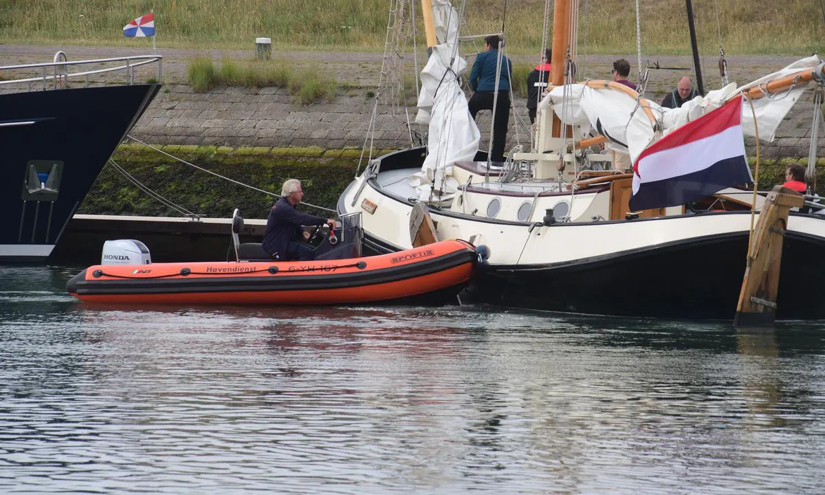 Vlieland Yachtharbor: Hjelpsom og hyggelig havnesjef guider og hjelper til med større båter, og også andre båter dersom det er mye vind.  Det er en uskreven regel at de som kommer inn vestfra alltid skal få plass.