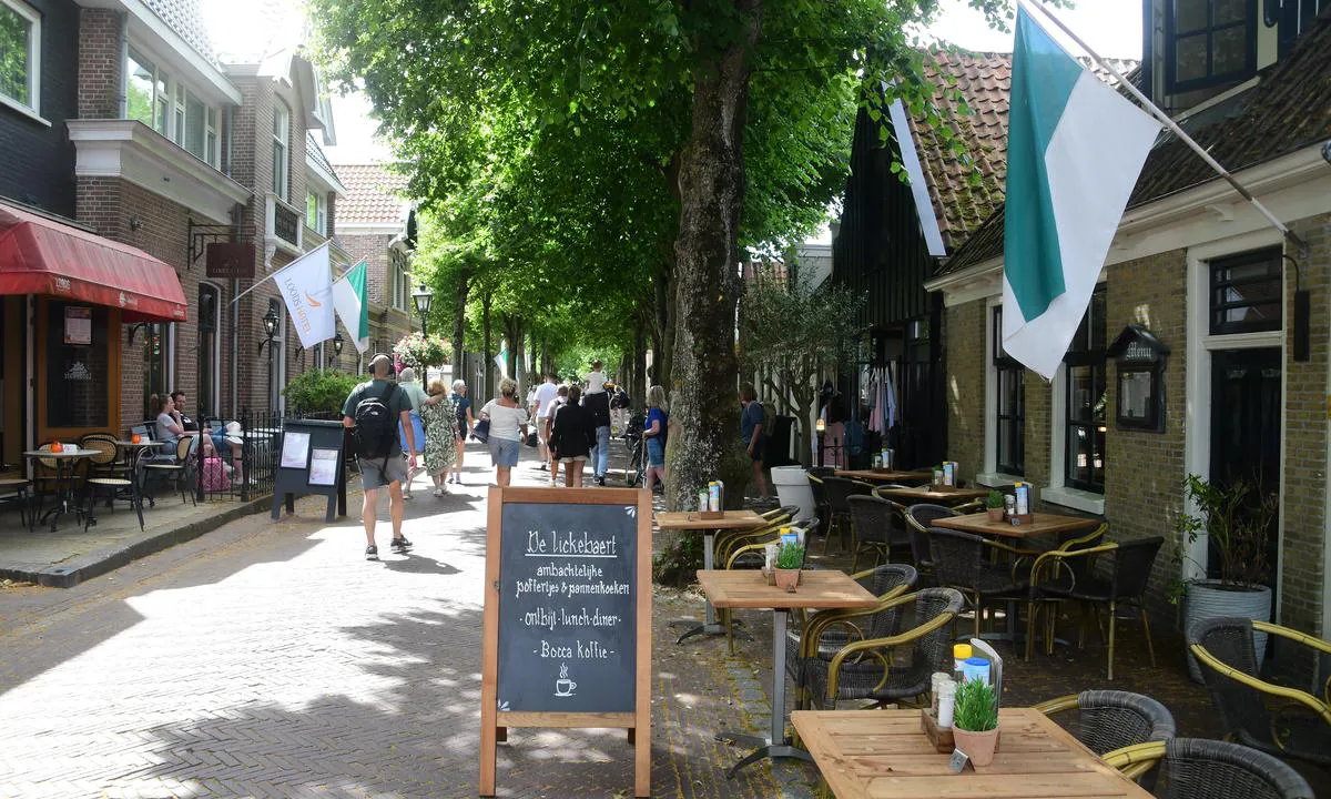 Vlieland Yachtharbor: {"base": "no", "no": "KJoseleg lite tettsted like ved havna, bakeri - restauranter etc.", "se": "G\u00e4stv\u00e4nlig liten ort precis vid hamnen, bageri - restauranger etc.", "en": "Charming small village right by the harbor, bakery - restaurants etc.", "da": "<p>K\u00f8nt lille by lige ved havnen, bageri - restauranter osv.</p>", "fr": "Charmant petit village juste \u00e0 c\u00f4t\u00e9 du port, boulangerie - restaurants, etc.", "de": "Charmanter kleiner Ort direkt am Hafen, B\u00e4ckerei - Restaurants etc.", "es": "Encantador peque\u00f1o pueblo cerca del puerto, panader\u00eda - restaurantes, etc.", "it": "Accogliente piccolo villaggio proprio vicino al porto, panificio - ristoranti ecc.", "pt": "Encantadora pequena vila pr\u00f3xima ao porto, padaria - restaurantes etc.", "nl": "Knus gezellig klein plaatsje direct bij de haven, bakkerij - restaurants enz.", "pl": "Urocza ma\u0142a miejscowo\u015b\u0107 tu\u017c przy porcie, piekarnia - restauracje itp.", "uk": "\u0417\u0430\u0442\u0438\u0448\u043d\u0435 \u043c\u0430\u043b\u0435\u043d\u044c\u043a\u0435 \u0441\u0435\u043b\u043e \u043d\u0435\u043f\u043e\u0434\u0430\u043b\u0456\u043a \u0433\u0430\u0432\u0430\u043d\u0456, \u043f\u0435\u043a\u0430\u0440\u043d\u044f - \u0440\u0435\u0441\u0442\u043e\u0440\u0430\u043d\u0438 \u0442\u043e\u0449\u043e.", "ro": "Un mic sat pitoresc chiar l\u00e2ng\u0103 port, cu brut\u0103rie - restaurante etc.", "tr": "Limana \u00e7ok yak\u0131n sevimli k\u00fc\u00e7\u00fck bir yerle\u015fim yeri, f\u0131r\u0131n - restoranlar vb.", "el": "\u0393\u03bf\u03b7\u03c4\u03b5\u03c5\u03c4\u03b9\u03ba\u03cc \u03bc\u03b9\u03ba\u03c1\u03cc \u03bf\u03b9\u03ba\u03b9\u03c3\u03bc\u03cc\u03c2 \u03b1\u03ba\u03c1\u03b9\u03b2\u03ce\u03c2 \u03b4\u03af\u03c0\u03bb\u03b1 \u03c3\u03c4\u03bf \u03bb\u03b9\u03bc\u03ac\u03bd\u03b9, \u03b1\u03c1\u03c4\u03bf\u03c0\u03bf\u03b9\u03b5\u03af\u03bf - \u03b5\u03c3\u03c4\u03b9\u03b1\u03c4\u03cc\u03c1\u03b9\u03b1 \u03ba.\u03bb\u03c0.", "cs": "P\u0159\u00edjemn\u00e9 mal\u00e9 os\u00eddlen\u00ed hned u p\u0159\u00edstavu, pek\u00e1rna - restaurace atd.", "hu": "Bar\u00e1ts\u00e1gos kis telep\u00fcl\u00e9s k\u00f6zvetlen\u00fcl a kik\u00f6t\u0151 mellett, p\u00e9ks\u00e9g - \u00e9ttermek stb.", "fi": "Vieh\u00e4tt\u00e4v\u00e4 pieni kyl\u00e4 aivan sataman vieress\u00e4, leipomo - ravintoloita jne.", "bg": "\u041f\u0440\u0438\u044f\u0442\u043d\u043e \u043c\u0430\u043b\u043a\u043e \u043d\u0430\u0441\u0435\u043b\u0435\u043d\u043e \u043c\u044f\u0441\u0442\u043e \u0431\u043b\u0438\u0437\u043e \u0434\u043e \u043f\u0440\u0438\u0441\u0442\u0430\u043d\u0438\u0449\u0435\u0442\u043e, \u043f\u0435\u043a\u0430\u0440\u043d\u0430 - \u0440\u0435\u0441\u0442\u043e\u0440\u0430\u043d\u0442\u0438 \u0438 \u0434\u0440\u0443\u0433\u0438.", "sr": "\u0160armantno malo naselje odmah pored luke, pekara - restorani itd.", "et": "V\u00e4ike hubane asula otse sadama juures, pagari\u00e4rid - restoranid jne.", "lv": "Pievilc\u012bga neliela apmetne tie\u0161i pie ostas, maizn\u012bca - restor\u0101ni u.c.", "lt": "KJoseleg ma\u017eas miestelis \u0161alia uosto, kepykla - restoranai ir t.t."}