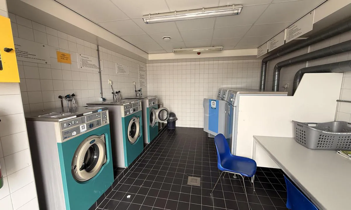 Vlieland Yachtharbor: {"base": "no", "no": "Vaskemaskin/t\u00f8rketromlar", "se": "Tv\u00e4ttmaskin/torktumlare", "en": "Washing machine/dryers", "da": "Vaskemaskine/t\u00f8rretumblere", "fr": "Lave-linge/s\u00e8che-linge", "de": "Waschmaschine/Trockner", "es": "Lavadora/secadora", "it": "Lavatrice/asciugatrice", "pt": "M\u00e1quina de lavar roupa/secadora", "nl": "Wasmachine/droger", "pl": "Pralka/Suszarka", "uk": "\u041f\u0440\u0430\u043b\u044c\u043d\u0430 \u043c\u0430\u0448\u0438\u043d\u0430/\u0441\u0443\u0448\u0430\u0440\u043a\u0430", "ro": "Ma\u0219in\u0103 de sp\u0103lat/uscare", "tr": "\u00c7ama\u015f\u0131r makinesi/kurutma makinesi", "el": "\u03a0\u03bb\u03c5\u03bd\u03c4\u03ae\u03c1\u03b9\u03bf/\u03c3\u03c4\u03b5\u03b3\u03bd\u03c9\u03c4\u03ae\u03c1\u03b9\u03bf", "cs": "Pra\u010dka/su\u0161i\u010dka", "hu": "Mos\u00f3g\u00e9p/sz\u00e1r\u00edt\u00f3g\u00e9pek", "fi": "Pesukone/kuivausrummut", "bg": "\u041f\u0435\u0440\u0430\u043b\u043d\u044f/\u0441\u0443\u0448\u0438\u043b\u043d\u044f", "sr": "\u041c\u0430\u0448\u0438\u043d\u0430 \u0437\u0430 \u043f\u0440\u0430\u045a\u0435/\u0441\u0443\u0448\u0435\u045a\u0435", "et": "Pesumasin/kuivati", "lv": "Ve\u013cas mazg\u0101jam\u0101 ma\u0161\u012bna/\u017e\u0101v\u0113t\u0101js", "lt": "Skalbimo ma\u0161ina/d\u017eiovykl\u0117"}