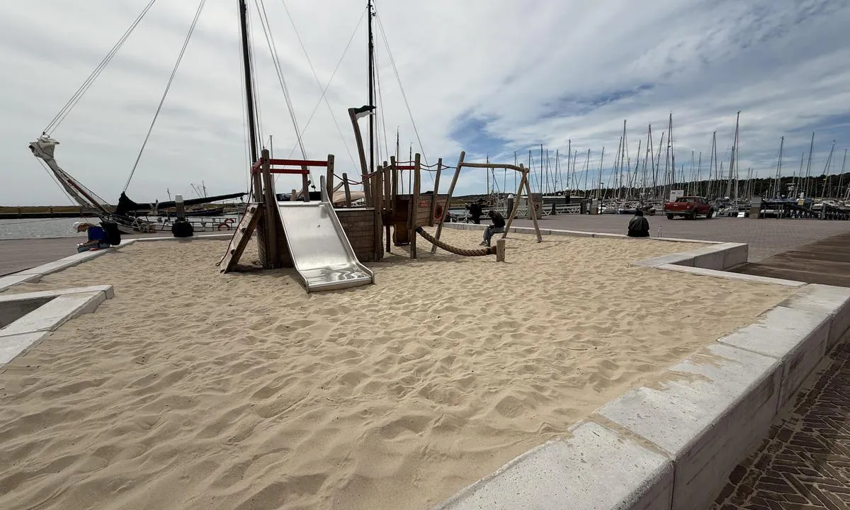 Vlieland Yachtharbor: {"base": "no", "no": "Leikeomr\u00e5de", "se": "Lekomr\u00e5de", "en": "Play area", "da": "Legeomr\u00e5de", "fr": "Zone de jeux", "de": "Spielbereich", "es": "Zona de juegos", "it": "Parco giochi", "pt": "\u00c1rea de recrea\u00e7\u00e3o", "nl": "Speelgebied", "pl": "Strefa zabaw", "uk": "\u0406\u0433\u0440\u043e\u0432\u0430 \u0437\u043e\u043d\u0430", "ro": "Loc de joac\u0103", "tr": "Oyun alan\u0131", "el": "\u03a0\u03b5\u03c1\u03b9\u03bf\u03c7\u03ae \u03c0\u03b1\u03b9\u03c7\u03bd\u03b9\u03b4\u03b9\u03bf\u03cd", "cs": "H\u0159i\u0161t\u011b", "hu": "J\u00e1t\u00e9kter\u00fclet", "fi": "Leikkipaikka", "bg": "\u0418\u0433\u0440\u0430\u043b\u043d\u0430 \u0437\u043e\u043d\u0430", "sr": "igrali\u0161te", "et": "M\u00e4nguv\u00e4ljak", "lv": "Sp\u0113\u013cu laukums", "lt": "\u017daidim\u0173 aik\u0161tel\u0117"}