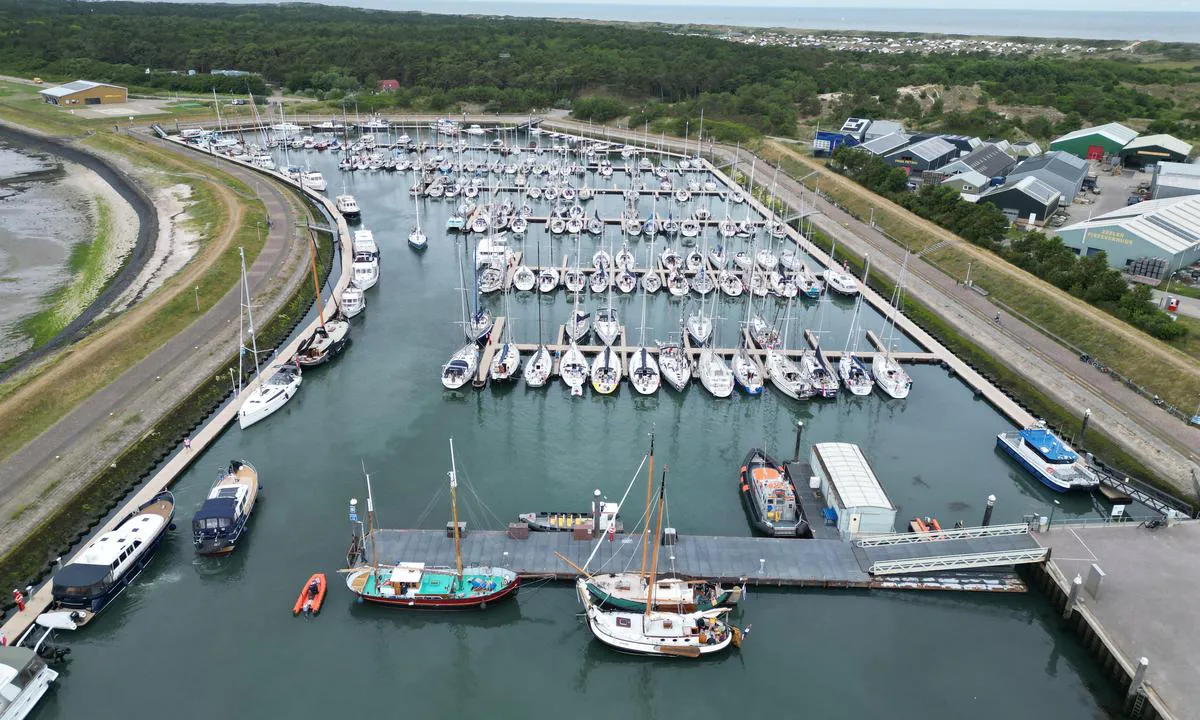 Vlieland Yachtharbor: {"base": "no", "no": "Gjestebrygger.  det st\u00e5r markeringer vedr b\u00e5tst\u00f8rrelse  p\u00e5 ende av flyterbrygge.", "se": "G\u00e4stbryggor. Det finns markeringar ang\u00e5ende b\u00e5tstorlek vid slutet av flytbryggan.", "en": "Guest docks. There are markings regarding boat size at the end of the floating dock.", "da": "G\u00e6stebroer. Der er markeringer vedr\u00f8rende b\u00e5dst\u00f8rrelse ved enden af flydebroen.", "fr": "Quais pour invit\u00e9s. Des marquages concernant la taille des bateaux sont pr\u00e9sents au bout du ponton flottant.", "de": "G\u00e4stepontons. Es gibt Markierungen bez\u00fcglich der Bootsgr\u00f6\u00dfe am Ende des Schwimmstegs.", "es": "Muelles de visitantes. Hay marcadores relacionados con el tama\u00f1o del barco en el extremo del muelle flotante.", "it": "Pontili per ospiti. Ci sono segnali riguardanti la dimensione delle barche alla fine del pontile galleggiante.", "pt": "Cais de visita. H\u00e1 marca\u00e7\u00f5es referentes ao tamanho do barco no final do pont\u00e3o flutuante.", "nl": "Gastensteiger. Er zijn markeringen over de bootgrootte aan het einde van de drijvende steiger.", "pl": "Pirs dla go\u015bci. Znajduj\u0105 si\u0119 oznaczenia dotycz\u0105ce rozmiaru \u0142odzi na ko\u0144cu p\u0142ywaj\u0105cego pomostu.", "uk": "\u0413\u043e\u0441\u0442\u044c\u043e\u0432\u0456 \u043f\u0440\u0438\u0447\u0430\u043b\u0438. \u041d\u0430 \u043a\u0456\u043d\u0446\u0456 \u043f\u043b\u0430\u0432\u0443\u0447\u043e\u0433\u043e \u043f\u0440\u0438\u0447\u0430\u043b\u0443 \u0454 \u043f\u043e\u0437\u043d\u0430\u0447\u043a\u0438 \u0449\u043e\u0434\u043e \u0440\u043e\u0437\u043c\u0456\u0440\u0443 \u0441\u0443\u0434\u043d\u0430.", "ro": "Danele pentru oaspe\u021bi. Sunt marcaje cu privire la dimensiunea b\u0103rcii la cap\u0103tul digului plutitor.", "tr": "Misafir iskelesi. Y\u00fczer iskelenin sonunda tekne boyutlar\u0131yla ilgili i\u015faretlemeler bulunmaktad\u0131r.", "el": "\u03a0\u03c1\u03bf\u03b2\u03bb\u03ae\u03c4\u03b5\u03c2 \u03b5\u03c0\u03b9\u03c3\u03ba\u03b5\u03c0\u03c4\u03ce\u03bd. \u03c5\u03c0\u03ac\u03c1\u03c7\u03bf\u03c5\u03bd \u03b5\u03bd\u03b4\u03b5\u03af\u03be\u03b5\u03b9\u03c2 \u03c3\u03c7\u03b5\u03c4\u03b9\u03ba\u03ac \u03bc\u03b5 \u03c4\u03bf \u03bc\u03ad\u03b3\u03b5\u03b8\u03bf\u03c2 \u03c4\u03bf\u03c5 \u03c3\u03ba\u03ac\u03c6\u03bf\u03c5\u03c2 \u03c3\u03c4\u03bf \u03c4\u03ad\u03bb\u03bf\u03c2 \u03c4\u03bf\u03c5 \u03c0\u03bb\u03c9\u03c4\u03bf\u03cd \u03c0\u03c1\u03bf\u03b2\u03bb\u03ae\u03c4\u03b1.", "cs": "Hostuj\u00edc\u00ed mola. Existuj\u00ed ozna\u010den\u00ed t\u00fdkaj\u00edc\u00ed se velikosti lod\u00ed na konci plovouc\u00edho mola.", "hu": "Vend\u00e9gm\u00f3l\u00f3k. A ponton v\u00e9g\u00e9n jelz\u00e9sek tal\u00e1lhat\u00f3k a haj\u00f3m\u00e9retre vonatkoz\u00f3an.", "fi": "Vieraslaiturit. Lauttalaiturin p\u00e4\u00e4ss\u00e4 on merkinn\u00e4t koskien veneen kokoa.", "bg": "\u0413\u043e\u0441\u0442\u0443\u0432\u0430\u0449\u0438 \u043a\u0435\u0439\u043e\u0432\u0435. \u041d\u0430 \u043a\u0440\u0430\u044f \u043d\u0430 \u043f\u043b\u0430\u0432\u0430\u0449\u0438\u044f \u043a\u0435\u0439 \u0438\u043c\u0430 \u043c\u0430\u0440\u043a\u0438\u0440\u043e\u0432\u043a\u0438 \u043e\u0442\u043d\u043e\u0441\u043d\u043e \u0440\u0430\u0437\u043c\u0435\u0440\u0430 \u043d\u0430 \u043b\u043e\u0434\u043a\u0438\u0442\u0435.", "sr": "\u041f\u0440\u0438\u0432\u0440\u0435\u043c\u0435\u043d\u0438 \u043f\u043e\u043d\u0442\u043e\u043d\u0438 \u0437\u0430 \u0433\u043e\u0441\u0442\u0435. \u041e\u0437\u043d\u0430\u043a\u0435 \u0443 \u0432\u0435\u0437\u0438 \u0441\u0430 \u0432\u0435\u043b\u0438\u0447\u0438\u043d\u043e\u043c \u0447\u0430\u043c\u0446\u0430 \u043d\u0430\u043b\u0430\u0437\u0435 \u0441\u0435 \u043d\u0430 \u043a\u0440\u0430\u0458\u0443 \u043f\u043b\u0443\u0442\u0430\u0458\u0443\u045b\u0435\u0433 \u043f\u0440\u0438\u0441\u0442\u0430\u043d\u0438\u0448\u0442\u0430.", "et": "K\u00fclalissillad. Ujuvsilla otsas on m\u00e4rgised paadi suuruse kohta.", "lv": "Viesu piest\u0101tnes. Peldb\u016bves gal\u0101 ir atz\u012bmes par laivu izm\u0113riem.", "lt": "Sve\u010diai prieplaukoje. Yra \u017eym\u0117jimai d\u0117l laivo dyd\u017eio prie plaukiojan\u010dios prieplaukos galo."}