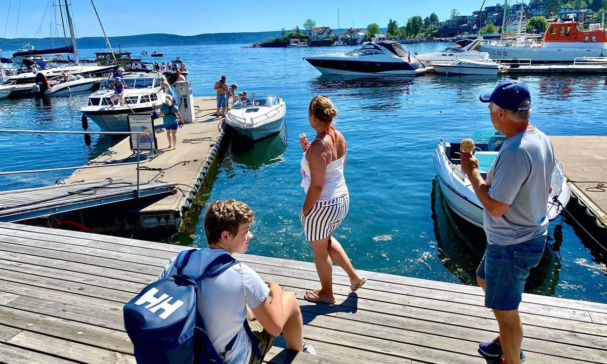 Vollen Marina Gjestehavn: Yrende liv på drivstoffbrygga. Bryggebutikken serverer god softis!