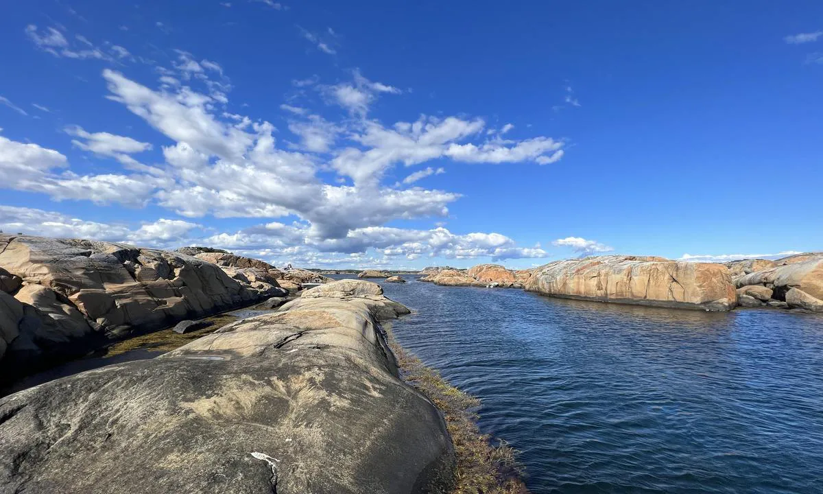 Volmene: Flotte svaberg hvor longside er mulig, flere steder også for seilbåter. Ingen bolter i fjellet.