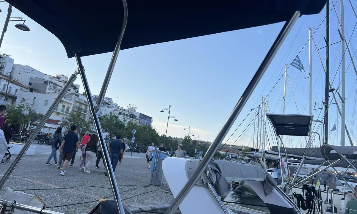Vorio Neo Limani: {"base": "da", "no": "Mange mennesker p\u00e5 brygga. God atmosf\u00e6re", "se": "M\u00e5nga m\u00e4nniskor p\u00e5 kajen. God atmosf\u00e4r", "en": "Many people on the quay. Good atmosphere", "da": "Mange mennesker p\u00e5 kajen. God atmosf\u00e6re", "fr": "Beaucoup de gens sur le quai. Bonne ambiance", "de": "Viele Menschen auf der Kaimauer. Gute Atmosph\u00e4re", "es": "Muchas personas en el muelle. Buena atm\u00f3sfera", "it": "Molte persone sul molo. Buona atmosfera", "pt": "Muitas pessoas no cais. Boa atmosfera", "nl": "Veel mensen op de kade. Goede sfeer", "pl": "Wielu ludzi na nabrze\u017cu. Dobra atmosfera", "uk": "\u0411\u0430\u0433\u0430\u0442\u043e \u043b\u044e\u0434\u0435\u0439 \u043d\u0430 \u043f\u0440\u0438\u0447\u0430\u043b\u0456. \u0413\u0430\u0440\u043d\u0430 \u0430\u0442\u043c\u043e\u0441\u0444\u0435\u0440\u0430", "ro": "Mul\u021bi oameni pe chei. Atmosfer\u0103 pl\u0103cut\u0103", "tr": "\u0130skelede bir\u00e7ok insan. \u0130yi atmosfer", "el": "\u03a0\u03bf\u03bb\u03bb\u03bf\u03af \u03ac\u03bd\u03b8\u03c1\u03c9\u03c0\u03bf\u03b9 \u03c3\u03c4\u03b7\u03bd \u03b1\u03c0\u03bf\u03b2\u03ac\u03b8\u03c1\u03b1. \u039a\u03b1\u03bb\u03ae \u03b1\u03c4\u03bc\u03cc\u03c3\u03c6\u03b1\u03b9\u03c1\u03b1", "cs": "Mnoho lid\u00ed na molu. Dobr\u00e1 atmosf\u00e9ra", "hu": "Sok ember a m\u00f3l\u00f3n. J\u00f3 l\u00e9gk\u00f6r", "fi": "Paljon ihmisi\u00e4 laiturilla. Hyv\u00e4 tunnelma", "bg": "\u041c\u043d\u043e\u0433\u043e \u0445\u043e\u0440\u0430 \u043d\u0430 \u043a\u0435\u044f. \u0414\u043e\u0431\u0440\u0430 \u0430\u0442\u043c\u043e\u0441\u0444\u0435\u0440\u0430", "sr": "Mnogo ljudi na pristani\u0161tu. Dobra atmosfera", "et": "Palju inimesi kai peal. Hea atmosf\u00e4\u00e4r", "lv": "Daudz cilv\u0113ku uz piest\u0101tnes. Laba atmosf\u0113ra", "lt": "Daug \u017emoni\u0173 prieplaukoje. Gera atmosfera"}