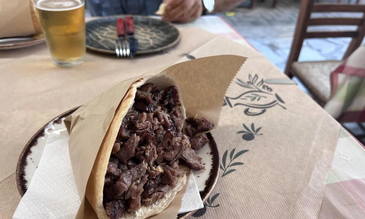 Vorio Neo Limani: {"base": "en", "no": "<p>Utmerkede gyros p\u00e5 Kanatsika</p>", "se": "Utm\u00e4rkta gyros p\u00e5 Kanatsika", "en": "Excellent gyros at Kanatsika", "da": "Fremragende gyros ved Kanatsika", "fr": "Gyros excellents \u00e0 Kanatsika", "de": "Ausgezeichnete Gyros bei Kanatsika", "es": "Excelentes giros en Kanatsika", "it": "Eccellenti gyros a Kanatsika", "pt": "Excelentes girosc\u00f3pios em Kanatsika", "nl": "Uitstekende gyros bij Kanatsika", "pl": "Wy\u015bmienite gyrosy w Kanatsika", "uk": "\u0412\u0456\u0434\u043c\u0456\u043d\u043d\u0456 \u0433\u0456\u0440\u043e\u0441\u0438 \u0432 \u041a\u0430\u043d\u0430\u0442\u0441\u0456\u043a\u0430", "ro": "Gyros excelent la Kanatsika", "tr": "Kanatsika'da m\u00fckemmel gyros", "el": "\u0395\u03be\u03b1\u03b9\u03c1\u03b5\u03c4\u03b9\u03ba\u03cc\u03c2 \u03b3\u03cd\u03c1\u03bf\u03c2 \u03c3\u03c4\u03b1 \u039a\u03b1\u03bd\u03ac\u03c4\u03c3\u03b9\u03ba\u03b1", "cs": "Vynikaj\u00edc\u00ed gyrosy v Kanatsika", "hu": "Kiv\u00e1l\u00f3 gyros a Kanatsik\u00e1n\u00e1l", "fi": "Erinomaiset gyrot Kanatsikassa", "bg": "\u041e\u0442\u043b\u0438\u0447\u043d\u043e \u0433\u0438\u0440\u043e\u0441 \u0432 \u041a\u0430\u043d\u0430\u0442\u0441\u0438\u043a\u0430", "sr": "Odli\u010dan giros u Kanatsiki", "et": "Suurep\u00e4rased gyrod Kanatsikas", "lv": "Izcili girosk\u0101ri Kanatsik\u0101", "lt": "Puik\u016bs giroskopai Kanatsikoje"}