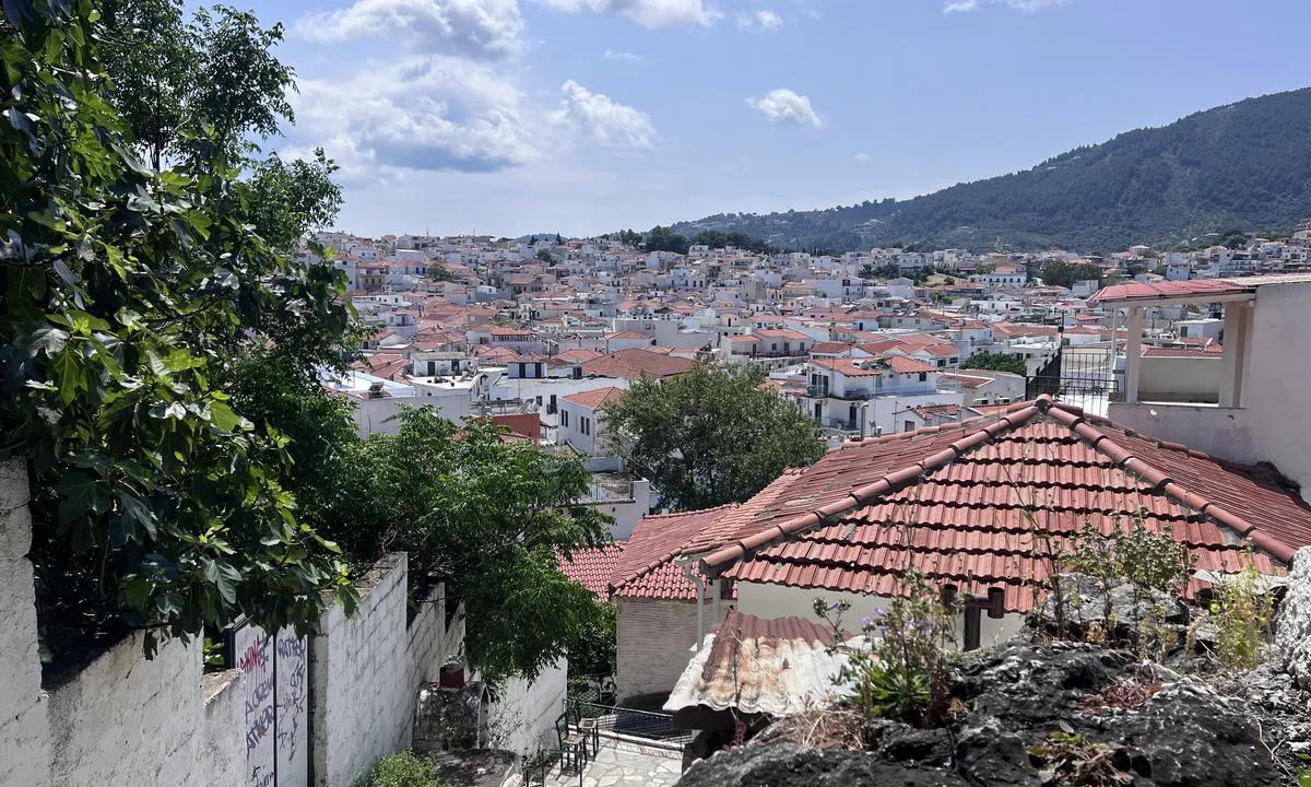 Vorio Neo Limani: {"base": "en", "no": "Utsikt over Skiathos", "se": "Vy \u00f6ver Skiathos", "en": "View over Skiathos", "da": "Udsigt over Skiathos", "fr": "Vue sur Skiathos", "de": "Blick auf Skiathos", "es": "Vista sobre Skiathos", "it": "Vista su Skiathos", "pt": "Vista sobre Skiathos", "nl": "Uitzicht over Skiathos", "pl": "Widok na Skiathos", "uk": "\u0412\u0438\u0434 \u043d\u0430 \u0421\u043a\u0456\u0430\u0442\u043e\u0441", "ro": "Vedere asupra Skiathos", "tr": "Skiathos Manzaras\u0131", "el": "\u0398\u03ad\u03b1 \u03c0\u03c1\u03bf\u03c2 \u03c4\u03b7 \u03a3\u03ba\u03b9\u03ac\u03b8\u03bf", "cs": "Pohled na Skiathos", "hu": "Kil\u00e1t\u00e1s Skiathosra", "fi": "N\u00e4kym\u00e4 Skiathokseen", "bg": "\u0418\u0437\u0433\u043b\u0435\u0434 \u043a\u044a\u043c \u0421\u043a\u0438\u0430\u0442\u043e\u0441", "sr": "Pogled na Skiatos", "et": "Vaade Skiathosele", "lv": "Skats uz Skiatosu", "lt": "Vaizdas \u012f Skiatos"}