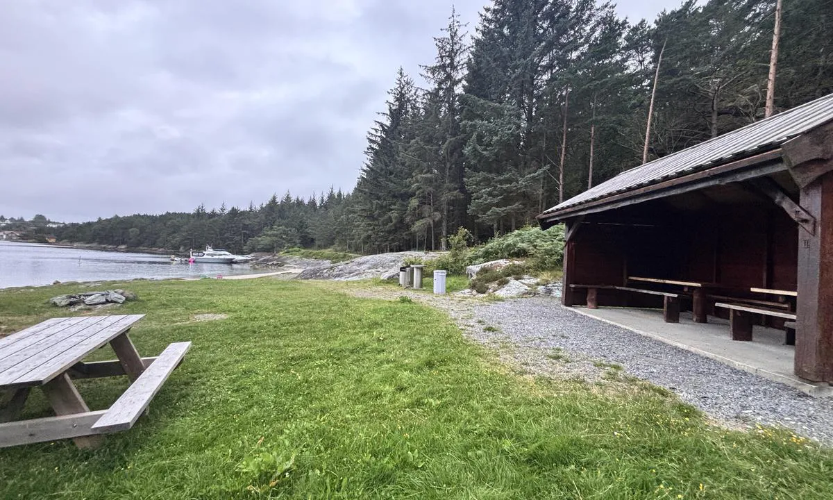 Vorlandsvågen: {"base": "no", "no": "Gapahuk med faste benker. Grill rett ved gapahuken", "se": "Vindskydd med fasta b\u00e4nkar. Grillplats precis vid vindskyddet", "en": "Shelter with fixed benches. Grill right by the shelter", "da": "Shelter med faste b\u00e6nke. Grill lige ved shelteret", "fr": "Abris avec bancs fixes. Barbecue juste \u00e0 c\u00f4t\u00e9 de l'abri", "de": "Schutzh\u00fctte mit festen B\u00e4nken. Grill direkt an der Schutzh\u00fctte", "es": "Cenador con bancos fijos. Parrilla justo al lado del cenador.", "it": "<p>Capanno con panche fisse. Barbecue proprio accanto al capanno</p>", "pt": "Abrigo com bancos fixos. Grelha ao lado do abrigo.", "nl": "Schuilhut met vaste banken. Barbecue direct bij de schuilhut.", "pl": "Zadaszona wiata z zamocowanymi \u0142awkami. Grill tu\u017c obok wiaty", "uk": "\u041d\u0430\u0432\u0456\u0441 \u0437 \u043f\u043e\u0441\u0442\u0456\u0439\u043d\u0438\u043c\u0438 \u043b\u0430\u0432\u043a\u0430\u043c\u0438. \u041c\u0430\u043d\u0433\u0430\u043b \u043f\u0440\u044f\u043c\u043e \u0431\u0456\u043b\u044f \u043d\u0430\u0432\u0456\u0441\u0443", "ro": "Ad\u0103post cu b\u0103nci fixe. Gr\u0103tar chiar l\u00e2ng\u0103 ad\u0103post", "tr": "Sabit bankl\u0131 bir a\u00e7\u0131k bar\u0131nma alan\u0131. A\u00e7\u0131k bar\u0131nma alan\u0131n\u0131n hemen yan\u0131nda mangal.", "el": "\u039a\u03b1\u03bb\u03cd\u03b2\u03b1 \u03bc\u03b5 \u03c3\u03c4\u03b1\u03b8\u03b5\u03c1\u03bf\u03cd\u03c2 \u03c0\u03ac\u03b3\u03ba\u03bf\u03c5\u03c2. \u03a8\u03b7\u03c3\u03c4\u03b1\u03c1\u03b9\u03ac \u03b1\u03ba\u03c1\u03b9\u03b2\u03ce\u03c2 \u03b4\u03af\u03c0\u03bb\u03b1 \u03c3\u03c4\u03b7\u03bd \u03ba\u03b1\u03bb\u03cd\u03b2\u03b1", "cs": "P\u0159\u00edst\u0159e\u0161ek se stabiln\u00edmi lavicemi. Gril p\u0159\u00edmo u p\u0159\u00edst\u0159e\u0161ku", "hu": "Pados f\u00e9ltet\u0151. Grill k\u00f6zvetlen\u00fcl a f\u00e9ltet\u0151 mellett.", "fi": "Laavu kiinteill\u00e4 penkeill\u00e4. Grilli aivan laavun vieress\u00e4", "bg": "\u041d\u0430\u0432\u0435\u0441 \u0441 \u0444\u0438\u043a\u0441\u0438\u0440\u0430\u043d\u0438 \u043f\u0435\u0439\u043a\u0438. \u0411\u0430\u0440\u0431\u0435\u043a\u044e \u0442\u043e\u0447\u043d\u043e \u0434\u043e \u043d\u0430\u0432\u0435\u0441\u0430", "sr": "\u041f\u043e\u0442\u043a\u0430\u043f\u0438\u043d\u0430 \u0441\u0430 \u0444\u0438\u043a\u0441\u043d\u0438\u043c \u043a\u043b\u0443\u043f\u0430\u043c\u0430. \u0420\u043e\u0448\u0442\u0438\u0459 \u043e\u0434\u043c\u0430\u0445 \u043f\u043e\u0440\u0435\u0434 \u043f\u043e\u0442\u043a\u0430\u043f\u0438\u043d\u0435", "et": "Varjualune koos statsionaarsete pinkidega. Grill varjualuse k\u00f5rval", "lv": "Nojume ar stacion\u0101riem soliem. Grils tie\u0161i pie nojumes", "lt": "Atvira pastog\u0117 su nejudamais suolais. Kepsnin\u0117 tiesiai prie pastog\u0117s"}