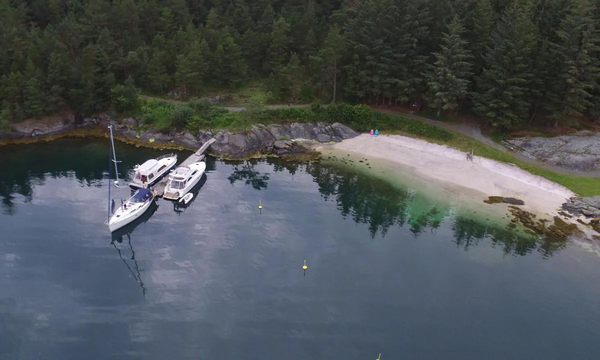 Vorlandsvågen: Flytebrygge med gode dybder.
Flott sandstrand.