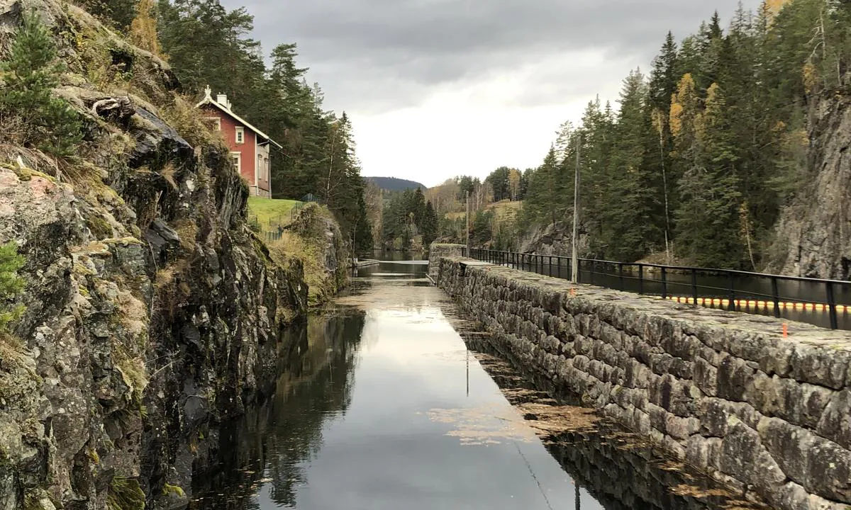 Gjestekaia er på babord side etter at du sluset gjennom alle nivåene i Vrangfoss Sluser.