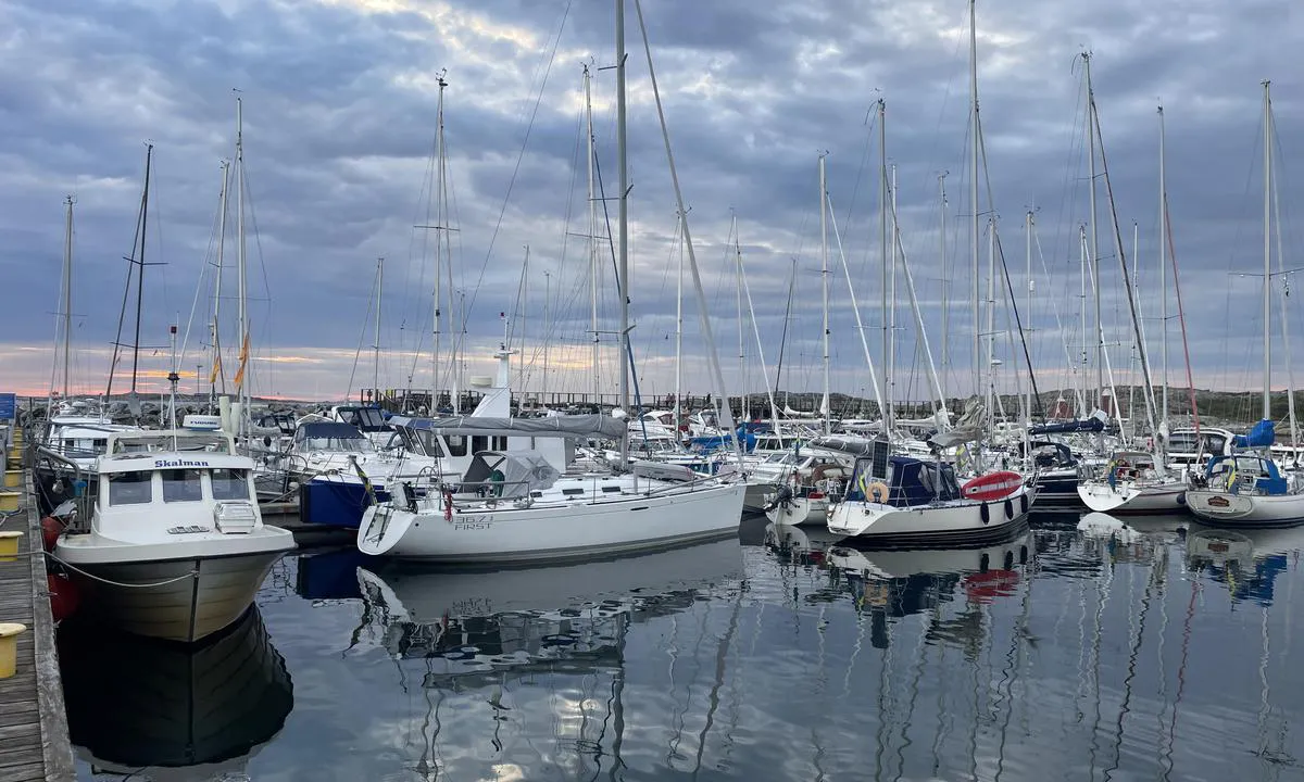 Vrångö Gästhamn: {"base": "se", "no": "En noks\u00e5 fullbooket havn", "se": "En ganska fullbelagd hamn", "en": "A fairly occupied harbour", "da": "En ret fyldt havn", "fr": "Un port assez occup\u00e9", "de": "Ein ziemlich belegter Hafen", "es": "Un puerto bastante lleno", "it": "Un porto piuttosto affollato", "pt": "Um porto bastante lotado", "nl": "Een vrij volle haven", "pl": "Do\u015b\u0107 pe\u0142ny port", "uk": "\u0414\u043e\u0441\u0438\u0442\u044c \u0437\u0430\u043f\u043e\u0432\u043d\u0435\u043d\u0438\u0439 \u043f\u043e\u0440\u0442", "ro": "Un port destul de plin", "tr": "Olduk\u00e7a dolu bir liman", "el": "\u0388\u03bd\u03b1 \u03bb\u03b9\u03bc\u03ac\u03bd\u03b9 \u03bc\u03b5 \u03b1\u03c1\u03ba\u03b5\u03c4\u03ae \u03c0\u03bb\u03b7\u03c1\u03cc\u03c4\u03b7\u03c4\u03b1", "cs": "Pom\u011brn\u011b obsazen\u00fd p\u0159\u00edstav", "hu": "Egy meglehet\u0151sen tele kik\u00f6t\u0151", "fi": "Aika t\u00e4ynn\u00e4 oleva satama", "bg": "\u0415\u0434\u043d\u043e \u0441\u0440\u0430\u0432\u043d\u0438\u0442\u0435\u043b\u043d\u043e \u043f\u044a\u043b\u043d\u043e \u043f\u0440\u0438\u0441\u0442\u0430\u043d\u0438\u0449\u0435", "sr": "Prili\u010dno popunjena luka", "et": "\u00dcsnagi t\u00e4is sadam", "lv": "Diezgan pilna osta", "lt": "Gana pilna uostas"}