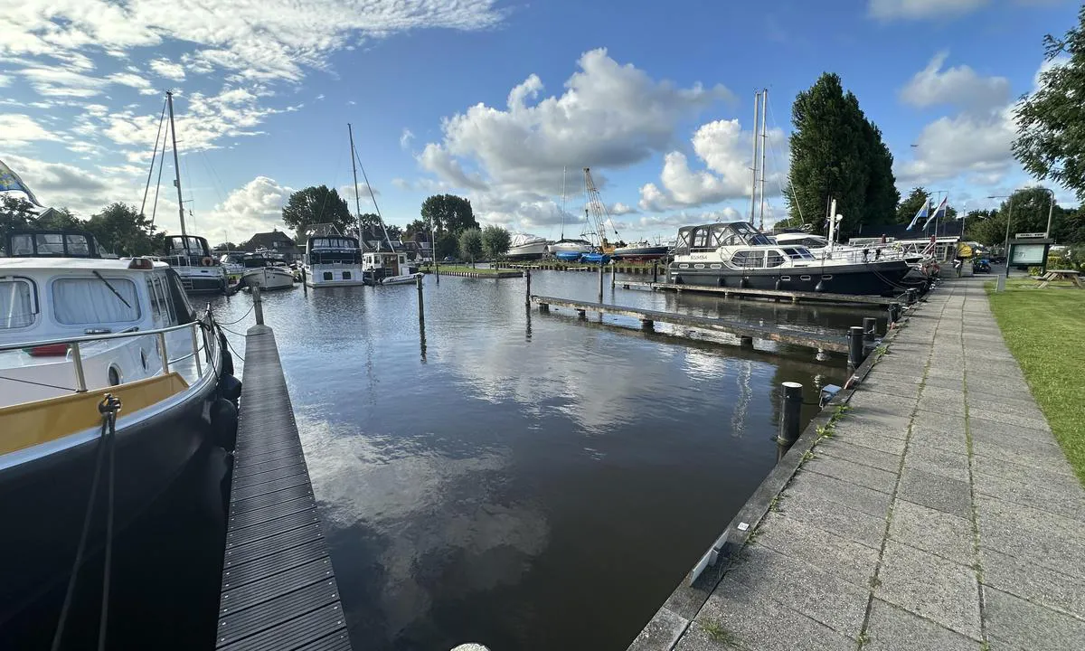 W.s.v. Lisse: {"base": "no", "no": "Plass for st\u00f8rre b\u00e5ter rett p\u00e5 innsiden av innl\u00f8pet til marinaen. Max dybde 1,5 meter", "se": "Plats f\u00f6r st\u00f6rre b\u00e5tar precis p\u00e5 insidan av inloppet till marinan. Max djup 1,5 meter", "en": "Space for larger boats right inside the entrance to the marina. Max depth 1.5 meters", "da": "Plads til st\u00f8rre b\u00e5de lige inden for indl\u00f8bet til marinaen. Maksimal dybde 1,5 meter", "fr": "Place pour des bateaux plus grands juste \u00e0 l'int\u00e9rieur de l'entr\u00e9e de la marina. Profondeur max 1,5 m\u00e8tre", "de": "Platz f\u00fcr gr\u00f6\u00dfere Boote direkt auf der Innenseite der Einfahrt zur Marina. Max. Tiefe 1,5 Meter", "es": "Lugar para barcos m\u00e1s grandes justo en el interior de la entrada del puerto deportivo. Profundidad m\u00e1xima de 1,5 metros", "it": "Posto per barche pi\u00f9 grandi proprio all'interno dell'ingresso del porto turistico. Profondit\u00e0 massima 1,5 metri", "pt": "Espa\u00e7o para barcos maiores logo no interior da entrada da marina. Profundidade m\u00e1xima de 1,5 metros", "nl": "Plaats voor grotere boten direct aan de binnenkant van de ingang naar de jachthaven. Max diepte 1,5 meter", "pl": "Miejsce dla wi\u0119kszych \u0142odzi zaraz po wewn\u0119trznej stronie wej\u015bcia do mariny. Maksymalna g\u0142\u0119boko\u015b\u0107 1,5 metra", "uk": "\u041c\u0456\u0441\u0446\u0435 \u0434\u043b\u044f \u0431\u0456\u043b\u044c\u0448\u0438\u0445 \u0441\u0443\u0434\u0435\u043d \u043f\u0440\u044f\u043c\u043e \u0432\u0441\u0435\u0440\u0435\u0434\u0438\u043d\u0456 \u0432\u0445\u043e\u0434\u0443 \u0434\u043e \u043c\u0430\u0440\u0438\u043d\u0438. \u041c\u0430\u043a\u0441\u0438\u043c\u0430\u043b\u044c\u043d\u0430 \u0433\u043b\u0438\u0431\u0438\u043d\u0430 1,5 \u043c\u0435\u0442\u0440\u0430", "ro": "Loc pentru b\u0103rci mai mari chiar \u00een interiorul intr\u0103rii \u00een marin\u0103. Ad\u00e2ncime maxim\u0103 1,5 metri", "tr": "Marinan\u0131n giri\u015finin hemen i\u00e7inde daha b\u00fcy\u00fck tekneler i\u00e7in yer. Maksimum derinlik 1,5 metredir.", "el": "\u0398\u03ad\u03c3\u03b7 \u03b3\u03b9\u03b1 \u03bc\u03b5\u03b3\u03b1\u03bb\u03cd\u03c4\u03b5\u03c1\u03b1 \u03c3\u03ba\u03ac\u03c6\u03b7 \u03b1\u03ba\u03c1\u03b9\u03b2\u03ce\u03c2 \u03c3\u03c4\u03bf \u03b5\u03c3\u03c9\u03c4\u03b5\u03c1\u03b9\u03ba\u03cc \u03c4\u03b7\u03c2 \u03b5\u03af\u03c3\u03bf\u03b4\u03bf\u03c5 \u03c4\u03b7\u03c2 \u03bc\u03b1\u03c1\u03af\u03bd\u03b1\u03c2. \u039c\u03ad\u03b3\u03b9\u03c3\u03c4\u03bf \u03b2\u03ac\u03b8\u03bf\u03c2 1,5 \u03bc\u03ad\u03c4\u03c1\u03b1", "cs": "M\u00edsto pro v\u011bt\u0161\u00ed lod\u011b p\u0159\u00edmo uvnit\u0159 vstupu do mariny. Max hloubka 1,5 metru", "hu": "Hely nagyobb haj\u00f3k sz\u00e1m\u00e1ra k\u00f6zvetlen\u00fcl a kik\u00f6t\u0151 bej\u00e1rat\u00e1n bel\u00fcl. Maxim\u00e1lis m\u00e9lys\u00e9g 1,5 m\u00e9ter.", "fi": "Paikka suuremmille veneille aivan sataman sis\u00e4\u00e4ntulon sis\u00e4puolella. Maksimisyvyys 1,5 metri\u00e4", "bg": "\u041c\u044f\u0441\u0442\u043e \u0437\u0430 \u043f\u043e-\u0433\u043e\u043b\u0435\u043c\u0438 \u043b\u043e\u0434\u043a\u0438 \u0442\u043e\u0447\u043d\u043e \u0432\u044a\u0432 \u0432\u044a\u0442\u0440\u0435\u0448\u043d\u043e\u0441\u0442\u0442\u0430 \u043d\u0430 \u0432\u0445\u043e\u0434\u0430 \u043a\u044a\u043c \u043f\u0440\u0438\u0441\u0442\u0430\u043d\u0438\u0449\u0435\u0442\u043e. \u041c\u0430\u043a\u0441\u0438\u043c\u0430\u043b\u043d\u0430 \u0434\u044a\u043b\u0431\u043e\u0447\u0438\u043d\u0430 1,5 \u043c\u0435\u0442\u0440\u0430", "sr": "Prostor za ve\u0107e brodove odmah unutar ulaza u marinu. Maksimalna dubina 1,5 metara", "et": "Koht suurematele paatidele otse sadama sisses\u00f5idu sees. Maksimaalne s\u00fcgavus 1,5 meetrit", "lv": "Vieta liel\u0101k\u0101m laiv\u0101m tie\u0161i iek\u0161pus\u0113 ieejai uz jahtu ostu. Maksim\u0101lais dzi\u013cums 1,5 metri", "lt": "Vieta didesn\u0117ms valtims tiesiai \u012fplaukus \u012f uost\u0105. Maksimalus gylis 1,5 metro"}