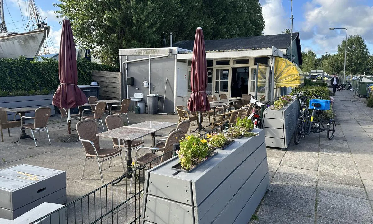W.s.v. Lisse: {"base": "no", "no": "Liten kaf\u00e9 inne i marinaen", "se": "Litet caf\u00e9 inne i marinan", "en": "Small caf\u00e9 inside the marina", "da": "Lille caf\u00e9 inde i marinaen", "fr": "Petit caf\u00e9 \u00e0 l'int\u00e9rieur de la marina", "de": "Kleines Caf\u00e9 im Yachthafen", "es": "Peque\u00f1o caf\u00e9 dentro de la marina", "it": "Piccolo caff\u00e8 all'interno del marina", "pt": "Pequeno caf\u00e9 dentro da marina", "nl": "Kleine caf\u00e9 in de jachthaven", "pl": "Ma\u0142a kawiarnia wewn\u0105trz mariny", "uk": "\u041d\u0435\u0432\u0435\u043b\u0438\u043a\u0435 \u043a\u0430\u0444\u0435 \u0432\u0441\u0435\u0440\u0435\u0434\u0438\u043d\u0456 \u043c\u0430\u0440\u0438\u043d\u0438", "ro": "Cafenea mic\u0103 \u00een interiorul marinei", "tr": "Marinan\u0131n i\u00e7inde k\u00fc\u00e7\u00fck bir kafe", "el": "\u039c\u03b9\u03ba\u03c1\u03cc \u03ba\u03b1\u03c6\u03ad \u03bc\u03ad\u03c3\u03b1 \u03c3\u03c4\u03b7 \u03bc\u03b1\u03c1\u03af\u03bd\u03b1", "cs": "Mal\u00e1 kav\u00e1rna uvnit\u0159 mariny", "hu": "Kis k\u00e1v\u00e9z\u00f3 a kik\u00f6t\u0151ben", "fi": "Pieni kahvila venesataman sis\u00e4ll\u00e4", "bg": "\u041c\u0430\u043b\u043a\u043e \u043a\u0430\u0444\u0435\u043d\u0435 \u0432\u044a\u0442\u0440\u0435 \u0432 \u043c\u0430\u0440\u0438\u043d\u0430\u0442\u0430", "sr": "Mala kafana unutar marine", "et": "V\u00e4ike kohvik jahisadama sees", "lv": "Neliela kafejn\u012bca piest\u0101tn\u0113", "lt": "Ma\u017ea kavin\u0117 prieplaukoje"}