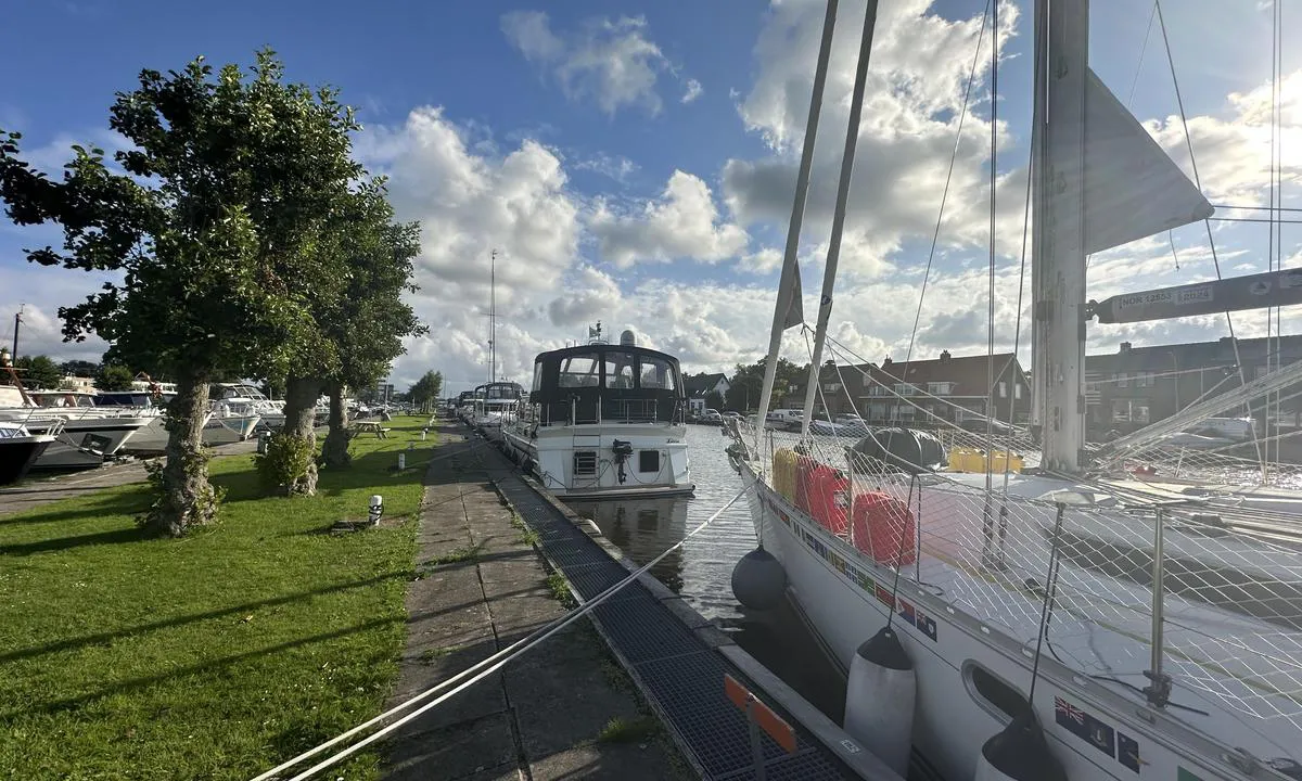 W.s.v. Lisse: {"base": "no", "no": "Det er 20 plasser p\u00e5 utsiden, langside, langs kanalen.", "se": "Det finns 20 platser p\u00e5 utsidan, l\u00e5ngsida, l\u00e4ngs kanalen.", "en": "There are 20 spots on the outside, alongside, along the canal.", "da": "Der er 20 pladser p\u00e5 ydersiden, langside, langs kanalen.", "fr": "Il y a 20 places \u00e0 l'ext\u00e9rieur, le long du canal.", "de": "Es gibt 20 Anlegestellen an der Au\u00dfenseite, l\u00e4ngsseits, entlang des Kanals.", "es": "Hay 20 lugares en el exterior, largo, a lo largo del canal.", "it": "Ci sono 20 posti all'esterno, al lato lungo, lungo il canale.", "pt": "Existem 20 lugares no exterior, ao longo do canal.", "nl": "Er zijn 20 ligplaatsen aan de buitenkant, langszij, langs het kanaal.", "pl": "Istnieje 20 miejsc na zewn\u0105trz, wzd\u0142u\u017c nabrze\u017ca, wzd\u0142u\u017c kana\u0142u.", "uk": "\u0404 20 \u043c\u0456\u0441\u0446\u044c \u043d\u0430 \u0437\u043e\u0432\u043d\u0456\u0448\u043d\u0456\u0439 \u0441\u0442\u043e\u0440\u043e\u043d\u0456, \u0431\u043e\u0440\u0442\u043e\u043c, \u0432\u0437\u0434\u043e\u0432\u0436 \u043a\u0430\u043d\u0430\u043b\u0443.", "ro": "Exist\u0103 20 de locuri pe partea exterioar\u0103, pe lungime, de-a lungul canalului.", "tr": "Kanal boyunca uzunlamas\u0131na 20 d\u0131\u015f yer bulunmaktad\u0131r.", "el": "\u03a5\u03c0\u03ac\u03c1\u03c7\u03bf\u03c5\u03bd 20 \u03b8\u03ad\u03c3\u03b5\u03b9\u03c2 \u03c3\u03c4\u03b7\u03bd \u03b5\u03be\u03c9\u03c4\u03b5\u03c1\u03b9\u03ba\u03ae \u03c0\u03bb\u03b5\u03c5\u03c1\u03ac, \u03ba\u03b1\u03c4\u03ac \u03bc\u03ae\u03ba\u03bf\u03c2 \u03c4\u03b7\u03c2 \u03b4\u03b9\u03ce\u03c1\u03c5\u03b3\u03b1\u03c2.", "cs": "Na vn\u011bj\u0161\u00ed stran\u011b, po cel\u00e9 d\u00e9lce kan\u00e1lu, je 20 m\u00edst.", "hu": "A csatorna ment\u00e9n, k\u00edv\u00fcl, 20 hely van hossz\u00e1ban.", "fi": "Kanavan varrella, ulkopuolella, on 20 paikkaa kylkikiinnitykselle.", "bg": "\u0418\u043c\u0430 20 \u043c\u0435\u0441\u0442\u0430 \u043e\u0442 \u0432\u044a\u043d\u0448\u043d\u0430\u0442\u0430 \u0441\u0442\u0440\u0430\u043d\u0430, \u043f\u043e \u043f\u0440\u043e\u0442\u0435\u0436\u0435\u043d\u0438\u0435 \u043d\u0430 \u043a\u0430\u043d\u0430\u043b\u0430.", "sr": "Ima 20 mesta spolja, uz bo\u010dnu stranu, du\u017e kanala.", "et": "V\u00e4ljaspool on 20 kohta, k\u00fclg k\u00fclje k\u00f5rval, piki kanalit.", "lv": "Ir pieejamas 20 vietas \u0101rpus\u0113, gar s\u0101niem, gar kan\u0101lu.", "lt": "Yra 20 viet\u0173 i\u0161orin\u0117je dalyje, \u0161onuose, palei kanal\u0105."}