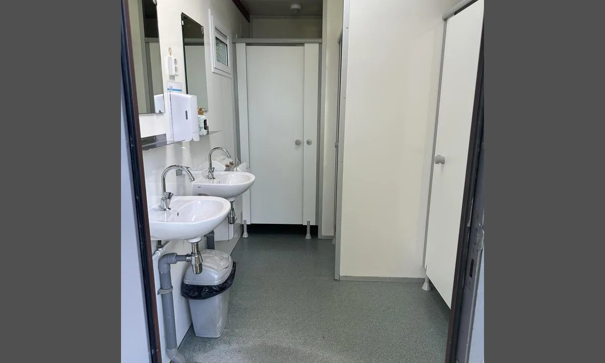 W.s.v. Lisse: {"base": "no", "no": "Toalett og dusj", "se": "Toalett och dusch", "en": "Toilet and shower", "da": "Toilet og bruser", "fr": "Toilettes et douches", "de": "Toilette und Dusche", "es": "Ba\u00f1o y ducha", "it": "Toilette e doccia", "pt": "Banheiro e chuveiro", "nl": "Toilet en douche", "pl": "Toaleta i prysznic", "uk": "\u0422\u0443\u0430\u043b\u0435\u0442 \u0456 \u0434\u0443\u0448", "ro": "Toalet\u0103 \u0219i du\u0219", "tr": "Tuvalet ve du\u015f", "el": "\u03a4\u03bf\u03c5\u03b1\u03bb\u03ad\u03c4\u03b1 \u03ba\u03b1\u03b9 \u03bd\u03c4\u03bf\u03c5\u03c2", "cs": "Toalety a sprcha", "hu": "Toalett \u00e9s zuhanyz\u00f3", "fi": "WC ja suihku", "bg": "\u0422\u043e\u0430\u043b\u0435\u0442\u043d\u0430 \u0438 \u0434\u0443\u0448", "sr": "Toalet i tu\u0161", "et": "Tualett ja du\u0161\u0161", "lv": "Tualete un du\u0161a", "lt": "Tualetas ir du\u0161as"}