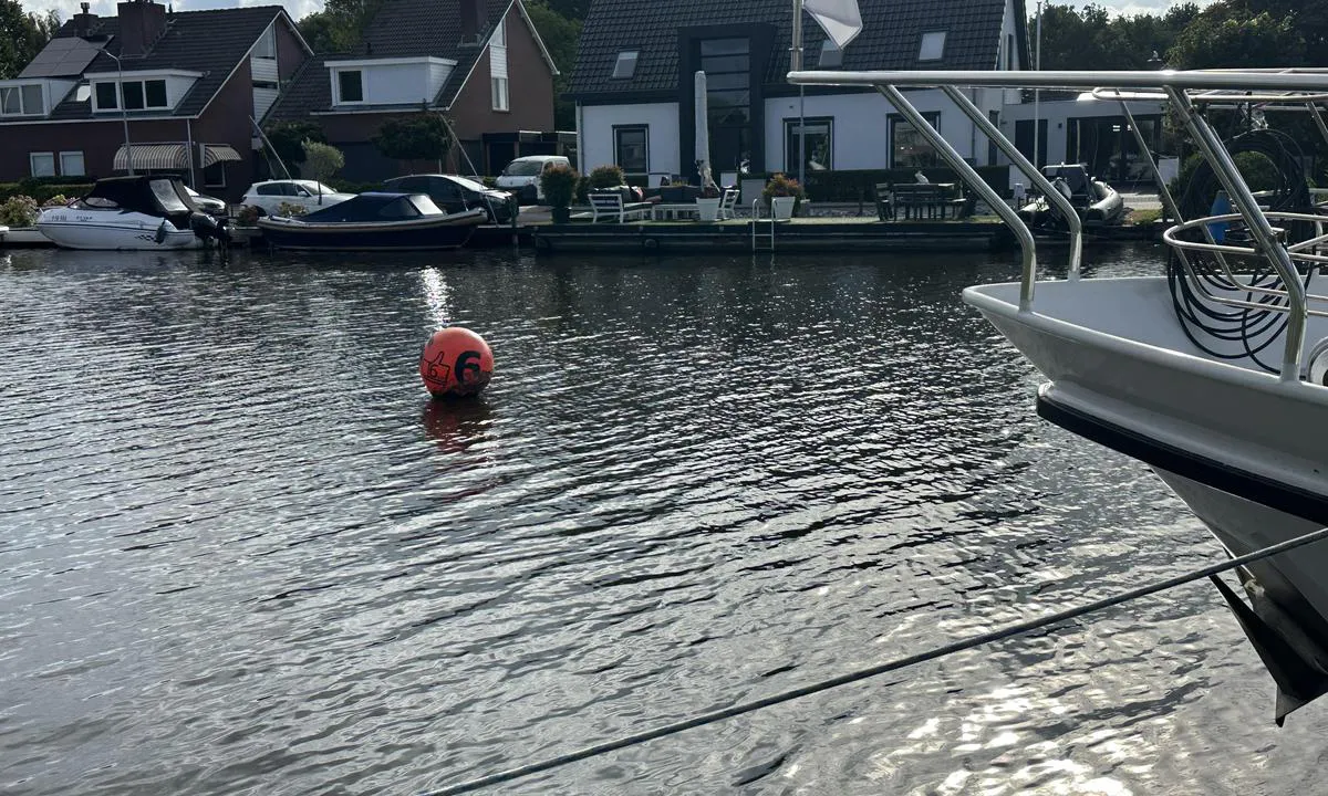 W.s.v. Lisse: {"base": "no", "no": "Fort\u00f8y mellom b\u00f8ye og bryggeplass", "se": "F\u00f6rt\u00f6j mellan boj och bryggplats", "en": "Moor between buoy and dock", "da": "Fort\u00f8j mellem b\u00f8je og broplads", "fr": "Amarrez entre la bou\u00e9e et l'emplacement de quai", "de": "Zwischen Boje und Stegplatz festmachen", "es": "Amarra entre la boya y el lugar de atraque", "it": "Ormeggia tra boa e posto in banchina", "pt": "Amarre entre a boia e o lugar de atraca\u00e7\u00e3o", "nl": "Bevestig tussen boei en aanlegplaats", "pl": "Cumuj mi\u0119dzy boj\u0105 a miejscem przy kei", "uk": "\u0428\u0432\u0430\u0440\u0442\u0443\u0439\u0442\u0435 \u043c\u0456\u0436 \u0431\u0443\u0439\u043a\u043e\u043c \u0442\u0430 \u043f\u0440\u0438\u0447\u0430\u043b\u043e\u043c", "ro": "Leag\u0103 \u00eentre geamandur\u0103 \u0219i locul de acostare", "tr": "\u015eamand\u0131ra ve iskele yeri aras\u0131nda ba\u011flama yap\u0131n", "el": "\u0394\u03ad\u03c3\u03c4\u03b5 \u03b1\u03bd\u03ac\u03bc\u03b5\u03c3\u03b1 \u03c3\u03b5 \u03c3\u03b7\u03bc\u03b1\u03bd\u03c4\u03ae\u03c1\u03b1 \u03ba\u03b1\u03b9 \u03b8\u03ad\u03c3\u03b7 \u03c3\u03c4\u03b7\u03bd \u03c0\u03c1\u03bf\u03b2\u03bb\u03ae\u03c4\u03b1", "cs": "Upevn\u011bte mezi b\u00f3ji a m\u00edstem u mola", "hu": "K\u00f6ss ki b\u00f3ja \u00e9s kik\u00f6t\u0151hely k\u00f6z\u00f6tt", "fi": "Kiinnit\u00e4 k\u00f6ysi poijun ja laituripaikan v\u00e4liin", "bg": "\u0417\u0430\u0432\u044a\u0440\u0436\u0435\u0442\u0435 \u043c\u0435\u0436\u0434\u0443 \u0431\u0443\u0439 \u0438 \u043c\u044f\u0441\u0442\u043e \u043d\u0430 \u043a\u0435\u0439", "sr": "Ve\u017ei izme\u0111u bove i pristani\u0161ta", "et": "Kinnita poide ja kailiini vahele", "lv": "Nostiprin\u0101t starp boju un piest\u0101tni", "lt": "Pri\u0161vartuokite tarp pl\u016bd\u0117s ir prieplaukos vietos"}