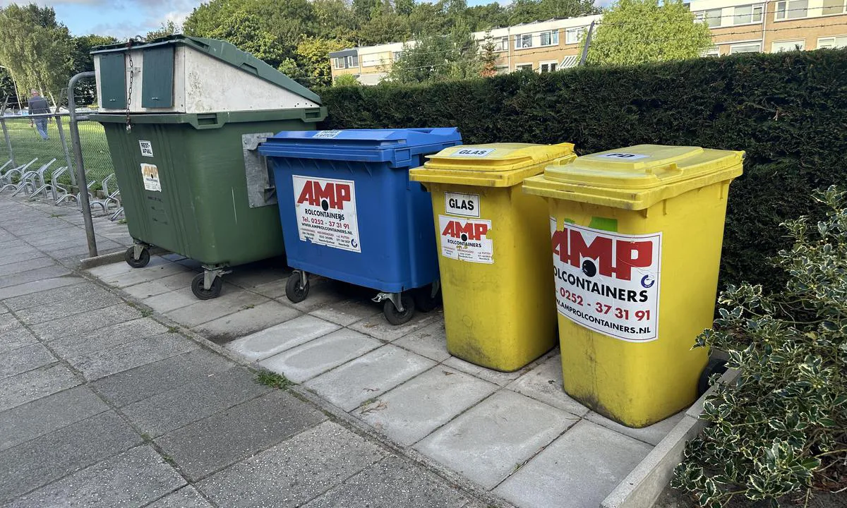 W.s.v. Lisse: {"base": "no", "no": "S\u00f8ppelkonteinere", "se": "Sopcontainrar", "en": "Garbage containers", "da": "Affaldscontainere", "fr": "Bennes \u00e0 ordures", "de": "M\u00fcllcontainer", "es": "Contenedores de basura", "it": "Container per rifiuti", "pt": "Contentores de lixo", "nl": "Afvalcontainers", "pl": "Kontenery na \u015bmieci", "uk": "\u041a\u043e\u043d\u0442\u0435\u0439\u043d\u0435\u0440\u0438 \u0434\u043b\u044f \u0441\u043c\u0456\u0442\u0442\u044f", "ro": "Containere de gunoi", "tr": "\u00c7\u00f6p konteynerleri", "el": "\u03a3\u03c5\u03bc\u03c0\u03b9\u03b5\u03c3\u03c4\u03ad\u03c2 \u03b1\u03c0\u03bf\u03c1\u03c1\u03b9\u03bc\u03bc\u03ac\u03c4\u03c9\u03bd", "cs": "Kontejnery na odpad", "hu": "Hullad\u00e9kt\u00e1rol\u00f3k", "fi": "J\u00e4tekontit", "bg": "\u041a\u043e\u043d\u0442\u0435\u0439\u043d\u0435\u0440\u0438 \u0437\u0430 \u0431\u043e\u043a\u043b\u0443\u043a", "sr": "Kontejneri za sme\u0107e", "et": "Pr\u00fcgikonteinerid", "lv": "Atkritumu konteineri", "lt": "\u0160iuk\u0161li\u0173 konteineriai"}