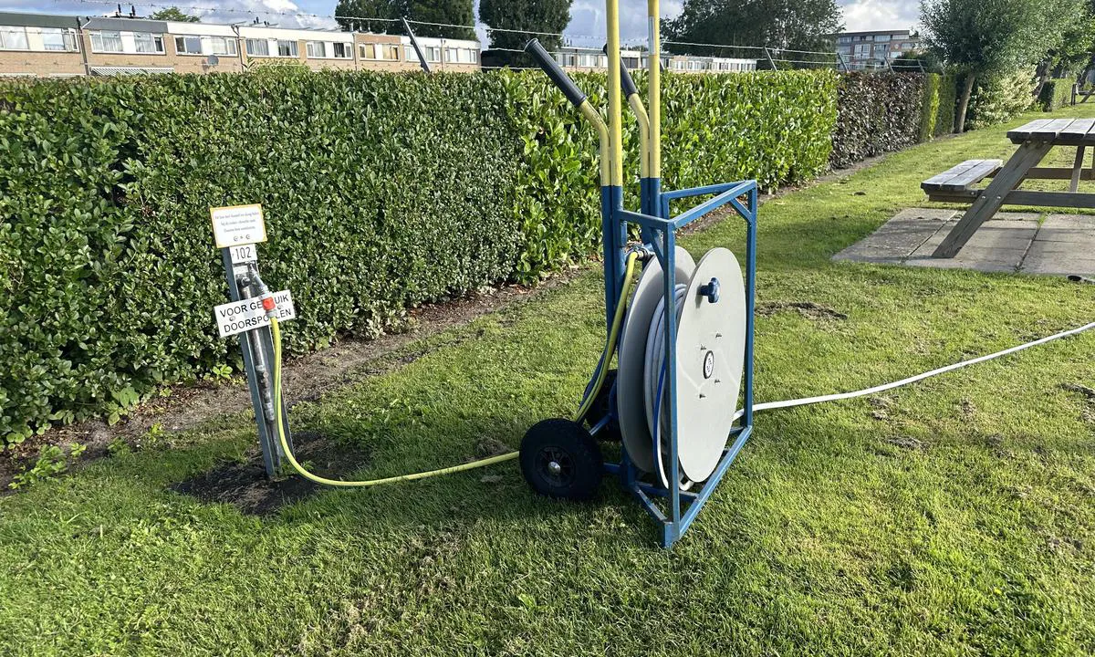 W.s.v. Lisse: {"base": "no", "no": "Ved vannfylling kan man l\u00e5ne en slik slangevogn som man tar med til vannkraner i n\u00e6rheten av b\u00e5ten", "se": "Vid vattenfyllning kan man l\u00e5na en s\u00e5dan slangvagn som man tar med till vattenkranar i n\u00e4rheten av b\u00e5ten", "en": "For water filling, one can borrow such a hose cart to take to the water taps near the boat", "da": "Ved vandp\u00e5fyldning kan man l\u00e5ne en s\u00e5dan slangevogn, som man tager med til vandhaner i n\u00e6rheden af b\u00e5den", "fr": "Lors du remplissage d'eau, vous pouvez emprunter un tel chariot \u00e0 tuyau que vous emmenez aux robinets d'eau pr\u00e8s du bateau", "de": "Beim Bef\u00fcllen des Wassers kann man einen solchen Schlauchwagen leihen, den man zu den Wasserh\u00e4hnen in der N\u00e4he des Bootes mitnimmt.", "es": "Al llenar agua, se puede pedir prestado un carrito de manguera que se puede llevar a los grifos de agua cercanos al barco.", "it": "Per il rifornimento d'acqua \u00e8 possibile prendere in prestito un carrello portatubo da portare ai rubinetti dell'acqua vicino alla barca", "pt": "Para reabastecimento de \u00e1gua, pode-se pegar um desses carrinhos de mangueira para lev\u00e1-los at\u00e9 as torneiras de \u00e1gua pr\u00f3ximas ao barco.", "nl": "Bij het vullen van water kan men een dergelijke slangenwagen lenen, die men meeneemt naar de waterkranen in de buurt van de boot.", "pl": "Przy nape\u0142nianiu wody mo\u017cna po\u017cyczy\u0107 taki w\u00f3zek na w\u0105\u017c, kt\u00f3ry mo\u017cna zabra\u0107 do kran\u00f3w z wod\u0105 w pobli\u017cu \u0142odzi", "uk": "\u041f\u0440\u0438 \u0437\u0430\u043f\u043e\u0432\u043d\u0435\u043d\u043d\u0456 \u0432\u043e\u0434\u043e\u044e \u043c\u043e\u0436\u043d\u0430 \u0432\u0437\u044f\u0442\u0438 \u043d\u0430\u043f\u0440\u043e\u043a\u0430\u0442 \u0442\u0430\u043a\u0438\u0439 \u0432\u0456\u0437 \u0434\u043b\u044f \u0448\u043b\u0430\u043d\u0433\u0456\u0432, \u0449\u043e\u0431 \u0434\u0456\u0441\u0442\u0430\u0442\u0438\u0441\u044f \u0434\u043e \u0432\u043e\u0434\u043e\u043f\u0440\u043e\u0432\u043e\u0434\u0456\u0432 \u0431\u0456\u043b\u044f \u0447\u043e\u0432\u043d\u0430.", "ro": "La umplerea apei, se poate \u00eemprumuta un astfel de c\u0103rucior cu furtun pe care \u00eel duci la robinetele de ap\u0103 din apropierea b\u0103rcii", "tr": "Su doldurma i\u015flemi s\u0131ras\u0131nda, \u00e7evredeki musluklardan su alabilmek \u00fczere b\u00f6yle bir hortum ta\u015f\u0131ma arabas\u0131n\u0131 \u00f6d\u00fcn\u00e7 alabilirsiniz.", "el": "\u039a\u03b1\u03c4\u03ac \u03c4\u03b7 \u03c3\u03c5\u03bc\u03c0\u03bb\u03ae\u03c1\u03c9\u03c3\u03b7 \u03bd\u03b5\u03c1\u03bf\u03cd, \u03bc\u03c0\u03bf\u03c1\u03b5\u03af\u03c4\u03b5 \u03bd\u03b1 \u03b4\u03b1\u03bd\u03b5\u03b9\u03c3\u03c4\u03b5\u03af\u03c4\u03b5 \u03ad\u03bd\u03b1 \u03c4\u03ad\u03c4\u03bf\u03b9\u03bf \u03ba\u03b1\u03c1\u03bf\u03cd\u03bb\u03b9 \u03c3\u03c9\u03bb\u03ae\u03bd\u03b1, \u03c0\u03bf\u03c5 \u03bc\u03c0\u03bf\u03c1\u03b5\u03af\u03c4\u03b5 \u03bd\u03b1 \u03c0\u03ac\u03c1\u03b5\u03c4\u03b5 \u03c3\u03c4\u03b9\u03c2 \u03b2\u03c1\u03cd\u03c3\u03b5\u03c2 \u03ba\u03bf\u03bd\u03c4\u03ac \u03c3\u03c4\u03bf \u03c3\u03ba\u03ac\u03c6\u03bf\u03c2 \u03c3\u03b1\u03c2.", "cs": "P\u0159i dopl\u0148ov\u00e1n\u00ed vody si m\u016f\u017eete p\u016fj\u010dit takov\u00fd hadicov\u00fd voz\u00edk, kter\u00fd si vezmete k vodn\u00edm ventil\u016fm v bl\u00edzkosti lodi.", "hu": "V\u00edzfelt\u00f6lt\u00e9skor k\u00f6lcs\u00f6n\u00f6zhet egy ilyen t\u00f6ml\u0151kocsit, amelyet a haj\u00f3 k\u00f6zel\u00e9ben l\u00e9v\u0151 v\u00edzcsapokhoz lehet vinni.", "fi": "Veden t\u00e4ytt\u00e4mist\u00e4 varten voi lainata t\u00e4llaisen letkuvaunun, jonka voi vied\u00e4 l\u00e4hell\u00e4 olevan veneen vesihanoille.", "bg": "\u041f\u0440\u0438 \u043f\u043e\u043f\u044a\u043b\u0432\u0430\u043d\u0435 \u043d\u0430 \u0432\u043e\u0434\u0430 \u043c\u043e\u0436\u0435 \u0434\u0430 \u0441\u0435 \u043d\u0430\u0435\u043c\u0435 \u0442\u0430\u043a\u0432\u0430 \u043a\u043e\u043b\u0438\u0447\u043a\u0430 \u0437\u0430 \u043c\u0430\u0440\u043a\u0443\u0447\u0438, \u043a\u043e\u044f\u0442\u043e \u0434\u0430 \u0441\u0435 \u0437\u0430\u043d\u0435\u0441\u0435 \u0434\u043e \u0431\u043b\u0438\u0437\u043a\u0438\u0442\u0435 \u0432\u043e\u0434\u043e\u0438\u0437\u0442\u043e\u0447\u043d\u0438\u0446\u0438 \u043a\u0440\u0430\u0439 \u043b\u043e\u0434\u043a\u0430\u0442\u0430", "sr": "\u0417\u0430 \u043f\u0443\u045a\u0435\u045a\u0435 \u0432\u043e\u0434\u0435 \u043c\u043e\u0436\u0435\u0442\u0435 \u043f\u043e\u0437\u0430\u0458\u043c\u0438\u0442\u0438 \u043e\u0432\u0430\u043a\u0432\u0430 \u043a\u043e\u043b\u0438\u0446\u0430 \u0437\u0430 \u0446\u0440\u0435\u0432\u043e \u043a\u043e\u0458\u0430 \u0441\u0435 \u043c\u043e\u0433\u0443 \u043e\u0434\u043d\u0435\u0442\u0438 \u0434\u043e \u0447\u0435\u0441\u043c\u0438\u045b\u043a\u0435 \u0443 \u0431\u043b\u0438\u0437\u0438\u043d\u0438 \u0431\u0440\u043e\u0434\u0430.", "et": "Vee t\u00e4itmisel saab laenutada sellise vooliku k\u00e4ru, mille saab viia paadi l\u00e4hedal asuvate veekraanide juurde.", "lv": "\u016adens uzpildei var aiz\u0146emties \u0161\u0101du \u0161\u013c\u016btenes rati\u0146u, ko var \u0146emt l\u012bdzi uz tuvum\u0101 eso\u0161ajiem \u016bdens kr\u0101niem pie laivas.", "lt": "Pripildant vandens, galima pasiskolinti toki\u0105 \u017earn\u0173 ve\u017eim\u0117l\u012f, kur\u012f galima pasiimti prie laivo esan\u010di\u0173 vandens \u010diaup\u0173"}