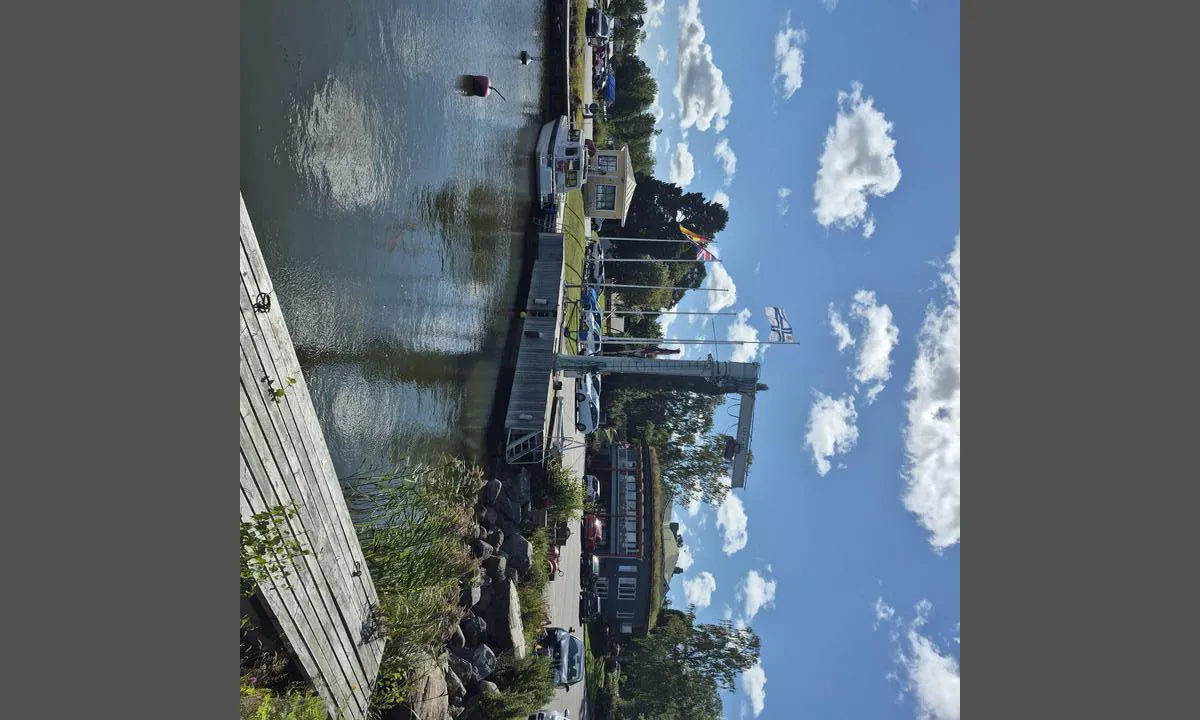 Wasa Segelförening: {"base": "en", "no": "Fasiliteter i bygning med grasstak.", "se": "Faciliteter i byggnad med gr\u00e4st\u00e4ckt tak.", "en": "Facilities in building with grass roof.", "da": "Faciliteter i bygning med gr\u00e6s tag.", "fr": "Installations dans un b\u00e2timent au toit enherb\u00e9.", "de": "Einrichtungen in einem Geb\u00e4ude mit Grasdach.", "es": "Instalaciones en edificio con techo de hierba.", "it": "Strutture in edificio con tetto di erba.", "pt": "Instala\u00e7\u00f5es em edif\u00edcio com telhado de grama.", "nl": "Faciliteiten in gebouw met grasdak.", "pl": "Zaplecze w budynku z trawiastym dachem.", "uk": "\u0417\u0440\u0443\u0447\u043d\u043e\u0441\u0442\u0456 \u0432 \u0431\u0443\u0434\u0456\u0432\u043b\u0456 \u0437 \u0442\u0440\u0430\u0432'\u044f\u043d\u0438\u043c \u0434\u0430\u0445\u043e\u043c.", "ro": "Facilit\u0103\u021bi \u00een cl\u0103dire cu acoperi\u0219 din iarb\u0103.", "tr": "\u00c7at\u0131lar\u0131 \u00e7imli olan binadaki tesisler.", "el": "\u0395\u03b3\u03ba\u03b1\u03c4\u03b1\u03c3\u03c4\u03ac\u03c3\u03b5\u03b9\u03c2 \u03c3\u03b5 \u03ba\u03c4\u03af\u03c1\u03b9\u03bf \u03bc\u03b5 \u03c7\u03bf\u03c1\u03c4\u03b1\u03c1\u03b9\u03b1\u03c3\u03bc\u03ad\u03bd\u03b7 \u03c3\u03c4\u03ad\u03b3\u03b7.", "cs": "Za\u0159\u00edzen\u00ed v budov\u011b s travnatou st\u0159echou.", "hu": "Felszerel\u00e9sek f\u0171vel bor\u00edtott tet\u0151s \u00e9p\u00fcletben.", "fi": "Tilat ruoho-kattoisessa rakennuksessa.", "bg": "\u0421\u044a\u043e\u0440\u044a\u0436\u0435\u043d\u0438\u044f \u0432 \u0441\u0433\u0440\u0430\u0434\u0430 \u0441 \u043f\u043e\u043a\u0440\u0438\u0432 \u043e\u0442 \u0442\u0440\u0435\u0432\u0430.", "sr": "Sadr\u017eaji u zgradi sa travnatim krovom.", "et": "V\u00f5imalused hoones, mille katusel on muru.", "lv": "Iek\u0101rtas \u0113k\u0101 ar z\u0101les jumtu.", "lt": "\u012erenginiai pastate su \u017eoliniu stogu."}