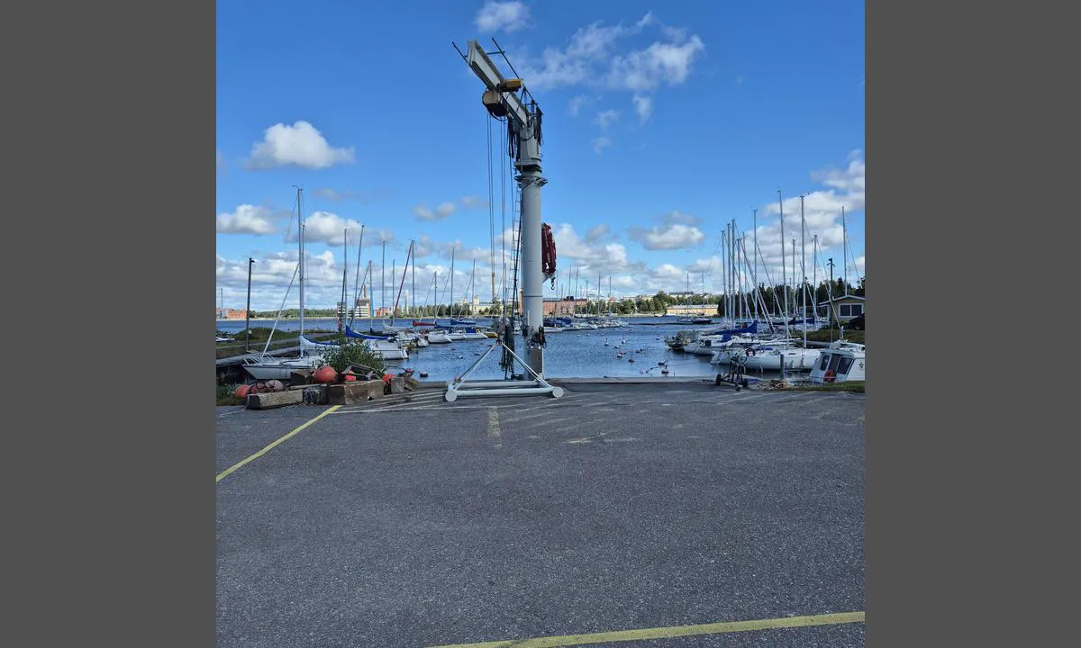 Wasa Segelförening: {"base": "en", "no": "Bes\u00f8kende akterb\u00f8yer til styrbord", "se": "G\u00e4ststuvningsbojar till styrbord", "en": "Visitor stern buoys to starboard", "da": "Bes\u00f8gende bagbord b\u00f8jer til styrbord", "fr": "Bou\u00e9es d'\u00e9trave visiteurs \u00e0 tribord", "de": "Besucher-Heckbojen an Steuerbord", "es": "Boyas de amarre para visitantes a estribor", "it": "Boette di poppa per visitatori a tribordo", "pt": "Boias de popa para visitantes \u00e0 estibordo", "nl": "Bezoekersstuurboeien aan bakboordzijde", "pl": "Boje rufowe dla go\u015bci po prawej burcie", "uk": "\u0413\u043e\u0441\u0442\u0456 \u0448\u0432\u0430\u0440\u0442\u0443\u044e\u0442\u044c\u0441\u044f \u043a\u043e\u0440\u043c\u043e\u044e \u0434\u043e \u043f\u0440\u0430\u0432\u043e\u0433\u043e \u0431\u043e\u0440\u0442\u0443", "ro": "Bojen de vizitare la prova", "tr": "Misafir k\u0131\u00e7 \u015famand\u0131ralar\u0131 iskele taraf\u0131nda", "el": "\u0395\u03c0\u03b9\u03c3\u03ba\u03ad\u03c0\u03c4\u03b5\u03c2 \u03c0\u03af\u03c3\u03c9 \u03c0\u03bb\u03c9\u03c4\u03ae\u03c1\u03b5\u03c2 \u03c3\u03c4\u03b7 \u03b4\u03b5\u03be\u03b9\u03ac \u03c0\u03bb\u03b5\u03c5\u03c1\u03ac", "cs": "N\u00e1v\u0161t\u011bvnick\u00e9 z\u00e1\u010fov\u00e9 b\u00f3je napravo", "hu": "L\u00e1togat\u00f3 farcsapszelek a jobb oldalon", "fi": "Vierailijan per\u00e4tolpat oikealla puolella", "bg": "\u041f\u043e\u0441\u0435\u0442\u0438\u0442\u0435\u043b\u0441\u043a\u0438 \u043a\u043e\u0440\u043c\u0438\u043b\u043d\u0438 \u0431\u0443\u0439\u043e\u0432\u0435 \u043e\u0442\u0434\u044f\u0441\u043d\u043e", "sr": "Posetila\u010dke krmene bove na desnoj strani", "et": "K\u00fclaliste paadisildade tagaled paremkaldal", "lv": "Apmekl\u0113t\u0101ju aizmugures bojas pa labaj\u0101 bort\u0101", "lt": "Sve\u010dio gal\u0173 pl\u016bdurai \u012f de\u0161in\u0119"}