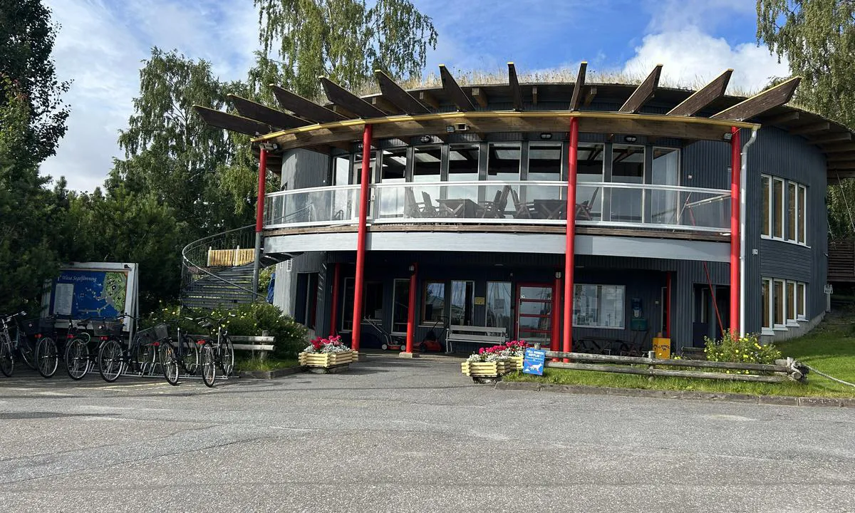 Wasa Segelförening: {"base": "en", "no": "Servicehus med WC, baderom, vaskemaskin, t\u00f8rketrommel, lite kj\u00f8kken for matlaging", "se": "Servicehus med WC, Badrum, Tv\u00e4ttmaskin, Torktumlare, liten k\u00f6k f\u00f6r matlagning", "en": "Servicehouse with WC, Bathroom, Washing Machine, Dryer, small kitchen for cooking", "da": "Servicehus med WC, Badev\u00e6relse, Vaskemaskine, T\u00f8rretumbler, lille k\u00f8kken til madlavning", "fr": "Maison de service avec WC, salle de bain, lave-linge, s\u00e8che-linge, petite cuisine pour cuisiner", "de": "Servicehaus mit WC, Badezimmer, Waschmaschine, Trockner, kleine K\u00fcche zum Kochen", "es": "Casa de servicios con WC, Ba\u00f1o, Lavadora, Secadora, peque\u00f1a cocina para cocinar", "it": "Casa di servizio con WC, Bagno, Lavatrice, Asciugatrice, piccola cucina per cucinare", "pt": "Casa de servi\u00e7o com WC, Banheiro, M\u00e1quina de Lavar, Secadora, pequena cozinha para cozinhar", "nl": "Servicegebouw met WC, badkamer, wasmachine, droger, kleine keuken om te koken", "pl": "Dom us\u0142ugowy z WC, \u0142azienk\u0105, pralk\u0105, suszark\u0105, ma\u0142\u0105 kuchni\u0105 do gotowania", "uk": "\u0421\u0435\u0440\u0432\u0456\u0441\u043d\u0438\u0439 \u0431\u0443\u0434\u0438\u043d\u043e\u043a \u0437 \u0442\u0443\u0430\u043b\u0435\u0442\u043e\u043c, \u0432\u0430\u043d\u043d\u043e\u044e \u043a\u0456\u043c\u043d\u0430\u0442\u043e\u044e, \u043f\u0440\u0430\u043b\u044c\u043d\u043e\u044e \u043c\u0430\u0448\u0438\u043d\u043e\u044e, \u0441\u0443\u0448\u0430\u0440\u043a\u043e\u044e, \u043c\u0430\u043b\u043e\u044e \u043a\u0443\u0445\u043d\u0435\u044e \u0434\u043b\u044f \u043f\u0440\u0438\u0433\u043e\u0442\u0443\u0432\u0430\u043d\u043d\u044f \u0457\u0436\u0456", "ro": "Cl\u0103dire de servicii cu WC, Baie, Ma\u0219in\u0103 de sp\u0103lat, Usc\u0103tor, buc\u0103t\u0103rie mic\u0103 pentru g\u0103tit", "tr": "Hizmet binas\u0131, WC, Banyo, \u00c7ama\u015f\u0131r Makinesi, Kurutma Makinesi, yemek pi\u015firmek i\u00e7in k\u00fc\u00e7\u00fck mutfak ile", "el": "\u039a\u03c4\u03af\u03c1\u03b9\u03bf \u03c5\u03c0\u03b7\u03c1\u03b5\u03c3\u03b9\u03ce\u03bd \u03bc\u03b5 WC, \u039c\u03c0\u03ac\u03bd\u03b9\u03bf, \u03a0\u03bb\u03c5\u03bd\u03c4\u03ae\u03c1\u03b9\u03bf, \u03a3\u03c4\u03b5\u03b3\u03bd\u03c9\u03c4\u03ae\u03c1\u03b9\u03bf, \u03bc\u03b9\u03ba\u03c1\u03ae \u03ba\u03bf\u03c5\u03b6\u03af\u03bd\u03b1 \u03b3\u03b9\u03b1 \u03bc\u03b1\u03b3\u03b5\u03af\u03c1\u03b5\u03bc\u03b1", "cs": "Slu\u017eebn\u00ed budova s WC, koupelnou, pra\u010dkou, su\u0161i\u010dkou, malou kuchyn\u00ed pro va\u0159en\u00ed", "hu": "Szolg\u00e1ltat\u00f3h\u00e1z WC-vel, F\u00fcrd\u0151szob\u00e1val, Mos\u00f3g\u00e9ppel, Sz\u00e1r\u00edt\u00f3val, f\u0151z\u00e9shez haszn\u00e1lhat\u00f3 kis konyh\u00e1val", "fi": "Palvelurakennus, jossa on WC, kylpyhuone, pesukone, kuivausrumpu, pieni keitti\u00f6 ruoanlaittoon", "bg": "\u0421\u0435\u0440\u0432\u0438\u0437\u043d\u0430 \u0441\u0433\u0440\u0430\u0434\u0430 \u0441 \u0442\u043e\u0430\u043b\u0435\u0442\u043d\u0430, \u0431\u0430\u043d\u044f, \u043f\u0435\u0440\u0430\u043b\u043d\u044f, \u0441\u0443\u0448\u0438\u043b\u043d\u044f, \u043c\u0430\u043b\u043a\u0430 \u043a\u0443\u0445\u043d\u044f \u0437\u0430 \u0433\u043e\u0442\u0432\u0435\u043d\u0435", "sr": "Uslu\u017ena ku\u0107a sa WC-om, kupatilom, ma\u0161inom za pranje ve\u0161a, su\u0161ilicom, malom kuhinjom za kuvanje", "et": "Teenindusmaja koos WC, vanni, pesumasina, kuivati ja v\u00e4ikese k\u00f6\u00f6giga toidu valmistamiseks", "lv": "Servisa m\u0101ja ar WC, vannas istabu, ve\u013casma\u0161\u012bnu, \u017e\u0101v\u0113t\u0101ju un nelielu virtuvi \u0113diena gatavo\u0161anai", "lt": "Paslaug\u0173 pastatas su WC, vonia, skalbimo ma\u0161ina, d\u017eiovykla, ma\u017ea virtuv\u0117l\u0117 maisto gaminimui"}