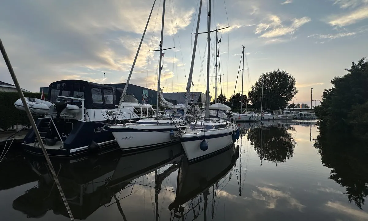 Watersportvereniging Gouda: {"base": "no", "no": "Ei havn hvor havnesjefen fyller p\u00e5 med b\u00e5ter\u2026", "se": "En hamn d\u00e4r hamnkaptenen fyller p\u00e5 med b\u00e5tar\u2026", "en": "A harbor where the harbor master fills up with boats\u2026", "da": "En havn hvor havnefogden fylder p\u00e5 med b\u00e5de\u2026", "fr": "Un port o\u00f9 le capitaine du port remplit avec des bateaux\u2026", "de": "Ein Hafen, in dem der Hafenmeister die Boote auff\u00fcllt\u2026", "es": "Un puerto donde el jefe del puerto llena de barcos\u2026", "it": "Un porto dove il capitano del porto riempie di barche...", "pt": "Um porto onde o capit\u00e3o do porto preenche com barcos\u2026", "nl": "Een haven waar de havenmeester aanvult met boten\u2026", "pl": "Port, w kt\u00f3rym kierownik portu \u0142aduje kolejne jednostki p\u0142ywaj\u0105ce...", "uk": "\u0413\u0430\u0432\u0430\u043d\u044c, \u0434\u0435 \u043d\u0430\u0447\u0430\u043b\u044c\u043d\u0438\u043a \u043f\u043e\u0440\u0442\u0443 \u043d\u0430\u043f\u043e\u0432\u043d\u044e\u0454 \u043f\u0440\u0438\u0447\u0430\u043b\u0438 \u0447\u043e\u0432\u043d\u0430\u043c\u0438\u2026", "ro": "Un port unde \u0219eful portului adaug\u0103 b\u0103rci...", "tr": "Liman \u015fefi taraf\u0131ndan teknelerin dolduruldu\u011fu bir liman\u2026", "el": "\u0388\u03bd\u03b1 \u03bb\u03b9\u03bc\u03ac\u03bd\u03b9 \u03cc\u03c0\u03bf\u03c5 \u03bf \u03bb\u03b9\u03bc\u03b5\u03bd\u03ac\u03c1\u03c7\u03b7\u03c2 \u03b3\u03b5\u03bc\u03af\u03b6\u03b5\u03b9 \u03bc\u03b5 \u03c3\u03ba\u03ac\u03c6\u03b7\u2026", "cs": "P\u0159\u00edstav, kde kapit\u00e1n p\u0159\u00edstavu dopl\u0148uje lod\u011b\u2026", "hu": "Egy kik\u00f6t\u0151, ahol a kik\u00f6t\u0151mester haj\u00f3kat t\u00f6lt be...", "fi": "Satama, jossa satamakapteeni t\u00e4ytt\u00e4\u00e4 veneit\u00e4\u2026", "bg": "\u0415\u0434\u043d\u043e \u043f\u0440\u0438\u0441\u0442\u0430\u043d\u0438\u0449\u0435, \u043a\u044a\u0434\u0435\u0442\u043e \u043f\u0440\u0438\u0441\u0442\u0430\u043d\u0438\u0449\u043d\u0438\u044f\u0442 \u043d\u0430\u0447\u0430\u043b\u043d\u0438\u043a \u043d\u0435\u043f\u0440\u0435\u043a\u044a\u0441\u043d\u0430\u0442\u043e \u0434\u043e\u0431\u0430\u0432\u044f \u043b\u043e\u0434\u043a\u0438\u2026", "sr": "\u041b\u0443\u043a\u0430 \u0443 \u043a\u043e\u0458\u043e\u0458 \u0443\u043f\u0440\u0430\u0432\u043d\u0438\u043a \u043b\u0443\u043a\u0435 \u043f\u043e\u043f\u0443\u045a\u0430\u0432\u0430 \u043c\u0458\u0435\u0441\u0442\u0430 \u0437\u0430 \u0447\u0430\u043c\u0446\u0435\u2026", "et": "Sadam, kus sadamakapten t\u00e4idab paate\u2026", "lv": "Osta, kur ostas priek\u0161nieks piepilda ar laiv\u0101m\u2026", "lt": "Uostas, kuriame uosto kapitonas papildys valtis\u2026"}