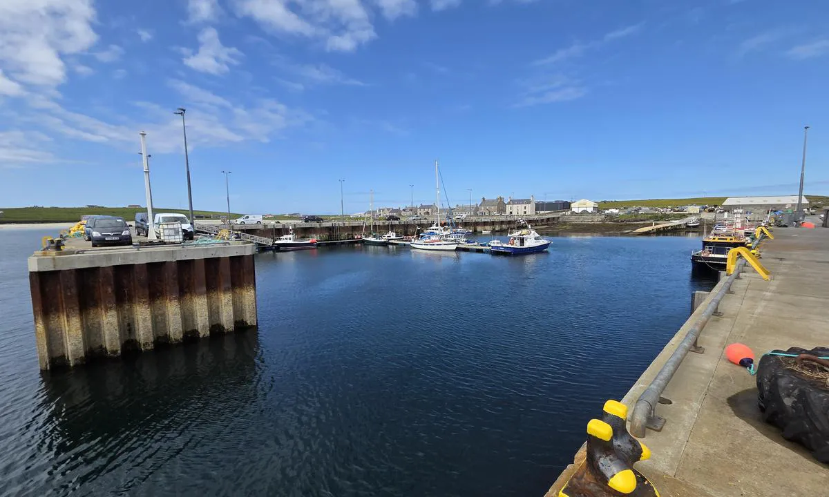 Westray Marina - Broughton: Hyggelig Harbourmaster, ring og fortell at du kommer.
Et hotell med restaurant/pub og landhandel- 15min gange unna.
Diesel tilsvarende avstand.
Ikke wifi i øyeblikket.
Plass til 3-4 båter i flytebrygge i havna. 
Flere gratisbøyer utenfor.
Dusj og toalett på brygga er litt rustikt.