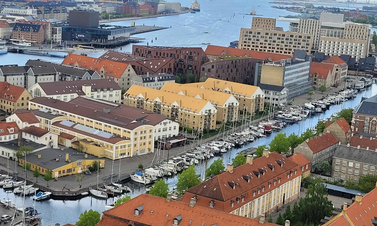 Wilders plads Marina - Christianhavns kanal: {"base": "de", "no": "Utsikt fra Vor Frelsers kirke mot marinaen.", "se": "Utsikt fr\u00e5n Vor Frelsers kyrka \u00f6ver marinan.", "en": "View from the Church of Our Saviour on the marina.", "da": "Udsigt fra Vor Frelsers Kirke over marinaen.", "fr": "Vue de l'\u00e9glise Vor Frelsers sur la marina.", "de": "Blick von der Vor Frelsers Kirche auf die Marina.", "es": "Vista desde la Iglesia de Nuestro Salvador hacia la Marina.", "it": "<p>Vista dalla Chiesa del Nostro Redentore sul porto turistico.</p>", "pt": "Vista da Igreja de Vor Frelsers para a Marina.", "nl": "Uitzicht vanaf de Vor Frelsers Kirke op de jachthaven.", "pl": "Widok z ko\u015bcio\u0142a Zbawiciela na marin\u0119.", "uk": "\u0412\u0438\u0434 \u0437 \u0446\u0435\u0440\u043a\u0432\u0438 \u0412\u043e\u0440 \u0424\u0440\u0435\u043b\u0441\u0435\u0440\u0441 \u043d\u0430 \u041c\u0430\u0440\u0438\u043d\u0443.", "ro": "Priveli\u0219te de la Biserica M\u00e2ntuitorului asupra marinei.", "tr": "Vor Frelsers Kilisesi'nden marinaya bak\u0131\u015f.", "el": "\u0398\u03ad\u03b1 \u03b1\u03c0\u03cc \u03c4\u03b7\u03bd \u0395\u03ba\u03ba\u03bb\u03b7\u03c3\u03af\u03b1 Vor Frelsers \u03c0\u03c1\u03bf\u03c2 \u03c4\u03b7 \u03bc\u03b1\u03c1\u03af\u03bd\u03b1.", "cs": "Pohled z Vor Frelsers Kirchen na p\u0159\u00edstav.", "hu": "Kil\u00e1t\u00e1s a Vor Frelsers templomb\u00f3l a marin\u00e1ra.", "fi": "N\u00e4kym\u00e4 Vor Frelsers Kirken kirkosta satamaan.", "bg": "\u0418\u0437\u0433\u043b\u0435\u0434 \u043e\u0442 \u0446\u044a\u0440\u043a\u0432\u0430\u0442\u0430 \u0412\u043e\u0440 \u0424\u0440\u0435\u043b\u0441\u0435\u0440\u0441 \u043a\u044a\u043c \u043c\u0430\u0440\u0438\u043d\u0430\u0442\u0430.", "sr": "\u041f\u043e\u0433\u043b\u0435\u0434 \u0441\u0430 \u0426\u0440\u043a\u0432\u0435 \u0421\u043f\u0430\u0441\u0438\u0442\u0435\u0459\u0430 \u043d\u0430 \u043c\u0430\u0440\u0438\u043d\u0443.", "et": "Vaade Vor Frelsers kirikust jahisadamale.", "lv": "Skats no Vor Frelsers bazn\u012bcas uz jahtu piest\u0101tni.", "lt": "Vaizdas i\u0161 Vor Frelsers ba\u017eny\u010dios \u012f marin\u0105."}